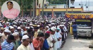  সিরাজগঞ্জ পৌর মালসাপাড়া কবরস্থানে চির নিদ্রায় শায়িত হলেন সাবেক সংসদ সদস্য আব্দুল মান্নান তালুকদারতারিকুল আলম, ব্যুরো প্রধান রাজশাহীঃ পাঁচ দফা জানাজা নামাজ শেষে শনিবার ( ১৯ জুলাই) বাদ আসর সিরাজগঞ্জ পৌর মালসাপাড়া কবরস্থানে চির নিদ্রায় শায়িত হলেন বিএনপি চেয়ারপার্সনের উপদেষ্ঠা পরিষদের সদস্য সিরাজগঞ্জ ৩ রায়গঞ্জ তাড়াশের টানা চারবার নির্বাচিত সাবেক জাতীয় সংসদ সদস্য ও সংসদীয় স্থানীয় সরকারের স্থায়ী কমিটির সাবেক সভাপতি ও সিরাজগঞ্জ জেলা বিএনপির সাবেক সভাপতি বর্ষীয়ান জননেতা আব্দুল মান্নান তালুকদার।

গত শুক্রবার ( ১৮ জুলাই) সকালে ঢাকার ধানমন্ডি নিজ বাড়িতে বার্ধক্যজনিত কারণে মৃত্যুবরণ করেন বিএনপি দলীয় সাবেক চারবারের সাংসদ আব্দুল মান্নান তালুকদার। তার মৃত্যুতে শোক প্রকাশ করেন বিএনপির ভারপ্রাপ্ত চেয়ারম্যান তারেক রহমান, মহাসচিব ফখরুল ইসলাম আলমগীর ও স্থায়ী কমিটির সদস্য ইকবাল হাসান মাহমুদ টুকু।
শুক্রবার বাদ যহর জাতীয় সংসদ ভবনের দক্ষিণ প্লাজায় মরহুম আব্দুল মান্নান তালুকদারে প্রথম জানাজা নামাজ অনুষ্ঠিত হয়। শনিবার সকালে সিরাজগঞ্জের তাড়াশে দ্বিতীয় জানাজা নামাজ ও তার গ্রাম ধুবিলে তৃতীয় জানাজ নামাজ ও বাদ যহর রায়গঞ্জের হাইস্কুল মাঠে চতুর্থ জানাজা নামাজ অনুষ্ঠিত হয়।
মরহুম আবদুল মান্নান তালুকদারে শেষ জানাজা নামাজ বাদ আসর সিরাজগঞ্জ সরকারি ইসলামিয়া কলেজ মাঠে অনুষ্ঠিত হয়। এ সময় মরহুমের বিদেহী আত্নার মাগফিরাত কামনা করে বক্তব্য রাখেন বিএনপি জাতীয় নির্বাহী কমিটির সদস্য ও জেলা বিএনপির সাবেক সাধারণ সম্পাদক সাবেক মেয়র এডভোকেট মোকাদ্দেছ আলী, বিএনপি জাতীয় নির্বাহী কমিটির সদস্য ও জেলা বিএনপির সাধারণ সম্পাদক সাইদুর রহমান বাচ্চু ও মরহুমের দ্বিতীয় ছেলে জেলা বিএনপির নির্বাহী সদস্য রাহিদ মান্নান তালুকদার লেলিন।
পঞ্চমবারের জানাজা নামাজ শেষে পৌর মালসাপাড়া কবরস্থানে তার দাফনকাজ সম্পন্ন করা হয়।মরহুম আবদুল মান্নান তালুকদারের প্রতিটি জানাজা নামাজে হাজার হাজার ধর্মপ্রাণ মুসল্লীরা অংশ গ্রহণ  করে। 

তারিকুল আলম, সিরাজগঞ্জ 

১৯-৭-২০২৫ইং

মেইলে ছবি আছে

￼