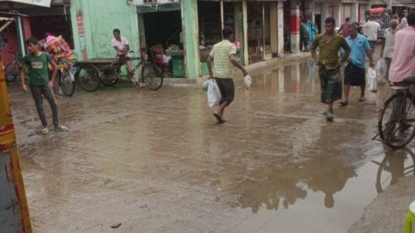📉 বয়ড়া বাজারের অতীত গৌরব, বর্তমান নীরবতা মাহবুবুল আলম। বিজয় সংবাদ। জামালপুর জেলার সরিষাবাড়ী উপজেলার ২নং পোগলদিঘা ইউনিয়নের প্রাণকেন্দ্র ছিল বয়ড়া বাজার। এক সময় এই বাজার ছিল কাঠের ব্যবসা ও পাট সরবরাহের জন্য বিখ্যাত। সকাল থেকে সন্ধ্যা — বাজারে মানুষের ভিড়, কাঠের লেনদেন, আড্ডা, হাসি-কান্না, সবকিছুই ছিল প্রাণবন্ত। কিন্তু সময় বদলেছে। এখন সেই জমজমাট বয়রা বাজার যেন স্মৃতির পাতায় হারিয়ে যেতে বসেছে। 🔻 মানুষের আসা-যাওয়া কমে গেছে। 🔻 ব্যবসায়িক গতিবিধি প্রায় থমকে গেছে। 🔻 বাজার যেন নিঃস্তব্ধ — জীবনহীন। এখন প্রশ্ন একটাই — ⏳ এই বাজার কি আবার ফিরে পাবে তার গৌরবময় সেই দিনগুলো? আমরা কি পারি না আবার এই বাজারকে সচল করতে? স্থানীয় মানুষ, ব্যবসায়ী, প্রশাসন — সকলে একসাথে উদ্যোগ নিলে হয়তো আবার বয়ড়া বাজার ফিরে পাবে তার হারানো প্রাণ। --