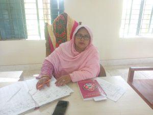 ---📰 সরিষাবাড়ীর মালিপাড়া হাই স্কুল: প্রধান শিক্ষিকার নেতৃত্বে এগিয়ে চলা, এখন প্রয়োজন মাঠ সংস্কার ও বাউন্ডারি নির্মাণে সহায়তা
✍️ মাহবুবুল আলম। 
বুরো প্রধান, ময়মনসিংহ বিভাগ

জামালপুর জেলার সরিষাবাড়ী উপজেলার ২নং পোগলদিঘা ইউনিয়নের মালিপাড়া গ্রামে অবস্থিত মালিপাড়া হাই স্কুল বর্তমানে এলাকার শিক্ষার বাতিঘরে পরিণত হয়েছে। শিক্ষায় উৎকর্ষতা, নৈতিকতা এবং শৃঙ্খলার দৃষ্টান্ত স্থাপন করছে এই প্রতিষ্ঠান।

বিদ্যালয়ের নেতৃত্বে রয়েছেন প্রধান শিক্ষিকা তাহমিনা শারমিন। তাঁর দূরদর্শী নেতৃত্ব, মেধা ও দক্ষতা বিদ্যালয়ের পরিবেশে এনেছে আমূল পরিবর্তন। শিক্ষার্থীদের ফলাফল, উপস্থিতি এবং আচরণ—সব ক্ষেত্রেই এখন এই স্কুল অগ্রণী।

বিদ্যালয়ে রয়েছেন ১১ জন সহকারী শিক্ষক ও ৫ জন চতুর্থ শ্রেণির কর্মচারী, যাঁরা সবাই নিষ্ঠার সঙ্গে দায়িত্ব পালন করছেন। তাঁদের সম্মিলিত চেষ্টায় গড়ে উঠেছে একটি পরিচ্ছন্ন, শিক্ষাবান্ধব ও মনোরম পরিবেশ।

✅ এলাকাবাসীর সহযোগিতা, কিন্তু পরিকাঠামোগত সীমাবদ্ধতা

গ্রামীণ পটভূমিতে গড়ে ওঠা মালিপাড়া হাই স্কুল আজ শহরের নামকরা অনেক বিদ্যালয়ের সঙ্গে পাল্লা দিতে সক্ষম। এলাকার মানুষ স্কুলটির অগ্রগতিতে গর্বিত এবং নিয়মিত সহযোগিতা করছেন।

তবে পরিকাঠামোগত কিছু গুরুত্বপূর্ণ সমস্যা এখনো রয়েছে। যেমন—

🔹 স্কুল মাঠে নেই কোনো বাউন্ডারি,
🔹 মাঠটি নিচু হওয়ায় বর্ষাকালে পানিতে তলিয়ে যায়,
🔹 ফলে খেলাধুলা ও শারীরিক অনুশীলনে মারাত্মক সমস্যা হয়।

বিদ্যালয় কর্তৃপক্ষের পক্ষ থেকে মাঠে মাটি ভরাট ও বাউন্ডারি নির্মাণের জন্য সরকারের কাছে বারবার আবেদন জানানো হয়েছে।

📣 সরকারের দৃষ্টি আকর্ষণ

বিদ্যালয়ের সার্বিক উন্নয়ন ও শিক্ষার্থীদের মানসিক ও শারীরিক বিকাশের জন্য একটি উপযুক্ত খেলার মাঠ অত্যন্ত প্রয়োজন। তাই সরকারের নিকট মালিপাড়া হাই স্কুলের মাঠ সংস্কার ও সীমানা প্রাচীর নির্মাণে দ্রুত সহায়তা প্রদানের জোর দাবি জানিয়েছেন প্রধান শিক্ষিকা ও এলাকাবাসী।

---

📌 বিদ্যালয়ের নাম: মালিপাড়া হাই স্কুল
📍 অবস্থান: মালিপাড়া গ্রাম, ২নং পোগলদিঘা ইউনিয়ন, সরিষাবাড়ী, জামালপুর
👩‍🏫 প্রধান শিক্ষিকা: তাহমিনা শারমিন
👨‍🏫 শিক্ষক সংখ্যা: ১১ জন
👷‍♂️ কর্মচারী: ৫ জন
🔧 সমস্যা: মাঠ নিচু, বাউন্ডারি নেই — প্রয়োজন মাটি ভরাট ও সীমানা প্রাচীর নির্মাণ।

--