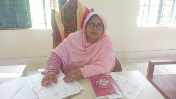 --- 📰 সরিষাবাড়ীর মালিপাড়া হাই স্কুল: প্রধান শিক্ষিকার নেতৃত্বে এগিয়ে চলা, এখন প্রয়োজন মাঠ সংস্কার ও বাউন্ডারি নির্মাণে সহায়তা ✍️ মাহবুবুল আলম। বুরো প্রধান, ময়মনসিংহ বিভাগ জামালপুর জেলার সরিষাবাড়ী উপজেলার ২নং পোগলদিঘা ইউনিয়নের মালিপাড়া গ্রামে অবস্থিত মালিপাড়া হাই স্কুল বর্তমানে এলাকার শিক্ষার বাতিঘরে পরিণত হয়েছে। শিক্ষায় উৎকর্ষতা, নৈতিকতা এবং শৃঙ্খলার দৃষ্টান্ত স্থাপন করছে এই প্রতিষ্ঠান। বিদ্যালয়ের নেতৃত্বে রয়েছেন প্রধান শিক্ষিকা তাহমিনা শারমিন। তাঁর দূরদর্শী নেতৃত্ব, মেধা ও দক্ষতা বিদ্যালয়ের পরিবেশে এনেছে আমূল পরিবর্তন। শিক্ষার্থীদের ফলাফল, উপস্থিতি এবং আচরণ—সব ক্ষেত্রেই এখন এই স্কুল অগ্রণী। বিদ্যালয়ে রয়েছেন ১১ জন সহকারী শিক্ষক ও ৫ জন চতুর্থ শ্রেণির কর্মচারী, যাঁরা সবাই নিষ্ঠার সঙ্গে দায়িত্ব পালন করছেন। তাঁদের সম্মিলিত চেষ্টায় গড়ে উঠেছে একটি পরিচ্ছন্ন, শিক্ষাবান্ধব ও মনোরম পরিবেশ। ✅ এলাকাবাসীর সহযোগিতা, কিন্তু পরিকাঠামোগত সীমাবদ্ধতা গ্রামীণ পটভূমিতে গড়ে ওঠা মালিপাড়া হাই স্কুল আজ শহরের নামকরা অনেক বিদ্যালয়ের সঙ্গে পাল্লা দিতে সক্ষম। এলাকার মানুষ স্কুলটির অগ্রগতিতে গর্বিত এবং নিয়মিত সহযোগিতা করছেন। তবে পরিকাঠামোগত কিছু গুরুত্বপূর্ণ সমস্যা এখনো রয়েছে। যেমন— 🔹 স্কুল মাঠে নেই কোনো বাউন্ডারি, 🔹 মাঠটি নিচু হওয়ায় বর্ষাকালে পানিতে তলিয়ে যায়, 🔹 ফলে খেলাধুলা ও শারীরিক অনুশীলনে মারাত্মক সমস্যা হয়। বিদ্যালয় কর্তৃপক্ষের পক্ষ থেকে মাঠে মাটি ভরাট ও বাউন্ডারি নির্মাণের জন্য সরকারের কাছে বারবার আবেদন জানানো হয়েছে। 📣 সরকারের দৃষ্টি আকর্ষণ বিদ্যালয়ের সার্বিক উন্নয়ন ও শিক্ষার্থীদের মানসিক ও শারীরিক বিকাশের জন্য একটি উপযুক্ত খেলার মাঠ অত্যন্ত প্রয়োজন। তাই সরকারের নিকট মালিপাড়া হাই স্কুলের মাঠ সংস্কার ও সীমানা প্রাচীর নির্মাণে দ্রুত সহায়তা প্রদানের জোর দাবি জানিয়েছেন প্রধান শিক্ষিকা ও এলাকাবাসী। --- 📌 বিদ্যালয়ের নাম: মালিপাড়া হাই স্কুল 📍 অবস্থান: মালিপাড়া গ্রাম, ২নং পোগলদিঘা ইউনিয়ন, সরিষাবাড়ী, জামালপুর 👩‍🏫 প্রধান শিক্ষিকা: তাহমিনা শারমিন 👨‍🏫 শিক্ষক সংখ্যা: ১১ জন 👷‍♂️ কর্মচারী: ৫ জন 🔧 সমস্যা: মাঠ নিচু, বাউন্ডারি নেই — প্রয়োজন মাটি ভরাট ও সীমানা প্রাচীর নির্মাণ। --