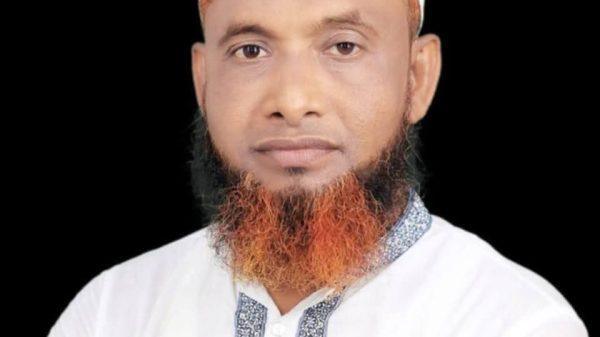গাজীপুরে পাঁচ বিএনপি নেতার বিরুদ্ধে চাঁদাবাজির মামলা... বিশেষ প্রতিনিধি গাজীপুর জেলা। গাজীপুরে পাঁচ বিএনপি নেতার বিরুদ্ধে চাঁদাবাজির অভিযোগে মামলা হয়েছে। রোববার ১৩ জুলাই রাতে তাদের বিরুদ্ধে জয়দেবপুর থানায় মামলাটি করেন সদর উপজেলার ভাওয়ালগড় ইউনিয়নের বানিয়ারচালা গ্রামের রিস্কাচালক জনৈক দেলোয়ার হোসেন। মামলায় প্রধান আসামী হলেন সদর উপজেলা বিএনপির আহ্বায়ক কমিটির সদস্য ইসলামুদ্দিন। বাকিরা স্থানীয় ভাওয়ালগড় ইউনিয়ন বিএনপি'র কর্মী। তারা হলেন, শহীদুল্লাহ, শাহজাহান, মিয়ার উদ্দিন ও সুমন মিয়া। মামলায় উল্লেখ করা হয়, অভিযুক্ত ইসলামুদ্দিন গত দু মাস ধরে সদর উপজেলার বানিয়ারচালা এলাকায় অটো রিস্কার চালকদের নিকট থেকে চাঁদা আদায় করেন। প্রতিবাদ করলে গত শুক্রবার ১১ই জুলাই সকালে ইসলামুদ্দিন ও তার লোকজন অটোরিস্কা চালকদের উপর হামলা করে। জয়দেবপুর থানার ভারপ্রাপ্ত কর্মকর্তা তৌহিদ আহমেদ ওই মামলা দায়েরের বিষয়টি নিশ্চিত করেন। মামলা দায়েরের খবর পেয়ে অভিযুক্ত বিএনপি নেতা ইসলামুদ্দিন এলাকা থেকে পালিয়ে গেছে।