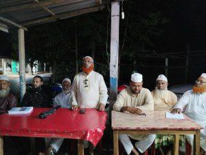 শ্রীপুরে গণসংযোগ করলেন জামায়াত নেতা ড. মো. জাহাঙ্গীর আলমসওকত হোসাইন
বিশেষ প্রতিনিধি:
গাজীপুর জেলা।

গাজীপুরের শ্রীপুর পৌরসভার ৪ নং ওয়ার্ডের সিআরসি মোড়ে আজ মঙ্গলবার  (২৯ জুলাই) সন্ধ্যায় গণসংযোগ করেছেন বাংলাদেশ জামায়াতে ইসলামীর গাজীপুর জেলা আমীর ড. মো. জাহাঙ্গীর আলম।

গণসংযোগকালে তিনি স্থানীয় দোকানদার, পথচারী ও সাধারণ মানুষের সঙ্গে কুশল বিনিময় করেন। এ সময় দেশের বর্তমান রাজনৈতিক প্রেক্ষাপট, জনগণের অধিকার আদায়ের সংগ্রাম ও জামায়াতে ইসলামীর ভবিষ্যৎ কর্মসূচি নিয়ে জনগণের উদ্দেশ্যে বক্তব্য রাখেন।

ডা. জাহাঙ্গীর আলম বলেন,একটি দল এখনো ক্ষমতায় আসেনি, কিন্তু তারা এমন আচরণ করছে যেন তারা ক্ষমতায় বসেই গেছে। জনগণের অধিকার ভুলুণ্ঠিত হচ্ছে প্রতিনিয়ত। এই পরিস্থিতিতে দেশের জনগণ পরিবর্তন চায়। তাই আসন্ন জাতীয় নির্বাচনে গাজীপুর-৩ আসনে ‘দাঁড়িপাল্লা’ মার্কায় ভোট দিয়ে ন্যায়বিচার, গণতন্ত্র ও ইসলামি আদর্শ প্রতিষ্ঠার সুযোগ দিন।

তিনি আরও বলেন,জামায়াতে ইসলামী জনগণের দল। আমরা সব সময় জনগণের পাশে ছিলাম, আছি এবং থাকব। আপনারা ভোট ও দোয়া দিয়ে আমাদের আরও শক্তিশালী করুন।

গণসংযোগকালে আরও বক্তব্য রাখেন শ্রীপুর উপজেলা জামায়াতের সহকারী সেক্রেটারি মো. আবুল কালাম আজাদ। তিনি বলেন,এই গণসংযোগের মাধ্যমে জনগণের সঙ্গে সরাসরি সম্পর্ক স্থাপন ও দলের সাংগঠনিক কার্যক্রম আরও শক্তিশালী করার প্রয়াস চলছে। জামায়াতে ইসলামী এদেশের জনগণের মুক্তির পথ দেখাতে চায়।

গণসংযোগ অনুষ্ঠানে আরও উপস্থিত ছিলেন ডা. আনিসুজ্জামান, আমীর, শ্রীপুর পৌরসভা, মুফতি মাওলানা মো. নাজমুল হক,মো. ছিদ্দিকুর রহমান আকন্দ,মিজানুর রহমান,নাজমুল হাসান শরীফ
,ইসলামী সংগীত পরিবেশন করেন শিল্পী মো. নজরুল ইসলাম।সভাপতিত্ব করেন পৌরসভার ৪ নং ওয়ার্ড সভাপতি মাসউদুল হাসান মাসুদ।সঞ্চালনায় ছিলেন মাওলানা মো. আব্দুর রউফ।
এ সময় জামায়াতের নেতাকর্মী ও বিপুল সংখ্যক স্থানীয় জনগণ উপস্থিত ছিলেন। অনুষ্ঠান শেষে ইসলামি সঙ্গীত পরিবেশন করা হয়, যা উপস্থিত জনতার মধ্যে উৎসাহ ও উদ্দীপনা সৃষ্টি করে।

জানানো হয়, এই ধরনের গণসংযোগ ধারাবাহিকভাবে চলবে এবং জনগণের পাশে থেকে দলীয় কার্যক্রম আরও বিস্তৃত করা হবে।