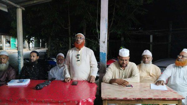 শ্রীপুরে গণসংযোগ করলেন জামায়াত নেতা ড. মো. জাহাঙ্গীর আলম সওকত হোসাইন বিশেষ প্রতিনিধি: গাজীপুর জেলা। গাজীপুরের শ্রীপুর পৌরসভার ৪ নং ওয়ার্ডের সিআরসি মোড়ে আজ মঙ্গলবার (২৯ জুলাই) সন্ধ্যায় গণসংযোগ করেছেন বাংলাদেশ জামায়াতে ইসলামীর গাজীপুর জেলা আমীর ড. মো. জাহাঙ্গীর আলম। গণসংযোগকালে তিনি স্থানীয় দোকানদার, পথচারী ও সাধারণ মানুষের সঙ্গে কুশল বিনিময় করেন। এ সময় দেশের বর্তমান রাজনৈতিক প্রেক্ষাপট, জনগণের অধিকার আদায়ের সংগ্রাম ও জামায়াতে ইসলামীর ভবিষ্যৎ কর্মসূচি নিয়ে জনগণের উদ্দেশ্যে বক্তব্য রাখেন। ডা. জাহাঙ্গীর আলম বলেন,একটি দল এখনো ক্ষমতায় আসেনি, কিন্তু তারা এমন আচরণ করছে যেন তারা ক্ষমতায় বসেই গেছে। জনগণের অধিকার ভুলুণ্ঠিত হচ্ছে প্রতিনিয়ত। এই পরিস্থিতিতে দেশের জনগণ পরিবর্তন চায়। তাই আসন্ন জাতীয় নির্বাচনে গাজীপুর-৩ আসনে ‘দাঁড়িপাল্লা’ মার্কায় ভোট দিয়ে ন্যায়বিচার, গণতন্ত্র ও ইসলামি আদর্শ প্রতিষ্ঠার সুযোগ দিন। তিনি আরও বলেন,জামায়াতে ইসলামী জনগণের দল। আমরা সব সময় জনগণের পাশে ছিলাম, আছি এবং থাকব। আপনারা ভোট ও দোয়া দিয়ে আমাদের আরও শক্তিশালী করুন। গণসংযোগকালে আরও বক্তব্য রাখেন শ্রীপুর উপজেলা জামায়াতের সহকারী সেক্রেটারি মো. আবুল কালাম আজাদ। তিনি বলেন,এই গণসংযোগের মাধ্যমে জনগণের সঙ্গে সরাসরি সম্পর্ক স্থাপন ও দলের সাংগঠনিক কার্যক্রম আরও শক্তিশালী করার প্রয়াস চলছে। জামায়াতে ইসলামী এদেশের জনগণের মুক্তির পথ দেখাতে চায়। গণসংযোগ অনুষ্ঠানে আরও উপস্থিত ছিলেন ডা. আনিসুজ্জামান, আমীর, শ্রীপুর পৌরসভা, মুফতি মাওলানা মো. নাজমুল হক,মো. ছিদ্দিকুর রহমান আকন্দ,মিজানুর রহমান,নাজমুল হাসান শরীফ ,ইসলামী সংগীত পরিবেশন করেন শিল্পী মো. নজরুল ইসলাম।সভাপতিত্ব করেন পৌরসভার ৪ নং ওয়ার্ড সভাপতি মাসউদুল হাসান মাসুদ।সঞ্চালনায় ছিলেন মাওলানা মো. আব্দুর রউফ। এ সময় জামায়াতের নেতাকর্মী ও বিপুল সংখ্যক স্থানীয় জনগণ উপস্থিত ছিলেন। অনুষ্ঠান শেষে ইসলামি সঙ্গীত পরিবেশন করা হয়, যা উপস্থিত জনতার মধ্যে উৎসাহ ও উদ্দীপনা সৃষ্টি করে। জানানো হয়, এই ধরনের গণসংযোগ ধারাবাহিকভাবে চলবে এবং জনগণের পাশে থেকে দলীয় কার্যক্রম আরও বিস্তৃত করা হবে।