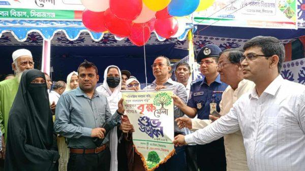 সিরাজগঞ্জে বৃক্ষরোপণ অভিযান ও বৃক্ষ মেলার শুভ উদ্বোধন  তারিকুল আলম, ব্যুরো প্রধান রাজশাহীঃ পরিকল্পিত বনায়ন করি,সবুজ বাংলাদেশ গড়ি এই প্রতিপাদ্যকে সামনে রেখে সিরাজগঞ্জে  বৃক্ষরোপণ অভিযান ও বৃক্ষ মেলা রংবেরঙের বেলুন উড়িয়ে উদ্বোধন করেন অনুষ্ঠানের প্রধান অতিথি সিরাজগঞ্জ জেলা প্রশাসক মুহাম্মাদ নজরুল ইসলাম।  রবিবার ( ২০ জুলাই ২০২৫) দুপুরের দিকে শহরের মুক্তির সোপানে সিরাজগঞ্জ বন বিভাগ ও সার্বিক সহযোগিতা জেলা প্রশাসন এর আয়োজন জেলা প্রশাসকের কার্যালয়ের কালেক্টরেট চত্বর থেকে এক বনার্ঢ়্য শোভাযাত্রাটি প্রধান সড়ক প্রদক্ষিণ করে বাজার স্টেশন মুক্তির সোপানে এসে শেষ হয়। ৭ দিনব্যাপী বৃক্ষমেলা উদ্বোধনী অনুষ্ঠানে সভাপতিত্ব করেন অতিরিক্ত জেলা প্রশাসক ( সার্বিক) গনপতিরায়। শুরুতে স্বাগত বক্তব্য রাখেন সহকারী বন সংরক্ষক কর্মকর্তা রিজিয়া পারভীন মিষ্টি,  জেলা মুক্তিযুদ্ধা কমান্ডার বীরমুক্তিযোদ্ধা আজিজুর রহমান দুলাল,  বিভাগীয় বন কর্মকতা, সামাজিক বন বিভাগ পাবনার কাজী তারিকুর রহমান,  অনুষ্ঠানে প্রধান  হিসেবে উপস্থিত থেকে বক্তব্য রাখেন জেলা প্রশাসক মুহাম্মদ নজরুল ইসলাম। অনুষ্ঠানে প্রধান অতিথি সিরাজগঞ্জ জেলা প্রশাসক মুহাম্মাদ নজরুল ইসলাম বলেন,  সুন্দর বাংলাদেশ নির্মাণ তৈরি করতে বৃক্ষরোপণের কনো বিকল্প নেই। প্রতিটি মানুষের উচিত একটি করে বৃক্ষ রোপণ করে দেশকে আরও এগিয়ে নেওয়া। আমি ধন্যবাদ জানাই সিরাজগঞ্জের বন বিভাগকে তারা এই ধরনের আয়োজন করেছেন। আমরা নিজেরাই একটি করে ফলজ ও বনজ বৃক্ষরোপণের মাধ্যমে পেতে পারি সুন্দর একটি পরিবেশ।গাছ হচ্ছে খাদ্য ও সম্পদের ভান্ডার ।প্রতিটি পরিবারে বাড়ির আঙ্গিনায় মকমপক্ষে তিনটি বৃক্ষ রোপন করাসহ সড়কের উভয় পার্শ্বে বৃক্ষরোপণ করে (গ্রীন ও ক্লিন চেম্বার)অক্সিজেন তৈরির ক্ষেত্র তৈরি করে দুশোন মুক্ত পরিবেশ নির্মাণ করে দেশকে আরও এগিয়ে নিতে হবে। অনুষ্ঠানের সভাপতি অতিরিক্ত জেলা প্রশাসক সার্বিক গণপতি রায় বলেন, বৈশ্বিক উষ্ণায়নের ঝুঁকি মোকাবেলায় বৃক্ষ রোপণের কোন বিকল্প নেই। আসুন আমরা এবর্ষা মৌসুমে নিজেরা যে যেভাবে পারি একটি করে ফলজ,বনজ ও ঔষধী বৃক্ষরোপণ করে সুন্দর পরিবেশ গঠনের মাধ্যমে অমূল্য অক্সিজেন গ্রহণ করে প্রাকৃতিক দুর্যোগকে প্রশমিত করে আমাদের জীবনকে সজীব-সুন্দর ভাবে গোড়ে তুলি। বিশেষ অতিথি হিসেবে বক্তব্য রাখেন অতিরিক্ত পুলিশ সুপার হাফিজুর রহমান,   বিভাগীয় বন কর্মকতা, সামাজিক বন বিভাগ পাবনার কাজী তারিকুর রহমান, এছাড়াও উপস্থিত ছিলেন জেলা মুক্তি যোদ্ধা কমান্ডার  সদস্য আব্দুল মজিদ, ডেপুটি কমান্ডার জহুরুল ইসলাম,  বিশিষ্ট মুক্তিযোদ্ধা প্রকৌশলী আব্দুল মান্নান,  জেলা দপ্তর কমান্ডার আলাউদ্দিন,   জেলা নার্সারী মালিক সমিতির মোঃ আকাব্বর আলী,  বীর মুক্তিযোদ্ধা আব্দুস সালাম,  প্রমুখ, অনুষ্ঠানটি সঞ্চালনা করেন সিরাজগঞ্জ জেলা প্রশাসকের কার্যালয়ের প্রশাসনিক কর্মকর্তা কবি নূরনব্বী খান জুয়েল। তারিকুল আলম, সিরাজগঞ্জ  ২০-৭-২০২৫ইং মেইলে ছবি আছে ￼