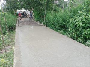 ---📰 সিরাজগঞ্জের তেকানীতে ১,৭০০ মিটার রাস্তা নির্মাণে স্বচ্ছতা ও আন্তরিকতা — এলাকাবাসীর প্রশংসা ঝরে পড়ছে মুখে মুখে
✍️ মাহবুবুল আলম
কাজিপুর থানা প্রতিনিধি
সিরাজগঞ্জ জেলার কাজিপুর উপজেলার তেকানি ইউনিয়নের খুক শিয়া মোড় থেকে মানিকদা সরকারি প্রাথমিক বিদ্যালয় ও মাদ্রাসা পর্যন্ত ১,৭০০ মিটার দৈর্ঘ্যের আরসিসি (RCC) ঢালাই রাস্তা নির্মাণের কাজ চলেছে জোরকদমে। দীর্ঘ প্রতীক্ষার পর এই প্রকল্পে নতুন প্রাণ ফিরে পেয়েছে এলাকার সাধারণ মানুষ।
এই প্রকল্পের তত্ত্বাবধানে রয়েছেন কাজিপুর উপজেলার প্রকৌশলী এক এম হেদায়েতুল্লাহ। পুরো কাজটি বাস্তবায়ন করছে জেলার স্বনামধন্য তিনটি ঠিকাদারি প্রতিষ্ঠান—আকাশ এন্টারপ্রাইজ, নাজমুল অ্যান্ড ব্রাদার্স এবং তুষার এন্টারপ্রাইজ। সরকার নির্ধারিত সিডিউল ও গুণগত মান বজায় রেখে তারা যথেষ্ট আন্তরিকতার সাথে কাজ পরিচালনা করছে।
স্থানীয়দের ভাষ্য অনুযায়ী, রাস্তার ঢালাইয়ে ২:১:৪ অনুপাতে কাজ করা হচ্ছে এবং ১৫০ থেকে ২০০ মিলিমিটার রড ব্যবহার করা হচ্ছে, যা মানের দিক থেকে অত্যন্ত ভালো। প্রতিটি হপারে ২৫০ গ্রাম রডের সাপোর্ট দেওয়া হচ্ছে। এই মানসম্মত কাজের ফলে ভবিষ্যতে রাস্তার স্থায়িত্ব ও নিরাপত্তা অনেক বেশি হবে বলে আশা করছেন এলাকাবাসী।
যদিও প্রকল্প এলাকায় পরিবহন সংকট, সংকীর্ণ রাস্তা, নৌকা ছাড়া মালামাল পারাপারের সুবিধা না থাকা, এবং পরিবহন খরচ দ্বিগুণ হওয়া—এইসব প্রতিকূলতা রয়েছে, তারপরও সংশ্লিষ্ট প্রতিষ্ঠানগুলোর দায়িত্বশীলতা ও নিরলস পরিশ্রম সত্যিই প্রশংসনীয়।
একজন স্থানীয় বাসিন্দা জানান—
"এতো সমস্যা থাকা সত্ত্বেও যেভাবে ঠিকাদাররা কাজ করছেন, তাতে বোঝা যায়—তারা শুধু দায়িত্ব পালনের জন্য নয়, মানুষের চাহিদা পূরণ ও উন্নয়নের জন্য আন্তরিকভাবেই কাজটি করছেন। দুর্নীতি বা অবহেলার কোনো নমুনা আমরা পাইনি।"
এলাকাবাসীর পক্ষ থেকে সংশ্লিষ্ট ঠিকাদারি প্রতিষ্ঠান ও প্রকৌশলী এক এম হেদায়েতুল্লাহ স্যারের প্রতি কৃতজ্ঞতা ও আন্তরিক ধন্যবাদ জানানো হয়েছে।
এই রাস্তার মাধ্যমে স্থানীয় যোগাযোগব্যবস্থা যেমন উন্নত হবে, তেমনি সামাজিক ও অর্থনৈতিক অগ্রগতিও অনেকগুণ বাড়বে বলে আশাবাদী সবাই।
- ✅