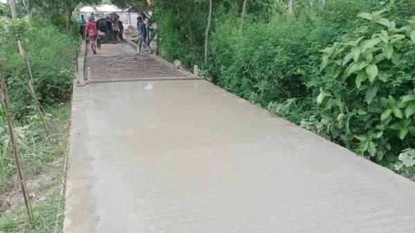 --- 📰 সিরাজগঞ্জের তেকানীতে ১,৭০০ মিটার রাস্তা নির্মাণে স্বচ্ছতা ও আন্তরিকতা — এলাকাবাসীর প্রশংসা ঝরে পড়ছে মুখে মুখে ✍️ মাহবুবুল আলম কাজিপুর থানা প্রতিনিধি সিরাজগঞ্জ জেলার কাজিপুর উপজেলার তেকানি ইউনিয়নের খুক শিয়া মোড় থেকে মানিকদা সরকারি প্রাথমিক বিদ্যালয় ও মাদ্রাসা পর্যন্ত ১,৭০০ মিটার দৈর্ঘ্যের আরসিসি (RCC) ঢালাই রাস্তা নির্মাণের কাজ চলেছে জোরকদমে। দীর্ঘ প্রতীক্ষার পর এই প্রকল্পে নতুন প্রাণ ফিরে পেয়েছে এলাকার সাধারণ মানুষ। এই প্রকল্পের তত্ত্বাবধানে রয়েছেন কাজিপুর উপজেলার প্রকৌশলী এক এম হেদায়েতুল্লাহ। পুরো কাজটি বাস্তবায়ন করছে জেলার স্বনামধন্য তিনটি ঠিকাদারি প্রতিষ্ঠান—আকাশ এন্টারপ্রাইজ, নাজমুল অ্যান্ড ব্রাদার্স এবং তুষার এন্টারপ্রাইজ। সরকার নির্ধারিত সিডিউল ও গুণগত মান বজায় রেখে তারা যথেষ্ট আন্তরিকতার সাথে কাজ পরিচালনা করছে। স্থানীয়দের ভাষ্য অনুযায়ী, রাস্তার ঢালাইয়ে ২:১:৪ অনুপাতে কাজ করা হচ্ছে এবং ১৫০ থেকে ২০০ মিলিমিটার রড ব্যবহার করা হচ্ছে, যা মানের দিক থেকে অত্যন্ত ভালো। প্রতিটি হপারে ২৫০ গ্রাম রডের সাপোর্ট দেওয়া হচ্ছে। এই মানসম্মত কাজের ফলে ভবিষ্যতে রাস্তার স্থায়িত্ব ও নিরাপত্তা অনেক বেশি হবে বলে আশা করছেন এলাকাবাসী। যদিও প্রকল্প এলাকায় পরিবহন সংকট, সংকীর্ণ রাস্তা, নৌকা ছাড়া মালামাল পারাপারের সুবিধা না থাকা, এবং পরিবহন খরচ দ্বিগুণ হওয়া—এইসব প্রতিকূলতা রয়েছে, তারপরও সংশ্লিষ্ট প্রতিষ্ঠানগুলোর দায়িত্বশীলতা ও নিরলস পরিশ্রম সত্যিই প্রশংসনীয়। একজন স্থানীয় বাসিন্দা জানান— "এতো সমস্যা থাকা সত্ত্বেও যেভাবে ঠিকাদাররা কাজ করছেন, তাতে বোঝা যায়—তারা শুধু দায়িত্ব পালনের জন্য নয়, মানুষের চাহিদা পূরণ ও উন্নয়নের জন্য আন্তরিকভাবেই কাজটি করছেন। দুর্নীতি বা অবহেলার কোনো নমুনা আমরা পাইনি।" এলাকাবাসীর পক্ষ থেকে সংশ্লিষ্ট ঠিকাদারি প্রতিষ্ঠান ও প্রকৌশলী এক এম হেদায়েতুল্লাহ স্যারের প্রতি কৃতজ্ঞতা ও আন্তরিক ধন্যবাদ জানানো হয়েছে। এই রাস্তার মাধ্যমে স্থানীয় যোগাযোগব্যবস্থা যেমন উন্নত হবে, তেমনি সামাজিক ও অর্থনৈতিক অগ্রগতিও অনেকগুণ বাড়বে বলে আশাবাদী সবাই। - ✅