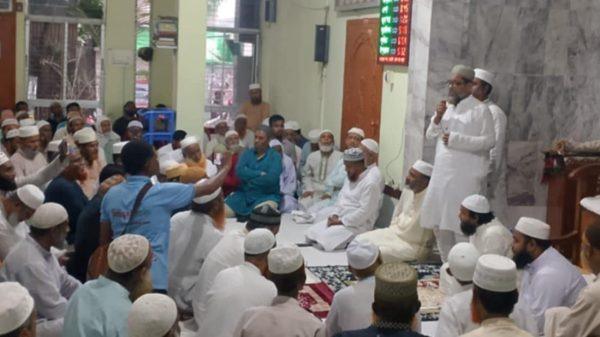 সিরাজগঞ্জে জামায়াতে ইসলামীর আয়োজনে ৩৬ জুলাই আন্দোলনে আহতদের সুস্থতা ও শহিদদের আত্মার শান্তি কামনায় দোয়া মাহফিল আয়োজিত  তারিকুল আলম, ব্যুরো প্রধান রাজশাহী বিভাগঃ সিরাজগঞ্জে জামায়াতে ইসলামীর উদ্যোগে ৩৬ জুলাই আন্দোলনে আহতদের সুস্থতা ও শহিদদের আত্মার মাগফেরাত কামনায় দোয়া মাহফিল অনুষ্ঠিত হয়েছে। মঙ্গলবার (০১ জুলাই) বাদ আছর সিরাজগঞ্জ কেন্দ্রীয় জামে মসজিদে সিরাজগঞ্জ পৌর জামায়াতে ইসলামীর উদ্যোগে সংগঠনের আমীর মোঃ আব্দুল লতিফ এর সভাপতিত্বে ৩৬জুলাই আন্দোলনে আহতদের সুস্থতা ও নিহতদের আত্মার মাগফেরাত কামনা করে দোয়া মাহফিল অনুষ্ঠিত হয়েছে। এ সময়ে উপস্থিত ছিলেন বাংলাদেশ জামায়াতে ইসলামী, সিরাজগঞ্জ জেলা শাখা সেক্রেটারি অধ্যাপক মোঃ জাহিদুল ইসলাম, সহকারী সেক্রেটারি অধ্যাপক শহিদুল ইসলাম, সিরাজগঞ্জ পৌর জামাতের সেক্রেটারি মাওলানা মোস্তফা মাহমুদ, সহকারী সেক্রেটারি হাফিজুল ইসলামসহ আরো অন্যান্য অঙ্গ সহযোগী সংগঠনের নেতাকর্মীরা উপস্থিত ছিলেন। উক্ত দোয়া মাহফিলে বক্তারা বলেন, ১৯৭১ সালে অনেক শহিদের বিনিময়ে বাংলাদেশ স্বাধীনতা অর্জন করে৷ কিন্তু দেশবাসী স্বাধীনতার ৫৪ বছরে প্রকৃত স্বাধীনতার স্বাদ ভোগ করতে পারেনি। ২০২৪ সালে জুলাই আন্দলোনের মাধ্যমে ফ্যাসিস্ট সরকার দেশ থেকে বিতারিত করে দেশে নতুন স্বাধীনতা এনে দিয়েছে দেশের তরুণ প্রজন্ম। ২০২৪ এর আহত ও নিহতরা দেশের জন্য যে অবদান রেখে গেছে আমরা যেন কখনো তাদের ভুলে না যাই। এবং আগামী জাতীয় সংসদ নির্বাচন কে কেন্দ্র করে বিগত দিনের মতো ঐক্যবদ্ধ থেকে নির্বাচনের সকল প্রস্তুতি মূলক কার্যক্রম পরিচালনা করার জন্য আহ্বান জানিয়ে জুলাই গণঅভ্যুত্থানে সকল বীর শহীদ ও আহতদের স্মরণে দোয়ার মাধ্যমে  অনুষ্ঠানটি সমাপ্ত হয়। তারিকুল আলম, সিরাজগঞ্জ  ০১-০৭-২০২৫ইং মেইলে ছবি আছে ￼
