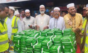 সিরাজগঞ্জে জুলাই বিপ্লবের শহীদদের স্মরণে বাংলাদেশ জামায়াতে  ইসলামীর  উদ্যোগে অসহায় ও দুস্থ শ্রমিকদের মাঝে খাবার বিতরণতারিকুল আলম, ব্যুরো প্রধান রাজশাহীঃ সিরাজগঞ্জে বাংলাদেশ জামায়াতে ইসলামী সিরাজগঞ্জ শহর শাখা ও কেন্দ্রীয় কর্মসূচির অংশ হিসেবে ২০২৪ সালের জুলাই – আগস্ট গণঅভ্যুত্থানের প্রেরণার বাতিঘর শহীদ,  আহত ও পঙ্গুত্ববরণকারী ভাই ও বোনদের স্মরণে অসহায় ও দুস্থ শ্রমিকদের মাঝে খাবার বিতরণ অনুষ্ঠিত হয়েছে।
বৃহস্পতিবার ( ০৩ জুলাই ২০২৫) বাদ যোহর বাংলাদেশ জামায়াতে ইসলামী, সিরাজগঞ্জ শহর শাখার আয়োজনে পৌর শহরের বাজার স্টেশন এলাকায় স্থায়ী ও ভাসমান অসহায় গরীব ও অসহায় ও দুস্থ মানুষের মাঝে ভারী খাবার বিতরণ অনুষ্ঠিত হয়।
অনুষ্ঠানে সভাপতিত্ব করেন বাংলাদেশ জামায়াতে ইসলামী, সিরাজগঞ্জ শহর শাখার সভাপতি অধ্যাপক আব্দুল লতিফ। এসময়ে উপস্থিত ছিলেন বাংলাদেশ জামায়াতে ইসলামী, সিরাজগঞ্জ শহর শাখা সেক্রেটারি মাওলানা মোস্তফা মাহমুদ।
অনুষ্ঠানে প্রধান অতিথি হিসেবে উপস্থিত থেকে অসহায় ও দুস্থ শ্রমিকদের মাঝে খাবার হাতে তুলেদেন ত্রয়োদশ জাতীয় সংসদ নির্বাচনে সিরাজগঞ্জ  (সদর ও কামারখন্দ ২) আসনে বাংলাদেশ জামায়াতে ইসলামী সিরাজগঞ্জ জেলা শাখার মনোনয়ন প্রত্যাশী সেক্রেটারি মুহাম্মাদ জাহিদুল ইসলাম।
অনুষ্ঠানের প্রধান অতিথি মুহাম্মাদ জাহিদুল ইসলাম বলেন,
জুলাই-আগস্টে ছাত্র-জনতার আন্দোলনে যারা শহীদ ও আহত হয়েছেন তাদের শ্রদ্ধাভরে স্মরণ করেন। তিনি বলেন, সকলের চেষ্টার ফলেই জুলাই আন্দোলন সফল হয়েছিল। এই আন্দোলনে দেশে অনেক লোক আহত-নিহত হয়েছিল। তাদের ত্যাগের বিনিময়ে আমরা বৈষম্যহীন নতুন বাংলাদেশ পেয়েছি। বৈষম্যহীন বাংলাদেশ গড়ার লক্ষ্যে ভেদাভেদ ভুলে সকলকে একসাথে কাজ করতে হবে। আমাদের  সকলকে মনে রাখতে হবে আমরা যারা মৃত্যুবরণ করেছেন এর মধ্যে
আবু সাঈদ, ওয়াসীম আকরাম, মীর মুগ্ধ, নাফিজ, ফারহান ফায়েজসহ গণহত্যার শিকার হাজারো শহীদ এবং অসংখ্য আহত ছাত্র-জনতাকে দেশবাসী শ্রদ্ধার সঙ্গে স্মরণ করবে।
এসময়ে উপস্থিত ছিলেন বাংলাদেশ জামায়াতে ইসলামী সিরাজগঞ্জ জেলা শাখার সহকারি সেক্রেটারি অধ্যাপক শহিদুল ইসলাম, সিরাজগঞ্জ শহর জামায়াতের নায়েবে আমীর  অধ্যাপক ড. আব্দুর রাজ্জাক ,সহকারী সেক্রেটারি অধ্যাপক জুবায়ের হোসেন, মোঃ হাফিজুর রহমান, কর্মপরিষদ সদস্য মাওলানা জাহাঙ্গীর আলম, এ্যাড. শহিদুল ইসলাম, মোঃ আশরাফুল আলম বাবুল, মাওলানা আজগর সহ বিভিন্ন পর্যায়ের নেতৃবৃন্দ।

তারিকুল আলম, সিরাজগঞ্জ 

০৩-০৭-২০২৫ইং

মেইলে ছবি আছে

￼