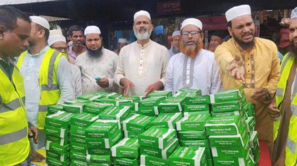 সিরাজগঞ্জে জুলাই বিপ্লবের শহীদদের স্মরণে বাংলাদেশ জামায়াতে  ইসলামীর  উদ্যোগে অসহায় ও দুস্থ শ্রমিকদের মাঝে খাবার বিতরণ তারিকুল আলম, ব্যুরো প্রধান রাজশাহীঃ সিরাজগঞ্জে বাংলাদেশ জামায়াতে ইসলামী সিরাজগঞ্জ শহর শাখা ও কেন্দ্রীয় কর্মসূচির অংশ হিসেবে ২০২৪ সালের জুলাই – আগস্ট গণঅভ্যুত্থানের প্রেরণার বাতিঘর শহীদ,  আহত ও পঙ্গুত্ববরণকারী ভাই ও বোনদের স্মরণে অসহায় ও দুস্থ শ্রমিকদের মাঝে খাবার বিতরণ অনুষ্ঠিত হয়েছে। বৃহস্পতিবার ( ০৩ জুলাই ২০২৫) বাদ যোহর বাংলাদেশ জামায়াতে ইসলামী, সিরাজগঞ্জ শহর শাখার আয়োজনে পৌর শহরের বাজার স্টেশন এলাকায় স্থায়ী ও ভাসমান অসহায় গরীব ও অসহায় ও দুস্থ মানুষের মাঝে ভারী খাবার বিতরণ অনুষ্ঠিত হয়। অনুষ্ঠানে সভাপতিত্ব করেন বাংলাদেশ জামায়াতে ইসলামী, সিরাজগঞ্জ শহর শাখার সভাপতি অধ্যাপক আব্দুল লতিফ। এসময়ে উপস্থিত ছিলেন বাংলাদেশ জামায়াতে ইসলামী, সিরাজগঞ্জ শহর শাখা সেক্রেটারি মাওলানা মোস্তফা মাহমুদ। অনুষ্ঠানে প্রধান অতিথি হিসেবে উপস্থিত থেকে অসহায় ও দুস্থ শ্রমিকদের মাঝে খাবার হাতে তুলেদেন ত্রয়োদশ জাতীয় সংসদ নির্বাচনে সিরাজগঞ্জ  (সদর ও কামারখন্দ ২) আসনে বাংলাদেশ জামায়াতে ইসলামী সিরাজগঞ্জ জেলা শাখার মনোনয়ন প্রত্যাশী সেক্রেটারি মুহাম্মাদ জাহিদুল ইসলাম। অনুষ্ঠানের প্রধান অতিথি মুহাম্মাদ জাহিদুল ইসলাম বলেন, জুলাই-আগস্টে ছাত্র-জনতার আন্দোলনে যারা শহীদ ও আহত হয়েছেন তাদের শ্রদ্ধাভরে স্মরণ করেন। তিনি বলেন, সকলের চেষ্টার ফলেই জুলাই আন্দোলন সফল হয়েছিল। এই আন্দোলনে দেশে অনেক লোক আহত-নিহত হয়েছিল। তাদের ত্যাগের বিনিময়ে আমরা বৈষম্যহীন নতুন বাংলাদেশ পেয়েছি। বৈষম্যহীন বাংলাদেশ গড়ার লক্ষ্যে ভেদাভেদ ভুলে সকলকে একসাথে কাজ করতে হবে। আমাদের  সকলকে মনে রাখতে হবে আমরা যারা মৃত্যুবরণ করেছেন এর মধ্যে আবু সাঈদ, ওয়াসীম আকরাম, মীর মুগ্ধ, নাফিজ, ফারহান ফায়েজসহ গণহত্যার শিকার হাজারো শহীদ এবং অসংখ্য আহত ছাত্র-জনতাকে দেশবাসী শ্রদ্ধার সঙ্গে স্মরণ করবে। এসময়ে উপস্থিত ছিলেন বাংলাদেশ জামায়াতে ইসলামী সিরাজগঞ্জ জেলা শাখার সহকারি সেক্রেটারি অধ্যাপক শহিদুল ইসলাম, সিরাজগঞ্জ শহর জামায়াতের নায়েবে আমীর  অধ্যাপক ড. আব্দুর রাজ্জাক ,সহকারী সেক্রেটারি অধ্যাপক জুবায়ের হোসেন, মোঃ হাফিজুর রহমান, কর্মপরিষদ সদস্য মাওলানা জাহাঙ্গীর আলম, এ্যাড. শহিদুল ইসলাম, মোঃ আশরাফুল আলম বাবুল, মাওলানা আজগর সহ বিভিন্ন পর্যায়ের নেতৃবৃন্দ। তারিকুল আলম, সিরাজগঞ্জ  ০৩-০৭-২০২৫ইং মেইলে ছবি আছে ￼