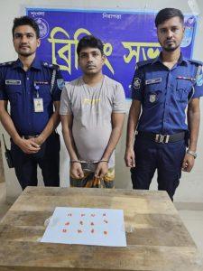 গাজীপুরে ইয়াবাসহ যুবক গ্রেপ্তার---
সওকত হোসাইন 
বিশেষ প্রতিনিধি :
গাজীপুর জেলা। 
গাজীপুর সদর উপজেলায় মাদকবিরোধী অভিযানে ৫৫ পিস ইয়াবাসহ সজল শিকদার (৩০) নামে এক যুবককে গ্রেপ্তার করেছে পুলিশ। রবিবার (১৭ আগস্ট) রাত সাড়ে ৮টার দিকে ভাওয়াল মির্জাপুর ডিগ্রি কলেজের পাশ থেকে তাকে আটক করা হয়।

পুলিশ জানায়, গ্রেপ্তার সজল শিকদার ভাওয়াল মির্জাপুর বাজার এলাকার আজিম শিকদারের ছেলে। নিয়মিত টহল অভিযানের সময় তাকে সন্দেহ হলে তল্লাশি করা হয়। এসময় তার কাছে ইয়াবা পাওয়া গেলে আটক করা হয়।

জয়দেবপুর থানার ভারপ্রাপ্ত কর্মকর্তা (ওসি) মো. তৌহিদ আহম্মেদ বলেন, এ ঘটনায় মাদকদ্রব্য নিয়ন্ত্রণ আইনে মামলা রুজু করা হয়েছে। সোমবার দুপুরে তাকে আদালতের মাধ্যমে কারাগারে পাঠানো হয়েছে।

তিনি আরও জানান, মাদক নির্মূলের লক্ষ্যে নিয়মিত বিশেষ অভিযান চালানো হচ্ছে। এরই অংশ হিসেবে এ অভিযান পরিচালিত হয়েছে। ভবিষ্যতেও এ ধরনের অভিযান অব্যাহত থাকবে বলে জানান পুলিশের এই কর্মকর্তা।