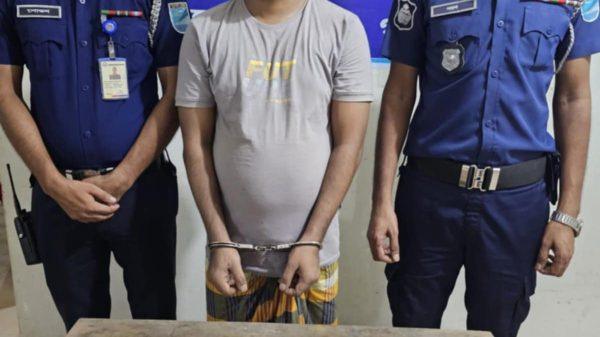 গাজীপুরে ইয়াবাসহ যুবক গ্রেপ্তার --- সওকত হোসাইন বিশেষ প্রতিনিধি : গাজীপুর জেলা। গাজীপুর সদর উপজেলায় মাদকবিরোধী অভিযানে ৫৫ পিস ইয়াবাসহ সজল শিকদার (৩০) নামে এক যুবককে গ্রেপ্তার করেছে পুলিশ। রবিবার (১৭ আগস্ট) রাত সাড়ে ৮টার দিকে ভাওয়াল মির্জাপুর ডিগ্রি কলেজের পাশ থেকে তাকে আটক করা হয়। পুলিশ জানায়, গ্রেপ্তার সজল শিকদার ভাওয়াল মির্জাপুর বাজার এলাকার আজিম শিকদারের ছেলে। নিয়মিত টহল অভিযানের সময় তাকে সন্দেহ হলে তল্লাশি করা হয়। এসময় তার কাছে ইয়াবা পাওয়া গেলে আটক করা হয়। জয়দেবপুর থানার ভারপ্রাপ্ত কর্মকর্তা (ওসি) মো. তৌহিদ আহম্মেদ বলেন, এ ঘটনায় মাদকদ্রব্য নিয়ন্ত্রণ আইনে মামলা রুজু করা হয়েছে। সোমবার দুপুরে তাকে আদালতের মাধ্যমে কারাগারে পাঠানো হয়েছে। তিনি আরও জানান, মাদক নির্মূলের লক্ষ্যে নিয়মিত বিশেষ অভিযান চালানো হচ্ছে। এরই অংশ হিসেবে এ অভিযান পরিচালিত হয়েছে। ভবিষ্যতেও এ ধরনের অভিযান অব্যাহত থাকবে বলে জানান পুলিশের এই কর্মকর্তা।