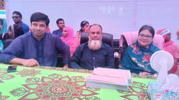 ৮নং চর গিরিশে বিএনপির ওয়ার্ড সদস্য নবায়ন ও ফরম বিতরণে প্রাণচাঞ্চল্য – কনকচাঁপাকে সংসদে দেখতে চায় ইউনিয়নবাসী। মাহবুবুল আলম। বিজয় সংবাদ। কাজিপুর থানা প্রতিনিধি। সিরাজগঞ্জ জেলার কাজিপুর থানার চর গিরিশ ইউনিয়নে বাংলাদেশ জাতীয়তাবাদী দল বিএনপি-৮নং চর গিরিশ ইউনিয়ন শাখার ১,২,৩, ৪, ৫, ৬, ৭, ৮ ও ৯ নম্বর ওয়ার্ডের সদস্য নবায়ন ও ফরম বিতরণ অনুষ্ঠানে সম্প্রতি এক উৎসবমুখর পরিবেশে সম্পন্ন হয়েছে। অনুষ্ঠানে প্রধান অতিথি হিসেবে উপস্থিত ছিলেন সিরাজগঞ্জ জেলা বিএনপির সম্মেলন প্রস্তুতি কমিটির সহ-সভাপতি জনাব অমর কৃষ্ণ দাস। প্রধান বক্তার আসন অলংকৃত করেন উপজেলা বিএনপির সাবেক সভাপতি জনাব মোঃ সেলিম রেজা। বিশেষ অতিথি হিসেবে উপস্থিত ছিলেন জেলা বিএনপির সহ-সভাপতি জনাব নাজমুল হাসান তালুকদার রানা এবং জেলা বিএনপির সম্মানিত সদস্য ও জনপ্রিয় নেত্রী রোমানা মোর্শেদ কনকচাঁপা। চর গিরিশ ইউনিয়নের নেতা-কর্মী ও সাধারণ জনগণের হৃদয়ে কনকচাঁপা একটি প্রিয় ও আপন নাম। তিনি একজন নন্দিত কণ্ঠশিল্পী হলেও রাজনৈতিক অঙ্গনেও তাঁর অবদান ও নেতৃত্ব গর্বের বিষয়। বিশেষ করে চর এলাকার গরিব ও অসহায় মানুষের পাশে থেকে তিনি তাদের আশ্রয় হয়ে উঠেছেন। স্থানীয় বাসিন্দারা জানিয়েছেন, তার নেতৃত্ব, সহানুভূতি ও মানুষের প্রতি দায়বদ্ধতার কারণে কনকচাঁপা আজ চরবাসীর প্রাণের নেত্রী। তারা আশাবাদ ব্যক্ত করেন, আগামী জাতীয় সংসদ নির্বাচনে চর এলাকা থেকে তাকে প্রার্থী হিসেবে দেখতে চান এবং তাকে সংসদে পাঠিয়ে এলাকার উন্নয়ন ও জনগণের সেবা নিশ্চিত করতে চান। নেতাকর্মীদের মুখে মুখে একটি দাবিই ঘুরে ফিরে আসছে — “কনকচাঁপাকে জাতীয় সংসদে দেখতে চাই!” রোমানা মোর্শেদ কনকচাঁপাও এই ভালোবাসার জবাবে চরবাসীর কাছে দোয়া ও সমর্থন কামনা করেন, যেন তিনি জনগণের সেবায় নিজেকে উৎসর্গ করতে পারেন। --