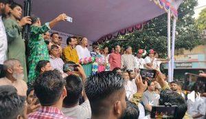 সিরাজগঞ্জে ইকবাল হাসান মাহমুদ টুকু বলেছেন, দেশের স্বাধীনতা সার্বভৌমত্ব রক্ষা করতে হলে সরকারকে দ্রুত নির্বাচনের ব্যবস্থা করতে হবেতারিকুল আলম, ব্যুরো প্রধান রাজশাহীঃজুলাই আগষ্ট ২৪ এর ছাত্র গণআন্দোলন গণঅভ্যুত্থানের বর্ষপূর্তি উপলক্ষ্যে সিরাজগঞ্জে ফ্যাসিস্ট আওয়ামীলীগ সরকার পতন আন্দোলনে ও জুলাই – আগস্ট শহীদদের স্মরণে
জেলা বিএনপির উদ্যোগে বিশাল জনসভা অনুষ্ঠিত হয়েছে।
বৃহস্পতিবার (৩১ জুলাই ২০২৫) বিকেলে ইবি রোডস্থ পাঁচ রাস্তা মোড় আদি শহিদ মিনার সামনে জেলা বিএনপি’র আয়োজনে ফ্যাসিস্ট আওয়ামীলীগ সরকার পতন আন্দোলনে ও জুলাই – আগস্ট শহীদদের স্মরণে আলোচনা সভা অনুষ্ঠিত হয়।
অনুষ্ঠানে প্রধান অতিথি হিসেবে উপস্থিত থেকে গুরুত্বপূর্ণ বক্তব্য রাখেন বিএনপির স্থায়ী কমিটির অন্যতম সদস্য ও সাবেক সফল মন্ত্রী ইকবাল হাসান মাহমুদ টুকু।
অনুষ্ঠানে প্রধান অতিথি ইকবাল হাসান মাহমুদ টুকু বলেন,দেশের স্বাধীনতা সার্বভৌমত্ব রক্ষা করতে হলে সরকারকে দ্রুত নির্বাচনের ব্যবস্থা করতে হবে।বিগত আওয়ামী লীগ সরকারের শাসন ব্যবস্থার তীব্র সমালোচনা করে বলেন,২০০৯ সাল থেকে শুরু করে ২৪ সাল পর্যন্ত আওয়ামী লীগ সরকারের আমলে বেশি নিপীড়ন নির্যাতনের শিকার হয়েছে বিএনপির এই সহযোগী সংগঠনের নেতাকর্মীরা। ছাত্র-জনতার নজিরবিহীন গণ-অভ্যুত্থানে ৫ আগস্ট পতন হয় টানা ১৬ বছর ক্ষমতায় থাকা আওয়ামী লীগের। দেশের স্বাধীনতা সার্বভৌমত্ব রক্ষা করতে হলে সরকারকে দ্রুত নির্বাচনের ব্যবস্থা করতে হবে। তিনি আরও বলেন,’দেশের বিরুদ্ধে আওয়ামী লীগের প্রেতাত্নাদের ষড়যন্ত্র এখনও অব্যাহত আছে। এদের ষড়যন্ত্র রুখে দিতে আমাদের সবাইকে ঐক্যবদ্ধ থাকতে হবে।
তিনি আরো বলেন,এসময় জুলাই আন্দোলনে নিহতদের আত্মার মাগফেরাত কামনা ও আহতদের সুস্থতা কামনা করেন। এছাড়া আগামী ফেব্রুয়ারী মাসের মধ্যেই জাতীয় সংসদ নির্বাচন হতে হবে। এবং সকল নেতাকর্মীদের ঐক্যবদ্ধ হয়ে কাজ করার আহ্বান জানান।
অনুষ্ঠানটি সঞ্চালনা করেন বিএনপি জাতীয় নির্বাহী কমিটির সদস্য ও জেলা বিএনপির সাধারণ সম্পাদক মোঃ সাইদুর রহমান বাচ্চু। আলোচনা সভায় সভাপতিত্ব করেন সিরাজগঞ্জ জেলা বিএনপি’র সহ-সভাপতি মকবুল হোসেন চৌধুরী।
প্রধান বক্তা হিসেবে উপস্থিত থেকে বক্তব্য রাখেন, বিএনপি রাজশাহী বিভাগীয় সহ সাংগঠনিক সম্পাদক ও সিরাজগঞ্জ জেলা বিএনপির সম্মেলন প্রস্তুতি কমিটির আহবায়ক আমীরুল ইসলাম খান আলিম। এসময়ে উপস্থিত থেকে বক্তব্য রাখেন, সিরাজগঞ্জ -১ আসনের কাজিপুর ধানের শীর্ষ প্রতীক মনোনায়ন প্রত্যাশী ও জেলা বিএনপির সহ-সভাপতি মোঃ নাজমুল হাসান তালুকদার রানা, ভিপি অমর কৃষ্ণ দাস, খ. ম রকিবুল হাসান রতন, বীরমুক্তিযোদ্ধা আজিজুর রহমান দুলাল, সিরাজগঞ্জ জেলা বিএনপির সিনিয়র যুগ্ম সাধারণ সম্পাদক ভিপি শামীম খান,সিরাজগঞ্জ শহর বিএনপির সাবেক সভাপতি জাহাঙ্গীর হোসেন সেলিম ভূঁইয়া, সিরাজগঞ্জ শহর বিএনপির সাবেক সাধারণ সম্পাদক মুন্সি জাহিদ আলম, যুগ্ম- সাধারণ সম্পাদক মোঃ হারুন অর রশিদ খান হাসান, নূর কায়েম সবুজ, সাংগঠনিক সম্পাদক মির্জা মোস্তফা জামান, আবু সাঈদ সুইট,জেলা যুবদলের (ভারপ্রাপ্ত) সভাপতি আল আমিন খান, সাধারণ সম্পাদক মোরাদুজ্জামান মুরাদ, জেলা স্বেচ্ছাসেবক দলের আহ্বায়ক আব্দুল্লাহ আল কায়েস, সদস্য সচিব মিলন হক রন্জু, জেলা স্বেচ্ছাসেবক দলের যুগ্ম- আব্বায়ক ছানোয়ার হোসেন ছানু,সদর উপজেলা যুব দলের সাধারণ সম্পাদক তৌহিদ, জেলা ছাত্রদলের সভাপতি জুনায়েদ হোসেন সবুজ, জেলা ছাত্র দলের সাধারণ সম্পাদক সেরাজুল ইসলাম সেরাজ, ও জেলা জাতীয়তাবাদী মহিলা দলের সভাপতি সাবিনা ইয়াসমিন হাসি, সাধারণ সম্পাদক এলেমা বেগম, পৌর মহিলা দলের সাফিয়া সুলতানা, জান্নাতুল ইসলাম পলি, প্রমুখ। এছাড়াও জুলাই আগষ্ট ২৪ এর ছাত্র গণআন্দোলন গণঅভ্যুত্থানের বর্ষপূর্তি উপলক্ষ্যে বিশাল জনসভায় বিভিন্ন উপজেলা বিএনপি ও ইউনিয়ন, বিএনপি ও তার সকল অঙ্গ এবং সহযোগী সংগঠনের সকল স্তরের নেতাকর্মীদের উপস্থিত ছিলেন।
তারিকুল আলম, সিরাজগঞ্জ
৩১-৭-২০২৫ইং
মেইলে ছবি আছে