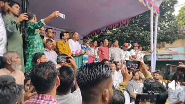 সিরাজগঞ্জে ইকবাল হাসান মাহমুদ টুকু বলেছেন, দেশের স্বাধীনতা সার্বভৌমত্ব রক্ষা করতে হলে সরকারকে দ্রুত নির্বাচনের ব্যবস্থা করতে হবে তারিকুল আলম, ব্যুরো প্রধান রাজশাহীঃজুলাই আগষ্ট ২৪ এর  ছাত্র গণআন্দোলন গণঅভ্যুত্থানের বর্ষপূর্তি  উপলক্ষ্যে সিরাজগঞ্জে ফ্যাসিস্ট আওয়ামীলীগ সরকার পতন আন্দোলনে ও জুলাই – আগস্ট শহীদদের স্মরণে  জেলা বিএনপির উদ্যোগে বিশাল জনসভা অনুষ্ঠিত হয়েছে। বৃহস্পতিবার (৩১ জুলাই ২০২৫) বিকেলে ইবি রোডস্থ পাঁচ রাস্তা মোড় আদি শহিদ মিনার সামনে জেলা বিএনপি’র আয়োজনে ফ্যাসিস্ট আওয়ামীলীগ সরকার পতন আন্দোলনে ও জুলাই – আগস্ট শহীদদের স্মরণে আলোচনা সভা অনুষ্ঠিত হয়। অনুষ্ঠানে প্রধান অতিথি হিসেবে উপস্থিত থেকে গুরুত্বপূর্ণ বক্তব্য রাখেন বিএনপির স্থায়ী কমিটির অন্যতম সদস্য ও সাবেক সফল মন্ত্রী  ইকবাল হাসান মাহমুদ টুকু। অনুষ্ঠানে প্রধান অতিথি ইকবাল হাসান মাহমুদ টুকু বলেন,দেশের স্বাধীনতা সার্বভৌমত্ব রক্ষা করতে হলে  সরকারকে দ্রুত নির্বাচনের ব্যবস্থা করতে হবে।বিগত আওয়ামী লীগ সরকারের শাসন ব্যবস্থার তীব্র সমালোচনা করে বলেন,২০০৯ সাল থেকে শুরু করে ২৪ সাল পর্যন্ত আওয়ামী লীগ সরকারের আমলে বেশি নিপীড়ন নির্যাতনের শিকার হয়েছে বিএনপির এই সহযোগী সংগঠনের নেতাকর্মীরা। ছাত্র-জনতার নজিরবিহীন গণ-অভ্যুত্থানে ৫ আগস্ট পতন হয় টানা ১৬ বছর ক্ষমতায় থাকা আওয়ামী লীগের। দেশের স্বাধীনতা সার্বভৌমত্ব রক্ষা করতে হলে  সরকারকে দ্রুত নির্বাচনের ব্যবস্থা করতে হবে। তিনি আরও বলেন,’দেশের বিরুদ্ধে আওয়ামী লীগের প্রেতাত্নাদের ষড়যন্ত্র এখনও অব্যাহত আছে। এদের ষড়যন্ত্র রুখে দিতে আমাদের সবাইকে ঐক্যবদ্ধ থাকতে হবে। তিনি আরো বলেন,এসময় জুলাই আন্দোলনে নিহতদের আত্মার মাগফেরাত কামনা ও আহতদের সুস্থতা কামনা করেন। এছাড়া আগামী ফেব্রুয়ারী মাসের মধ্যেই জাতীয় সংসদ নির্বাচন হতে হবে। এবং সকল নেতাকর্মীদের ঐক্যবদ্ধ হয়ে কাজ করার আহ্বান জানান। অনুষ্ঠানটি সঞ্চালনা করেন  বিএনপি জাতীয় নির্বাহী কমিটির সদস্য ও জেলা বিএনপির সাধারণ সম্পাদক মোঃ সাইদুর রহমান বাচ্চু। আলোচনা সভায় সভাপতিত্ব করেন সিরাজগঞ্জ জেলা বিএনপি’র  সহ-সভাপতি মকবুল হোসেন চৌধুরী।  প্রধান বক্তা হিসেবে উপস্থিত থেকে বক্তব্য রাখেন,  বিএনপি রাজশাহী বিভাগীয় সহ সাংগঠনিক সম্পাদক ও সিরাজগঞ্জ জেলা বিএনপির সম্মেলন প্রস্তুতি কমিটির আহবায়ক আমীরুল ইসলাম খান আলিম। এসময়ে উপস্থিত থেকে বক্তব্য রাখেন, সিরাজগঞ্জ -১  আসনের কাজিপুর ধানের শীর্ষ প্রতীক মনোনায়ন প্রত্যাশী ও জেলা বিএনপির সহ-সভাপতি মোঃ নাজমুল হাসান তালুকদার রানা, ভিপি অমর কৃষ্ণ দাস,  খ. ম রকিবুল হাসান রতন,  বীরমুক্তিযোদ্ধা আজিজুর রহমান দুলাল, সিরাজগঞ্জ জেলা বিএনপির সিনিয়র যুগ্ম সাধারণ সম্পাদক ভিপি শামীম খান,সিরাজগঞ্জ শহর বিএনপির সাবেক সভাপতি জাহাঙ্গীর হোসেন সেলিম ভূঁইয়া, সিরাজগঞ্জ শহর বিএনপির সাবেক সাধারণ সম্পাদক মুন্সি জাহিদ আলম, যুগ্ম- সাধারণ সম্পাদক  মোঃ হারুন অর রশিদ খান হাসান, নূর কায়েম সবুজ,   সাংগঠনিক সম্পাদক  মির্জা মোস্তফা জামান, আবু সাঈদ সুইট,জেলা যুবদলের (ভারপ্রাপ্ত) সভাপতি আল আমিন খান, সাধারণ সম্পাদক মোরাদুজ্জামান মুরাদ, জেলা স্বেচ্ছাসেবক দলের আহ্বায়ক আব্দুল্লাহ আল কায়েস, সদস্য সচিব মিলন হক রন্জু, জেলা স্বেচ্ছাসেবক দলের যুগ্ম- আব্বায়ক ছানোয়ার হোসেন ছানু,সদর উপজেলা যুব দলের  সাধারণ সম্পাদক তৌহিদ, জেলা ছাত্রদলের সভাপতি জুনায়েদ হোসেন সবুজ, জেলা ছাত্র দলের সাধারণ সম্পাদক সেরাজুল ইসলাম সেরাজ, ও জেলা জাতীয়তাবাদী মহিলা দলের সভাপতি সাবিনা ইয়াসমিন হাসি, সাধারণ সম্পাদক এলেমা বেগম, পৌর মহিলা দলের সাফিয়া সুলতানা, জান্নাতুল ইসলাম পলি, প্রমুখ। এছাড়াও জুলাই আগষ্ট ২৪ এর  ছাত্র গণআন্দোলন গণঅভ্যুত্থানের বর্ষপূর্তি  উপলক্ষ্যে বিশাল জনসভায়  বিভিন্ন উপজেলা বিএনপি ও ইউনিয়ন, বিএনপি ও তার সকল অঙ্গ এবং সহযোগী সংগঠনের সকল স্তরের নেতাকর্মীদের উপস্থিত ছিলেন। তারিকুল আলম, সিরাজগঞ্জ  ৩১-৭-২০২৫ইং মেইলে ছবি আছে