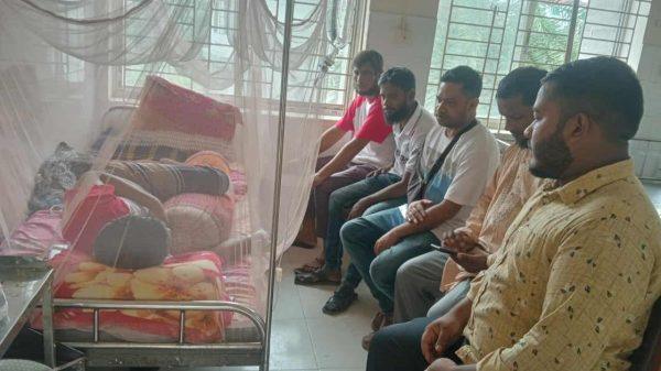 ডেঙ্গু জ্বরে আক্রান্ত হয়ে শ্রীপুর উপজেলা স্বাস্থ্য কমপ্লেক্স হাসপাতালে চিকিৎসাধীন,, গাজীপুর সাংবাদিক পরিষদের সভাপতি ও দৈনিক নয়া দিগন্তের মাল্টিমিডিয়া সাংবাদিক মোঃ মুজাহিদ ভাই কে আজ দেখতে যাই সাথে ছিলেন, গাজীপুর সাংবাদিক পরিষদের সাধারণ সম্পাদক মেহেদী হাসান সবুজ ভাই । এ সময় আরো উপস্থিত ছিলেন কোষাধ্যক্ষ শওকত হোসাইন, দপ্তর সম্পাদক শরিফুল ইসলাম ও অন্যান্য সদস্যবৃন্দ। এ সময় তার শারীরিক অবস্থার খোঁজখবর এবং তার অবস্থার অবনতি হওয়ায় আল্লাহ তাআলার কাছে দ্রুত আরোগ্য ও সুস্থতা কামনা করেন সবাই, অসুস্থতা নিরাময়ের জন্য সবার কাছে দোয়া চেয়েছেন।