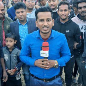জুলাইয়ে সামনের সারিতে থাকা সাংবাদিকের নামে জুলাই হত্যা মামলাসওকত হোসাইন 
বিশেষ প্রতিনিধি 
গাজীপুর জেলা। 

গাজীপুরের বাসন থানায় দৈনিক নয়া দিগন্তের গাজীপুর প্রতিনিধি (মাল্টিমিডিয়া) সাংবাদিক মো. মোজাহিদের নামে মিথ্যা ও উদ্দেশ্যপ্রণোদিত মামলা দায়ের করা হয়েছে। মামলাটি করেছেন গাজীপুর সিটি কর্পোরেশনের ভিলা দত্তপাড়া লেন মোল্লা রোড এলাকার গিয়াস উদ্দিনের সন্তান মো. সোহেল মিয়া। মামলার নম্বর ৩৪১।

সোমবার বিকেলে মামলার বিষয়ে সাংবাদিক মোজাহিদ তার ব্যক্তিগত ফেসবুক আইডি থেকে একটি ভিডিও বার্তায় জানান, 'জুলাই-আগস্টে ছাত্ররা যেভাবে জীবনের শঙ্কা নিয়ে আন্দোলন করেছিল, যখন টেলিভিশন চ্যানেলগুলোতে সত্য প্রচার করা নিষেধ ছিল। তখন আমিও ছাত্রদের মতোই জীবনের শঙ্কা নিয়ে মাঠে ছিলাম খবর জানানোর উদ্দেশ্যে। আমি তখন একাধিকবার হামলার শিকারও হয়েছিলাম। আজ আমার নামেও জুলাই হত্যা মামলা। শুধু আমার নামে নয়, বাংলাদেশের প্রতিটি থানায় নিরীহ মানুষের নামে ষড়যন্ত্র মূলক মামলা হয়েছে। কোনো রাজনৈতিক ব্যক্তি নয় তবুও এমন বহু মানুষের নামে মিথ্যা মামলা হয়েছে। সর্বোপরি তদন্তে আমি দোষী হলে আমি দ্রুত আমি বিচারের দাবি জানাচ্ছি। 

গাজীপুর সাংবাদিক পরিষদের উপদেষ্টা শাহান সাহাবুদ্দিন বলেন, 'সত্য প্রকাশের পথ রুদ্ধ করতে সাংবাদিকদের বারবার টার্গেট করা হচ্ছে। মোজাহিদের মতো নিষ্ঠাবান সংবাদকর্মীর বিরুদ্ধে এই মামলা সাংবাদিক সমাজকে ভীতি প্রদর্শনের কৌশল। মোজাহিদের বিরুদ্ধে ইতিপূর্বেও মামলা হয়েছিল, এখনও হচ্ছে। তবে আমি মনে করি, মোজাহিদের মতো সাংবাদিকরা এসব জেল-জুলুম মাথায় রেখেই দুর্নীতির সংবাদ উপহার দেয় জাতিকে। জাতির স্বার্থে অন্তত এমন ন্যাক্কারজনক মামলা প্রত্যাহার করা প্রয়োজন'। 

দৈনিক ইনকিলাবের শ্রীপুর প্রতিনিধি এমএ মতিন বলেন, 'একটি গণতান্ত্রিক রাষ্ট্রে স্বাধীন সাংবাদিকতা রক্ষা করা রাষ্ট্র ও সমাজের দায়িত্ব। অথচ সত্যনিষ্ঠ সাংবাদিকরা আজ নিরাপত্তাহীনতায় ভুগছেন। মোজাহিদের নামে দায়ের করা মামলাটি অবিলম্বে প্রত্যাহার করা উচিত'।

গাজীপুরের সাংবাদিক সংগঠনগুলো এ মামলার তীব্র নিন্দা জানিয়েছে। তারা স্পষ্ট তদন্তের মাধ্যমে মামলার প্রকৃত সত্য উদঘাটন এবং সাংবাদিক মোজাহিদের বিরুদ্ধে দায়ের করা হয়রানিমূলক মামলা প্রত্যাহারের দাবি জানান। 

 দৈনিক প্রতিদিনের সংবাদ-এর শ্রীপুর প্রতিনিধি আশরাফুল ইসলাম, সময়ের কণ্ঠস্বরের প্রতিনিধি আলমগীর ইসলাম ও আমার সংবাদের প্রতিনিধি এস এম জহিরুল ইসলাম বলেন, সাংবাদিক মোজাহিদ নির্দোষ। সে মূলত সত্য প্রকাশে কখনো পিছপা হয়নি। এর আগেও তিনটি মামলায় ২১৯ দিন কারাবরণ করেছেন। জুলাই আন্দোলনের সময় আহত অবস্থায়ও মাঠে ছিলেন। তার বিরুদ্ধে এই মামলা সাজানো ছাড়া আর কিছু নয়। আমরা অবিলম্বে মামলাটি প্রত্যাহারের দাবি জানাই'।

এ বিষয়ে এনসিপির কেন্দ্রীয় কমিটির যুগ্ম মূখ্য সংগঠক অ্যাডভোকেট আলী নাছের জানান, সাংবাদিক মোজাহিদকে আমরা গণ অভ্যুত্থানের পক্ষের মানুষ ও 
পেশাদার সাংবাদিক হিসেবেই জানি। কোন মামলায় ফাঁসিয়ে হয়রানি করার সুযোগ নেই। আপনি আশ্বস্ত থাকেন, ইনশা আল্লাহ।

এ বিষয়ে শ্রীপুর থানার ওসি আব্দুল বারিক জানান, একটি জুলাই হত্যা মামলা হয়েছে বাসন থানায়। মামলাটির সঠিক তদন্তের জন্য একজন উপপরিদর্শককে দায়িত্ব দেয়া হয়েছে। আদালতে তদন্ত প্রতিবেদন পাঠানো হবে।