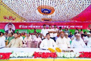 কর্নেল আজাদের ঘোষণা — “আমি স্বতন্ত্র প্রার্থী হিসেবে নির্বাচন করব”রামচন্দ্র ঘোষ, টাঙ্গাইল প্রতিনিধি
টাঙ্গাইল-১ (মধুপুর–ধনবাড়ী) আসনে নির্বাচনী উত্তাপ এখন তুঙ্গে। রাজপথ, বাজার, চা-স্টল থেকে শুরু করে গ্রামের পুকুরঘাট— সর্বত্র একটাই আলোচ্য নাম,
লে. কর্নেল (অব.) মো. আসাদুল ইসলাম (আজাদ) পি.এস.সি। গণমানুষের আস্থাভাজন এই প্রাক্তন সেনা কর্মকর্তা এখন স্বতন্ত্র এমপি পদপ্রার্থী হিসেবে এলাকাবাসীর নতুন আশার প্রতীক। শনিবার (৮নভেম্বর)বিকেলে ফাজিলপুরে অনুষ্ঠিত হয় তাঁর বিশাল নির্বাচনী সমাবেশ। জনতার ঢল নেমে আসে। নারী, পুরুষ, তরুণ, বৃদ্ধ— সকলেই উপস্থিত হন প্রিয় নেতাকে একনজর দেখতে ও শুনতে। মাঠে পা রাখার জায়গা ছিল না— এমন দৃশ্য সাম্প্রতিক সময়ের কোনো রাজনৈতিক অনুষ্ঠানে দেখা যায়নি। আয়োজনটি ছিল সম্পূর্ণ গণমানুষের উদ্যোগে।কোনো বিলাসবহুল মঞ্চ নয়, ছিল কেবল মানুষের ভালোবাসা ও আশার প্রতীকী আয়োজন।
সমাবেশে সভাপতিত্ব করেন আবুল কালাম আজাদ, সাবেক সহসভাপতি, মধুপুর উপজেলা বিএনপি। তিনি বলেন,আজকের এই সমাবেশ প্রমাণ করে— মধুপুর-ধনবাড়ীর মানুষ পরিবর্তন চায়।
কর্নেল আজাদ হচ্ছেন সেই পরিবর্তনের দূত। তাঁর নেতৃত্বে মানুষ নতুন দিনের আশায় বুক বেঁধেছে।
 বিশেষ অতিথিদের বক্তব্য — জনগণের প্রার্থী আজাদ বক্তব্য রাখেন —আশরাফুল ইসলাম মাসুদ, সাবেক যুগ্ম সাধারণ সম্পাদক, মধুপুর উপজেলা বিএনপি; নুরুল আলম মেম্বার, উপজেলা বিএনপির মৎস্যবিষয়ক সম্পাদক;
মিজানুর রহমান মিজান, সাবেক সাধারণ সম্পাদক, ২নং ওয়াটা ইউনিয়ন বিএনপি; মিনহাজ হোসেন, যুবদল নেতা;
এবং মো. মোজাম্মেল হোসেন, ছাত্রদল নেতা।
তাঁরা বলেন, কর্নেল আজাদ রাজনীতিতে এসেছেন সেবা করতে, দখল করতে নয়। তিনি জনগণের কণ্ঠস্বর, মধুপুর-ধনবাড়ীর আশার প্রতীক।”জনতার উচ্ছ্বাস — মাঠজুড়ে স্লোগানের ঢেউ মাঠজুড়ে ধ্বনিত হয় একটাই স্লোগান আমাদের নেতা কর্নেল আজাদ, মানবতার প্রহরী আজাদ! বৃদ্ধ কৃষক রশিদ মিয়া বলেন,আজাদ সাহেব মানুষের ঘরে ঘরে গেছেন, সাহায্য করেছেন, সেবা দিয়েছেন। এমন নেতা এই এলাকায় আমরা আগে পাইনি। এক তরুণ কলেজছাত্র জসিম বলেন, আমরা এমন একজন নেতা চাই, যিনি সৎ, শিক্ষিত ও আমাদের ভবিষ্যতের কথা ভাবেন।
নারী উপস্থিতিও ছিল অভূতপূর্ব। অনেক নারী বলেন, আজাদ সাহেব নারীর উন্নয়ন ও গর্ভবতী মায়েদের পাশে থেকেছেন।তাঁর প্রতি আমাদের পূর্ণ আস্থা। মানবতার ফেরিওয়ালা আজাদ — অতীত কর্মকাণ্ডে উজ্জ্বল দৃষ্টান্ত লে. কর্নেল (অব.) আসাদুল ইসলাম (আজাদ) পি.এস.সি সেনা জীবন শেষে ফিরে এসেছেন জনতার মাঝে। তিনি নিজ উদ্যোগে শতাধিক দুস্থ পরিবারকে সহায়তা দিয়েছেন,গৃহহীনদের ঘর নির্মাণ করে দিয়েছেন,বন্যা ও শীতে ত্রাণ নিয়ে ছুটে গেছেন প্রত্যন্ত এলাকায়। তাঁর মানবিক কর্মকাণ্ড তাঁকে পরিচিত করেছে “মানবতার ফেরিওয়ালা” হিসেবে।
তরুণ সমাজে তিনি হয়ে উঠেছেন শিক্ষা, সততা ও কর্মসংস্থানের অনুপ্রেরণা  কর্নেল আজাদের ঘোষণা — “আমি স্বতন্ত্র প্রার্থী হিসেবে নির্বাচন করব সমাবেশের সবচেয়ে গুরুত্বপূর্ণ মুহূর্ত ছিল কর্নেল আজাদের আনুষ্ঠানিক ঘোষণা। তিনি মঞ্চে উঠে বলেন,আমি আজ এখান থেকে ঘোষণা দিচ্ছি আমি টাঙ্গাইল-১ (মধুপুর–ধনবাড়ী) আসনে স্বতন্ত্র প্রার্থী হিসেবে জাতীয় সংসদ নির্বাচনে অংশ নেব।
আমি কোনো দলীয় প্রতীকে নয়, জনগণের প্রতীকে নির্বাচন করব। তিনি আরও বলেন,আমার একমাত্র দল এই এলাকার মানুষ। আমি ক্ষমতা চাই না, চাই জনগণের সেবা করার সুযোগ আমি এমপি হই বা না হই, মানুষের পাশে থাকব সারাজীবন। এই ঘোষণায় জনতার মধ্যে উত্তেজনা ছড়িয়ে পড়ে। হাজারো মানুষের কণ্ঠে ধ্বনিত হয়—
আমাদের প্রার্থী কর্নেল আজাদ, মানবতার প্রতীক আজাদ!রাজনৈতিক বিশ্লেষকদের মতে, কর্নেল আজাদের প্রার্থীতা টাঙ্গাইল-১ আসনের নির্বাচনী সমীকরণে নতুন ভারসাম্য সৃষ্টি করেছে। তাঁর জনপ্রিয়তা বাড়ছে গ্রাম থেকে শহর পর্যন্ত। সেনা জীবনের শৃঙ্খলা ও সততা তাঁকে করে তুলেছে বিশ্বাসযোগ্য প্রার্থী।এক রাজনৈতিক বিশ্লেষক বলেন,সুষ্ঠু ভোট হলে কর্নেল আজাদ এই আসনে শক্ত প্রতিদ্বন্দ্বী হবেন। তাঁর মানবিক কর্মকাণ্ড ও জনগণের আস্থা এখন আলোচনার কেন্দ্রবিন্দু।ঐক্যের বার্তা  পরিবর্তনের প্রতীক কর্নেল আজাদ সভাপতি আবুল কালাম আজাদ বলেন,আজ আমরা দলমত নির্বিশেষে একত্র হয়েছি। কর্নেল আজাদ হচ্ছেন সেই ঐক্যের প্রতীক, যিনি মধুপুর-ধনবাড়ীকে একসূত্রে বেঁধেছেন। তরুণ নেতা মিনহাজ হোসেন বলেন,তরুণ প্রজন্ম রাজনীতিতে নতুন দৃষ্টান্ত দেখতে চায়। কর্নেল আজাদ হচ্ছেন সেই পরিবর্তনের প্রতীক শেষাংশে কর্নেল আজাদের বার্তা — “মধুপুর-ধনবাড়ী হবে মানবতার আসন সমাবেশের সমাপ্তিতে আবেগঘন কণ্ঠে কর্নেল আজাদ বলেন,আমি প্রতিটি ঘরে আলো দিতে চাই, প্রতিটি তরুণকে কর্মসংস্থান দিতে চাই।
মধুপুর-ধনবাড়ীকে মানবতার আসন হিসেবে গড়ে তুলব। হাজারো মানুষের কণ্ঠে তখন একসাথে ধ্বনিত হয়
আমাদের নেতা কর্নেল আজাদ, মানবতার প্রতীক আজাদ!”