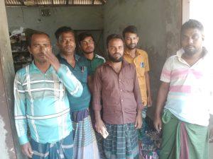 শিরোনাম: রঘুনাথপুর গ্রামের হস্তশিল্পে কর্মসংস্থানের দৃষ্টান্ত – স্বল্প সুদে ঋণ সহায়তার আহ্বান।মাহবুবুল আলম বিজয় সংগ্রাম ৭১ টিভি ।
ব্যুরো প্রধান ময়মনসিংহ বিভাগ ।
জামালপুর জেলার সরিষাবাড়ী উপজেলার
মহাদান ইউনিয়নের রঘুনাথপুর গ্রামে হস্তশিল্পের মাধ্যমে এক অনন্য দৃষ্টান্ত স্থাপন করেছেন স্থানীয় উদ্যোক্তারা। গ্রামের জনাব শামীম মিয়া ও তার কয়েকজন সহযোগী মিলে কয়েকটি হস্তশিল্প কারখানা প্রতিষ্ঠা করে এলাকায় বহু বেকার যুবক ও যুবতীর কর্মসংস্থানের ব্যবস্থা করেছেন। তাদের এই উদ্যোগে গ্রামের অনেক পরিবার এখন আর্থিকভাবে স্বাবলম্বী হচ্ছে এবং নারীরা ঘরে বসেই জীবিকা অর্জনের সুযোগ পাচ্ছেন।
তবে উদ্যোক্তারা জানিয়েছেন, বর্তমানে উৎপাদন ব্যয় বৃদ্ধি ও এনজিও ঋণের উচ্চ সুদের কারণে কারখানাটি টিকে থাকা কঠিন হয়ে পড়েছে। তারা সরকারের কাছে দাবি জানিয়েছেন, যেন স্বল্প সুদে সহজ শর্তে ঋণের ব্যবস্থা করা হয়। এতে করে শুধু এই কারখানাই নয়, পুরো অঞ্চলে আরও শত শত কর্মসংস্থানের সুযোগ সৃষ্টি হবে বলে আশাবাদ ব্যক্ত করেছেন তারা।
উদ্যোক্তা শামীম মিয়া বলেন, “আমরা গ্রামের মানুষদের নিয়ে এই উদ্যোগ শুরু করেছি, কিন্তু অর্থের অভাবে আজ অনেক বাধার মুখে পড়েছি। সরকার যদি সামান্য সহায়তা দেয়, তাহলে এই শিল্প আবার ঘুরে দাঁড়াতে পারবে।”
স্থানীয়রা মনে করেন, সরকারের নজর ও সহায়তা পেলে রঘুনাথপুর গ্রামের এই হস্তশিল্প শিল্প একটি টেকসই উন্নয়নের মডেল হিসেবে পুরো সরিষাবাড়ী উপজেলায় দৃষ্টান্ত স্থাপন করবে।
👉 সংক্ষেপে:
স্থান: রঘুনাথপুর গ্রাম, মহাদান ইউনিয়ন, সরিষাবাড়ী, জামালপুর
উদ্যোগ: হস্তশিল্প কারখানা
উদ্যোক্তা: জনাব শামীম মিয়া ও সহযোগীরা
লক্ষ্য: বেকার যুবক-যুবতীর কর্মসংস্থান
সমস্যা: উচ্চ সুদের ঋণ ও উৎপাদন ব্যয় বৃদ্ধি
দাবি: সরকারের স্বল্প সুদে ঋণ সহায়তা