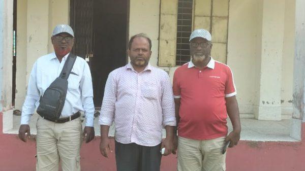 মাদারগঞ্জের সুখ নগরী বফাত উদ্দিন তালুকদার উচ্চ বিদ্যালয়: উন্নয়নের অপেক্ষায় এক সফল শিক্ষা প্রতিষ্ঠান। মাহবুবুল আলম বিজয় সংগ্রাম ৭১টিভি। ব্যুরো প্রধান ময়মনসিংহ বিভাগ । জামালপুর জেলার মাদারগঞ্জ উপজেলার সুখ নগরী বফাত উদ্দিন তালুকদার উচ্চ বিদ্যালয়টি বর্তমানে এলাকায় একটি দৃষ্টান্তমূলক শিক্ষা প্রতিষ্ঠান হিসেবে পরিচিতি পেয়েছে। বিদ্যালয়টির প্রধান শিক্ষক জনাব জাকির হোসেন তার দক্ষ নেতৃত্ব, পরিকল্পনা ও অক্লান্ত পরিশ্রমের মাধ্যমে প্রতিষ্ঠানটিকে সাজিয়েছেন এক অনন্য শিক্ষাবান্ধব পরিবেশে। বিদ্যালয়ের শিক্ষকরা হাতে-কলমে পাঠদানের মাধ্যমে শিক্ষার্থীদের বাস্তবমুখী শিক্ষা দিচ্ছেন। ফলে প্রতিষ্ঠানটির শিক্ষার মান মাদারগঞ্জ উপজেলার অন্যান্য বিদ্যালয়ের তুলনায় অনেক এগিয়ে। বিদ্যালয়ের ছাত্র-ছাত্রীদের আচরণ, ফলাফল ও উপস্থিতির হারও প্রশংসনীয়। বিদ্যালয়ের পূর্ব পাশে পাকা রাস্তা থাকায় পরিবেশটি মনোরম ও পরিপাটি মনে হয়—একটি সত্যিকারের শিক্ষাঙ্গনের রূপ নিয়েছে এটি। তবে এত সাফল্যের মাঝেও বিদ্যালয়টি নানা সমস্যায় জর্জরিত। বিশেষ করে বিদ্যালয়ের প্রবেশপথ ও আশপাশের কাঁচা রাস্তা বৃষ্টি বা বন্যার সময় কর্দমাক্ত হয়ে যায়, ফলে ছাত্র-ছাত্রীদের বিদ্যালয়ে আসা-যাওয়া করতে প্রচণ্ড কষ্ট পোহাতে হয়। এলাকাটি নদীভাঙন ও চরাঞ্চল হওয়ায় অনেক শিক্ষার্থীকে ভাঙা রাস্তা ও কাদামাটি পেরিয়ে বিদ্যালয়ে পৌঁছাতে হয়। এতে অনেক সময় দুর্ঘটনাও ঘটে। অভিভাবক ও শিক্ষকদের দাবি—সরকার যেন দ্রুত রাস্তাঘাট সংস্কার ও পাকা রাস্তা নির্মাণের ব্যবস্থা নেয়, যাতে বিদ্যালয়ে শিক্ষার পরিবেশ আরও উন্নত হয়। এছাড়া বিদ্যালয়টিতে এখনও বাউন্ডারি ওয়াল নেই, যা নিরাপত্তার জন্য বড় উদ্বেগের কারণ। শিক্ষক, ছাত্র-ছাত্রী ও অভিভাবকদের অভিন্ন দাবি—বিদ্যালয়ের চারপাশে সীমানা প্রাচীর নির্মাণ করলে প্রতিষ্ঠানটি আরও নিরাপদ ও সুন্দর পরিবেশে শিক্ষাদান করতে পারবে। বিদ্যালয়ের প্রধান শিক্ষক জনাব জাকির হোসেন এ বিষয়ে বিজয় সংগ্রাম ৭১ টেলিভিশনের জ্যেষ্ঠ সাংবাদিক মাহবুবুল আলমকে সমস্যাগুলোর বিস্তারিত অবহিত করেছেন। তিনি আশা প্রকাশ করেন, সাংবাদিক মহলের সহযোগিতায় এ সমস্যা সরকারের নজরে আসবে এবং দ্রুত প্রয়োজনীয় পদক্ষেপ গ্রহণ করা হবে। সুখ নগরী বফাত উদ্দিন তালুকদার উচ্চ বিদ্যালয় শুধু মাদারগঞ্জ নয়, পুরো জামালপুর জেলার জন্য এক আলোকবর্তিকা হয়ে উঠতে পারে—যদি অবকাঠামোগত সমস্যা সমাধানে সরকারের দৃষ্টি আরও প্রসারিত হয়। --
