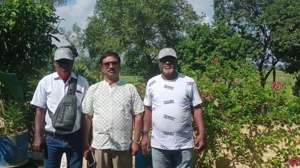 মাদারগঞ্জে তোফাজ্জল হোসেনের নেতৃত্বে বিন্যাফৈর এ এম সরকারি প্রাথমিক বিদ্যালয় এখন সাফল্যের উজ্জ্বল দৃষ্টান্ত। মাহবুবুল আলম বিজয় সংগ্রাম ৭১ টিভি । ব্যুরো প্রধান ময়মনসিংহ বিভাগ । জামালপুর জেলার মাদারগঞ্জ উপজেলার বিন্যাফৈর এ এম সরকারি প্রাথমিক বিদ্যালয় আজ একটি দৃষ্টান্তমূলক বিদ্যালয় হিসেবে পরিচিতি লাভ করেছে। বিদ্যালয়টির প্রধান শিক্ষক জনাব তোফাজ্জল হোসেন তার দক্ষতা, আন্তরিকতা ও সৎ প্রচেষ্টার মাধ্যমে বিদ্যালয়টিকে এমন এক উচ্চতায় নিয়ে গেছেন, যা সত্যিই প্রশংসার যোগ্য। তিনি শুধু একজন প্রধান শিক্ষকই নন, তিনি একজন দায়িত্বশীল পথপ্রদর্শক এবং একজন অনুকরণীয় মানুষ। নিজের হাতে ও সহকর্মী শিক্ষকদের সহযোগিতায় বিদ্যালয়ের প্রতিটি কোণকে তিনি সাজিয়েছেন যেন একটি প্রাকৃতিক সৌন্দর্যে ভরা লীলাভূমি। ফুলের বাগান, ফলের বাগান, ও সবুজ পরিবেশে ঘেরা বিদ্যালয়টি এখন শিক্ষার্থীদের জন্য এক অনুপ্রেরণার স্থান। তোফাজ্জল হোসেন হাতে-কলমে শিক্ষার্থীদের শিক্ষা দেন — বাস্তবমুখী পাঠদানের মাধ্যমে তিনি শিশুদের মননশীল ও নৈতিক শিক্ষায় উদ্বুদ্ধ করছেন। তার প্রচেষ্টায় বিদ্যালয়টির শিক্ষার মান উল্লেখযোগ্যভাবে উন্নত হয়েছে, ফলে বিন্যাফৈর এ এম সরকারি প্রাথমিক বিদ্যালয় আজ মাদারগঞ্জ উপজেলার অন্যতম সেরা বিদ্যালয়ে পরিণত হয়েছে। প্রবাদ আছে, “ধন থাকলে ধনী হওয়া যায় না, যদি মন না থাকে। ঠিক তেমনই, তোফাজ্জল হোসেন স্যারের মধ্যে সেই মহান মন রয়েছে। তার বিনয়, সততা, ও মানবিকতার ছোঁয়ায় বিদ্যালয়টি আজ সাফল্যের পথে এগিয়ে চলেছে। আমি, সাংবাদিক মাহবুবুল আলম, বিজয় সংগ্রাম ৭১ টিভির পক্ষ থেকে, জনাব তোফাজ্জল হোসেনকে জানাই আন্তরিক অভিনন্দন ও শুভেচ্ছা। তার এমন আকর্ষণীয় কর্মকাণ্ড যেন অন্যান্য বিদ্যালয়ের শিক্ষকদের জন্যও অনুসরণীয় হয়ে ওঠে—এই কামনাই রইল। ---