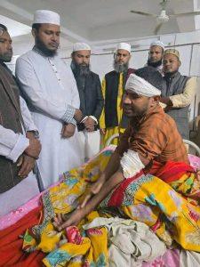 কাপাসিয়ায় বহুল আলোচিত মাদক ব্যবসায়ী জুয়েলের আস্তানা গুঁড়িয়ে দিয়েছে পুলিশ, গ্রেফতার -১জনমনে স্বস্তি 

সওকত হোসাইন 
বিশেষ প্রতিনিধি। 

গাজীপুরের কাপাসিয়ায় বহুল আলোচিত শীর্ষ স্থানীয় মাদক কারবারি 
জুয়েলের (২৫) আস্তানাটি ২৫ নভেম্বর মঙ্গলবার সকালে ভেঙে গুঁড়িয়ে দিয়েছে থানা পুলিশ। প্রতিবাদী যুবক রুহুল আমিনের উপর হামলার চব্বিশ ঘণ্টার মধ্যে থানার অফিসার ইনচার্জ (ওসি) আব্দুর রবের নেতৃত্বে অভিযান চালিয়ে আস্তানাটি ভেঙে দেয়া হয়। এসময় মাদক কারবারি হুমায়ূন কবির (২৮) কে ২০ পিস ইয়াবা বাড়িসহ আটক করেছে। সে খিরাটি গ্রামের নুরুল ইসলামের পুত্র। এতে এলাকাবাসী স্বস্তি প্রকাশ করেছেন। 

জানা যায়, মাদক কারবারি জুয়েল বাহিনীর দৌড়াত্বে এলাকাবাসী অতিষ্ট ছিল। সোমবার উপজেলার সিঙ্গুয়া এলাকায় সঙ্গবদ্ধ মাদক কারবারি চক্রের বিরুদ্ধে ভিডিপি সদস্য ও নৈশপ্রহরী রুহুল আমিন প্রতিবাদ করলে তাদের হামলা ও নির্যাতনের শিকার হতে হয়। 

স্বজনরা জানায়, উপজেলার ঘাগটিয়া ইউনিয়নের সিঙ্গুয়া পূর্ব পাড়ার (মিয়ার মার বাড়ি) ফজলু মিয়ার পুত্র জুয়েল দীর্ঘদিন যাবত এলাকার উঠতি বয়সী ছেলেদের মাঝে মাদকদ্রব্য সরবরাহ করে আসছে। এতে অসংখ্য ছেলেরা মাদকাসক্তে জড়িয়ে বিপথগামী হয়ে পড়ছে। ২৪ নভেম্বর সোমবার সকাল ১০ টার দিকে রুহুল আমিন (২৫) নামে এক প্রতিবাদী যুবক মাদক কারবারি জুয়েলের এসব কর্মকান্ডের প্রতিবাদ করলে তার উপর সে হামলা চালায়। এলোপাথাড়ি ছুরির আঘাতে মারাত্মক ভাবে আহত হয়ে বর্তমানে রুহুল আমিন মনোহরদী উপজেলা স্বাস্থ্য কমপ্লেক্সে চিকিৎসাধীন আছে। সে সিঙ্গুয়া বহুমুখী উচ্চ বিদ্যালয়ের নৈশপ্রহরী এবং ওই গ্রামের জয়নাল আবেদীনের পুত্র। ইতিপূর্বেও সে একাধিকবার প্রতিবাদ করে জুয়েলের হামলার শিকার হয়েছে।

এলাকাবাসী জানায়, সিঙ্গুয়া পূর্ব পাড়ার মৃত সামসুল হকের স্ত্রী দৃষ্টি প্রতিবন্ধী বেবী বেগমের (৫৫) বাড়িতে মাদক কারবারি জুয়েল জোড়পূর্বক প্রতিনিয়ত আড্ডা বসায়। তাদের ভয়ে কেউ মুখ খুলতে সাহস পায় না। প্রভাবশালী একটি মহলের ছত্রছায়ায় জুয়েলের দৌড়াত্ব দিন দিন বেড়েই চলছে। এতে এলাকাবাসী আতংকিত ও নিরাপত্তাহী হয়ে পড়েছে। ইতিপূর্বে একাধিকবার মাদক কারবারিদের বিরুদ্ধে অভিযোগ ও প্রতিবাদ করে অনেকেই হামলা ও নির্যাতনের শিকার হয়েছেন। এর আগে স্থানীয় স্বেচ্ছাসেবী সংগঠন 'অগ্রণী যুব সংঘের' সদস্যরা থানায় একাধিক লিখিত অভিযোগ করেছেন। তাতে কোন প্রতিকার পাননি, বরং উল্টো মাদক কারবারিদের ভয়ভীতি, হুমকি ও হামলার শিকার হয়েছেন। বার বার থানা পুলিশকে জানিয়ে কোনো প্রতিকার না পেয়ে এলাকাবাসী হতাশ হয়েছেন। মাদক কারবারিদের দ্রুত আইনের আওতায় এনে দৃষ্টান্তমূলক শাস্তির ব্যবস্থা করতে এলাকাবাসীর দাবি। 

এদিকে মাদক কারবারিদের হামলায় মারাত্মক ভাবে আহত নৈশপ্রহরী রুহুল আমিনের ভিডিও এবং ছবি সামাজিক যোগাযোগ মাধ্যম ফেইসবুকে দুই দিন যাবত ব্যাপকভাবে ভাইরাল হয়। খবর পেয়ে তাৎক্ষণিক ভাবে 
 অসুস্থ নৈশ প্রহরী রুহুল আমিনকে হাসপাতালে দেখতে দলীয় নেতৃবৃন্দসহ ছুটে যান গাজীপুর -৪ কাপাসিয়া আসেনে জামায়াতে ইসলামী মনোনীত সংসদ সদস্য পদ প্রার্থী ও বাংলাদেশ ইসলামী ছাত্র শিবিরের সাবেক কেন্দ্রীয় সভাপতি অধ্যক্ষ সালাহউদ্দিন আইউবী। তাছাড়া বিএনপি মনোনীত প্রার্থী শাহ রিয়াজুল হান্নানের নির্দেশে বিএনপির সিনিয়র নেতা হাবিবুর রহমান শাহীন, উপজেলা যুবদলের ভারপ্রাপ্ত সদস্য সচিব মামুনুর রশিদ সহ বিভিন্ন পর্যায়ের নেতৃবৃন্দ ও আহত রুহুল আমিনকে দেখতে হাসপাতালে যান। জামায়াতে ইসলামী ও বিএনপি নেতৃবৃন্দ আহত রুহুল আমিনের চিকিৎসার খোঁজখবর নেন এবং যেকোনো ধরনের সহযোগিতার আশ্বাস দেন। 

এব্যাপারে কাপাসিয়া থানার অফিসার ইনচার্জ (ওসি) আব্দুর রব জানান, মাদক কারবারিদের হামলার খবর পেয়ে মঙ্গলবার সকালে ঘটনাস্থল পরিদর্শন করেন। এলাকাবাসীর তথ্যের ভিত্তিতে তাদের আস্তানায় হামলা চালিয়ে ২০ পিস ইয়াবা বাড়িসহ হুমায়ূন কবির নামে একজনকে আটক করা হয়েছে এবং তাদের আস্তানা ভেঙে গুঁড়িয়ে দেয়া হয়েছে। উল্লেখিত মাদক কারবারিদের বিরুদ্ধে প্রয়োজনীয় আইনগত ব্যবস্থা গ্রহণ করা হবে।