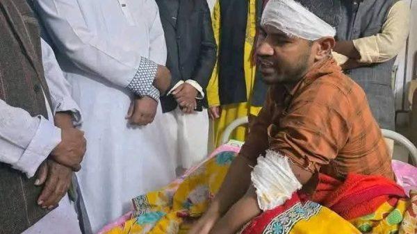 কাপাসিয়ায় বহুল আলোচিত মাদক ব্যবসায়ী জুয়েলের আস্তানা গুঁড়িয়ে দিয়েছে পুলিশ, গ্রেফতার -১ জনমনে স্বস্তি সওকত হোসাইন বিশেষ প্রতিনিধি। গাজীপুরের কাপাসিয়ায় বহুল আলোচিত শীর্ষ স্থানীয় মাদক কারবারি জুয়েলের (২৫) আস্তানাটি ২৫ নভেম্বর মঙ্গলবার সকালে ভেঙে গুঁড়িয়ে দিয়েছে থানা পুলিশ। প্রতিবাদী যুবক রুহুল আমিনের উপর হামলার চব্বিশ ঘণ্টার মধ্যে থানার অফিসার ইনচার্জ (ওসি) আব্দুর রবের নেতৃত্বে অভিযান চালিয়ে আস্তানাটি ভেঙে দেয়া হয়। এসময় মাদক কারবারি হুমায়ূন কবির (২৮) কে ২০ পিস ইয়াবা বাড়িসহ আটক করেছে। সে খিরাটি গ্রামের নুরুল ইসলামের পুত্র। এতে এলাকাবাসী স্বস্তি প্রকাশ করেছেন। জানা যায়, মাদক কারবারি জুয়েল বাহিনীর দৌড়াত্বে এলাকাবাসী অতিষ্ট ছিল। সোমবার উপজেলার সিঙ্গুয়া এলাকায় সঙ্গবদ্ধ মাদক কারবারি চক্রের বিরুদ্ধে ভিডিপি সদস্য ও নৈশপ্রহরী রুহুল আমিন প্রতিবাদ করলে তাদের হামলা ও নির্যাতনের শিকার হতে হয়। স্বজনরা জানায়, উপজেলার ঘাগটিয়া ইউনিয়নের সিঙ্গুয়া পূর্ব পাড়ার (মিয়ার মার বাড়ি) ফজলু মিয়ার পুত্র জুয়েল দীর্ঘদিন যাবত এলাকার উঠতি বয়সী ছেলেদের মাঝে মাদকদ্রব্য সরবরাহ করে আসছে। এতে অসংখ্য ছেলেরা মাদকাসক্তে জড়িয়ে বিপথগামী হয়ে পড়ছে। ২৪ নভেম্বর সোমবার সকাল ১০ টার দিকে রুহুল আমিন (২৫) নামে এক প্রতিবাদী যুবক মাদক কারবারি জুয়েলের এসব কর্মকান্ডের প্রতিবাদ করলে তার উপর সে হামলা চালায়। এলোপাথাড়ি ছুরির আঘাতে মারাত্মক ভাবে আহত হয়ে বর্তমানে রুহুল আমিন মনোহরদী উপজেলা স্বাস্থ্য কমপ্লেক্সে চিকিৎসাধীন আছে। সে সিঙ্গুয়া বহুমুখী উচ্চ বিদ্যালয়ের নৈশপ্রহরী এবং ওই গ্রামের জয়নাল আবেদীনের পুত্র। ইতিপূর্বেও সে একাধিকবার প্রতিবাদ করে জুয়েলের হামলার শিকার হয়েছে। এলাকাবাসী জানায়, সিঙ্গুয়া পূর্ব পাড়ার মৃত সামসুল হকের স্ত্রী দৃষ্টি প্রতিবন্ধী বেবী বেগমের (৫৫) বাড়িতে মাদক কারবারি জুয়েল জোড়পূর্বক প্রতিনিয়ত আড্ডা বসায়। তাদের ভয়ে কেউ মুখ খুলতে সাহস পায় না। প্রভাবশালী একটি মহলের ছত্রছায়ায় জুয়েলের দৌড়াত্ব দিন দিন বেড়েই চলছে। এতে এলাকাবাসী আতংকিত ও নিরাপত্তাহী হয়ে পড়েছে। ইতিপূর্বে একাধিকবার মাদক কারবারিদের বিরুদ্ধে অভিযোগ ও প্রতিবাদ করে অনেকেই হামলা ও নির্যাতনের শিকার হয়েছেন। এর আগে স্থানীয় স্বেচ্ছাসেবী সংগঠন 'অগ্রণী যুব সংঘের' সদস্যরা থানায় একাধিক লিখিত অভিযোগ করেছেন। তাতে কোন প্রতিকার পাননি, বরং উল্টো মাদক কারবারিদের ভয়ভীতি, হুমকি ও হামলার শিকার হয়েছেন। বার বার থানা পুলিশকে জানিয়ে কোনো প্রতিকার না পেয়ে এলাকাবাসী হতাশ হয়েছেন। মাদক কারবারিদের দ্রুত আইনের আওতায় এনে দৃষ্টান্তমূলক শাস্তির ব্যবস্থা করতে এলাকাবাসীর দাবি। এদিকে মাদক কারবারিদের হামলায় মারাত্মক ভাবে আহত নৈশপ্রহরী রুহুল আমিনের ভিডিও এবং ছবি সামাজিক যোগাযোগ মাধ্যম ফেইসবুকে দুই দিন যাবত ব্যাপকভাবে ভাইরাল হয়। খবর পেয়ে তাৎক্ষণিক ভাবে অসুস্থ নৈশ প্রহরী রুহুল আমিনকে হাসপাতালে দেখতে দলীয় নেতৃবৃন্দসহ ছুটে যান গাজীপুর -৪ কাপাসিয়া আসেনে জামায়াতে ইসলামী মনোনীত সংসদ সদস্য পদ প্রার্থী ও বাংলাদেশ ইসলামী ছাত্র শিবিরের সাবেক কেন্দ্রীয় সভাপতি অধ্যক্ষ সালাহউদ্দিন আইউবী। তাছাড়া বিএনপি মনোনীত প্রার্থী শাহ রিয়াজুল হান্নানের নির্দেশে বিএনপির সিনিয়র নেতা হাবিবুর রহমান শাহীন, উপজেলা যুবদলের ভারপ্রাপ্ত সদস্য সচিব মামুনুর রশিদ সহ বিভিন্ন পর্যায়ের নেতৃবৃন্দ ও আহত রুহুল আমিনকে দেখতে হাসপাতালে যান। জামায়াতে ইসলামী ও বিএনপি নেতৃবৃন্দ আহত রুহুল আমিনের চিকিৎসার খোঁজখবর নেন এবং যেকোনো ধরনের সহযোগিতার আশ্বাস দেন। এব্যাপারে কাপাসিয়া থানার অফিসার ইনচার্জ (ওসি) আব্দুর রব জানান, মাদক কারবারিদের হামলার খবর পেয়ে মঙ্গলবার সকালে ঘটনাস্থল পরিদর্শন করেন। এলাকাবাসীর তথ্যের ভিত্তিতে তাদের আস্তানায় হামলা চালিয়ে ২০ পিস ইয়াবা বাড়িসহ হুমায়ূন কবির নামে একজনকে আটক করা হয়েছে এবং তাদের আস্তানা ভেঙে গুঁড়িয়ে দেয়া হয়েছে। উল্লেখিত মাদক কারবারিদের বিরুদ্ধে প্রয়োজনীয় আইনগত ব্যবস্থা গ্রহণ করা হবে।
