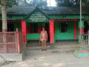 অবহেলা, বঞ্চনা ও ষড়যন্ত্রের শিকার কে.জি.এস. মহর সুবাহান মফিজ উদ্দিন উচ্চ বিদ্যালয়। বিদ্যালয়ের  প্রধান শিক্ষক জুলফিকার আলীর প্রতি চরম হয়রানি—৪৫০ শিক্ষার্থীর ভবিষ্যৎ আজ সংকটে

সাবহেডলাইন:
বিগত সরকারের প্রভাবশালী মহলের অনিয়ম ও অসাধু ব্যক্তিদের অপতৎপরতায় সরকারি অনুদান বন্ধ—পরিদর্শনে উঠে এলো প্রকৃত অবহেলার করুণ চিত্র; এলাকাবাসীর জরুরি ভিত্তিতে সরকারি হস্তক্ষেপের দাবি।

মাহবুবুল আলম বিজয় সংগ্রাম ৭১ টিভি । 
ব্যুরো প্রধান  ময়মনসিংহ বিভাগ। 

জামালপুর জেলার মেলানদাহ উপজেলার কে.জি.এস. মহর সুবাহান মফিজ উদ্দিন উচ্চ বিদ্যালয়—দীর্ঘদিনের শিক্ষা ঐতিহ্য বহনকারী একটি সম্ভাবনাময় শিক্ষাপ্রতিষ্ঠান। তবে গত কয়েক বছর ধরে প্রতিষ্ঠানটি ক্রমাগত অবহেলা, বঞ্চনা ও ষড়যন্ত্রের চক্রে আটকে পড়েছে। শিক্ষার মান বজায় রেখে ৪৫০-এর বেশি শিক্ষার্থীকে সেবা প্রদান করা সত্ত্বেও বিদ্যালয়টি সরকারি সুযোগ-সুবিধা থেকে আজ সম্পূর্ণরূপে বিচ্ছিন্ন।

এই অবনতিশীল পরিস্থিতির কেন্দ্রে রয়েছেন বিদ্যালয়ের প্রতিষ্ঠানের অন্যতম প্রতিষ্ঠাতা ও প্রধান জমি দাতা হওয়ায় প্রধান শিক্ষক  এস. এম. জুলফিকার আলী—যিনি সততা, নীতি ও শিক্ষার প্রতি নিবেদিত মেধাবী দুইবারের শ্রেষ্ঠ শিক্ষক হওয়ায় তিনি  সকলের নিকট সুপরিচিত   অথচ তাঁকেই লক্ষ্য করে একদল প্রভাবশালী অসাধু ব্যক্তি ধারাবাহিকভাবে হয়রানি, অপপ্রচার এবং সামাজিকভাবে হেয় করার পাঁয়তারা চালিয়ে যাচ্ছে।

প্রতিষ্ঠানের অন্যতম প্রতিষ্ঠাতা ও প্রধান জমি দাতা তার নিজের লোক হওয়ায় সমাজের  কিছু অসাধু  লোকের কারণে প্রতিহিংসার  কারণ  প্রধান শিক্ষকের প্রতি অমানবিক আচরণ — ষড়যন্ত্রের জাল আরও ঘনিষ্ঠ

বিদ্যালয় নির্মাণে অন্যতম জমি দাতা নিজের লোক হওয়ার কারণ হিসেবে প্রধান শিক্ষক জুলফিকার আলীর অবদান অনস্বীকার্য। প্রতিষ্ঠালগ্ন থেকেই তিনি শিক্ষকতা, ব্যবস্থাপনা, অবকাঠামো উন্নয়নসহ বিভিন্ন ক্ষেত্রে অগ্রণী ও ত্যাগী ভূমিকা পালন করে আসছেন।

কিন্তু জমি সংক্রান্ত বিষয়কে কেন্দ্র করে কিছু অসৎ অরাজনৈতিক ও প্রভাবশালী মহল বিভিন্ন সময় তাঁর বিরুদ্ধে ভিত্তিহীন অভিযোগ তোলে। অভিযোগ, এই অসাধু দল প্রধান শিক্ষককে হেনস্তা করতে এবং বিদ্যালয়ের সম্পত্তি ও ব্যবস্থাপনায় প্রভাব বিস্তার করতে দীর্ঘদিন ধরে অপচেষ্টা চালিয়ে যাচ্ছে।

স্থানীয়রা জানান—
প্রতিষ্ঠানের প্রতিষ্ঠাতা ও জমি দাতা নিজের লোক হওয়ায় এবং প্রতিষ্ঠানের প্রধান শিক্ষক হওয়ার কারণে  তিনিই আজ হয়রানির শিকার—এটা শুধু অন্যায় নয়, শিক্ষা ব্যবস্থার প্রতি প্রকাশ্য অবজ্ঞা।”

সরকারি অনুদান স্থবির—অসাধু মহলের প্রভাবেই উন্নয়ন থেমে গেল

বিগত সরকারের সময় এলাকায় প্রভাব বিস্তারকারী কিছু ব্যক্তির অনিয়ম, স্বেচ্ছাচারিতা ও দলীয় প্রভাবের কারণে বিদ্যালয়টি বছরের পর বছর সরকারি অনুদান, অবকাঠামো উন্নয়ন, শিক্ষা উপকরণ, ক্রীড়া সামগ্রীসহ অন্যান্য মৌলিক সুবিধা থেকে সম্পূর্ণ বঞ্চিত থাকে।

যেখানে পাশের বিদ্যালয়গুলো একাধিক উন্নয়ন প্রকল্প পেয়েছে, সেখানে কে.জি.এস. মহর সুবাহান মফিজ উদ্দিন উচ্চ বিদ্যালয়টিতে একটি টাকাও বরাদ্দ হয়নি।

ফলে—

শ্রেণিকক্ষের ঘাটতি

অবকাঠামো নাজুক

পর্যাপ্ত আসবাব নেই

শিক্ষার্থীদের জন্য উপকরণ সংকট

ডিজিটাল সুবিধার অভাব

মাঠ ও ল্যাবরেটরি অবহেলা
সব মিলিয়ে বিদ্যালয়টি প্রায় ধ্বংসের পথে ঠেলে দেওয়া হয়েছে।

ব্যুরো প্রধানের পরিদর্শনে উঠে এলো উপেক্ষার ভয়াবহ বাস্তবতা

সম্প্রতি বিজয় সংগ্রাম ৭১ টিভি-এর ব্যুরো প্রধান মাহবুবুল আলম বিদ্যালয়টি সরেজমিনে পরিদর্শন করেন। তিনি প্রধান শিক্ষক ও সহকারী শিক্ষকদের সঙ্গে দীর্ঘক্ষণ কথা বলে বিদ্যালয়ের সমস্যাবলী, সরকারি বঞ্চনা এবং শিক্ষক–শিক্ষার্থীদের চরম দুর্দশার বাস্তব চিত্র তুলে ধরেন।

পরিদর্শন শেষে তিনি গভীর উদ্বেগ প্রকাশ করে বলেন—
“সরকারি প্রতিষ্ঠানের এমন অবহেলা অগ্রহণযোগ্য। শিক্ষার পরিবেশ নষ্ট করা মানে ভবিষ্যৎ প্রজন্মকে অন্ধকারে ঠেলে দেওয়া। এই বিদ্যালয়টি অবিলম্বে সরকারি নজরে আসা উচিত।”

৪৫০+ শিক্ষার্থীর ভার প্রধান শিক্ষকের কাঁধে — তবুও শিক্ষার মান অটুট

চরম প্রতিকূল পরিবেশেও প্রধান শিক্ষক জুলফিকার আলী তাঁর সহকারী শিক্ষকদের নিয়ে শিক্ষার্থীদের হাতে-কলমে শিক্ষা, নৈতিক উন্নয়ন এবং সুশৃঙ্খল পাঠদান অব্যাহত রেখেছেন।

তার নেতৃত্বে শিক্ষার মান জেলার বহু প্রতিষ্ঠানের চেয়েও উন্নত।
অভিভাবকদের মতে—
“অবহেলা থাকলেও শিক্ষকরা মনপ্রাণ দিয়ে পড়ান বলেই বিদ্যালয়টি এখনো টিকে আছে।”

এলাকাবাসীর ক্ষোভ ও দাবি—সরকারের জরুরি হস্তক্ষেপ অত্যাবশ্যক

স্থানীয় গণ্যমান্য ব্যক্তিবর্গ, অভিভাবক, শিক্ষার্থী ও সচেতন মহল সরকারের প্রতি কয়েক দফা দাবি জানিয়েছেন—

দাবিসমূহ:

1. বিদ্যালয়ের জমি সংক্রান্ত সকল জটিলতার দ্রুত সমাধান

2. প্রধান শিক্ষক এস. এম. জুলফিকার আলীর প্রতি ষড়যন্ত্র, অপপ্রচার ও হয়রানি বন্ধ

3. দীর্ঘদিনের স্থবির সরকারি অনুদান পুনর্বহাল

4. জরুরি ভিত্তিতে অবকাঠামো উন্নয়ন প্রকল্প বরাদ্দ

5. ডিজিটাল সুবিধা, ল্যাবরেটরি, ক্রীড়া উপকরণসহ পূর্ণাঙ্গ শিক্ষাসুবিধা নিশ্চিত

6. শিক্ষা মন্ত্রণালয় ও জেলা প্রশাসনের বিশেষ পর্যবেক্ষণ
এলাকাবাসীর মতে—
“সরকার একটু নজর দিলে বিদ্যালয়টি জেলার সেরা প্রতিষ্ঠানে পরিণত হতে পারে।”

উপসংহার
কে.জি.এস. মহর সুবাহান মফিজ উদ্দিন উচ্চ বিদ্যালয় শুধু একটি প্রতিষ্ঠান নয়—এটি মেলানদাহ উপজেলার শিশু–কিশোর শিক্ষার প্রাণকেন্দ্র। একজন সৎ, নীতি–আদর্শবান প্রধান শিক্ষককে হয়রানি করে এবং বিদ্যালয়কে বছরের পর বছর বঞ্চিত রেখে শুধু প্রতিষ্ঠান নয়, পুরো এলাকার ভবিষ্যৎকে বিপর্যয়ের দিকে ঠেলে দেওয়া হয়েছে।

এখন প্রয়োজন সুস্পষ্ট সরকারি সিদ্ধান্ত, দৃঢ় হস্তক্ষেপ এবং অবিলম্বে উন্নয়নমূলক উদ্যোগ—যাতে বিদ্যালয়টি তার স্বাভাবিক উন্নয়নধারা ফিরে পায় এবং শিক্ষার্থীরা একটি নিরাপদ, সুন্দর ও আধুনিক পরিবেশে পাঠদান করতে পারে।