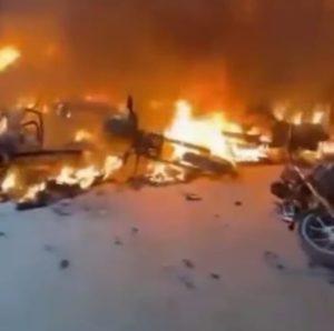 গাজীপুর-১ আসনে মনোনয়নকে কেন্দ্র করে বিএনপির দুই গ্রুপের সংঘর্ষ , অগ্নি কান্ডের ঘটনা,  আহত ১০..বিশেষ প্রতিনিধি গাজীপুর জেলা : 
গাজীপুর-১ আসনে দলীয় মনোনয়নকে কেন্দ্র করে বিএনপির দুই গ্রুপের সংঘর্ষের ঘটনা ঘটেছে। ৭ ডিসেম্বর শনিবার বিকেলে ব্যারিস্টার চৌধুরী ইশরাক আহমেদ সিদ্দিক, ও মেয়র মজিবুর রহমানের সমর্থকদের মধ্যে এই সংঘর্ষের সূত্রপাত হয়।
স্থানীয় সূত্রে জানা যায়, দুই পক্ষের সমর্থকদের মধ্যে কথা-কাটাকাটি থেকে শুরু হয়ে পরিস্থিতি দ্রুত উত্তেজনা ছড়িয়ে পড়ে। একপর্যায়ে উভয় পক্ষের মধ্যে ধাওয়া-পাল্টা ধাওয়া ও ইটপাটকেল নিক্ষেপের ঘটনা ঘটে। সংঘর্ষে অন্তত ১০ জন আহত হয়েছেন বলে জানা গেছে।
সংঘর্ষ চলাকালে আশপাশের দোকানপাট ভাঙচুর করা হয় এবং কয়েকটি মোটরসাইকেলে অগ্নিসংযোগের ঘটনাও ঘটে। এতে এলাকায় চরম আতঙ্ক ছড়িয়ে পড়ে। স্থানীয়রা জানান, হঠাৎ করে সংঘর্ষ শুরু হওয়ায় অনেকেই দোকান বন্ধ করে নিরাপদ স্থানে আশ্রয় নেন।
সংবাদ পেয়ে পুলিশ ঘটনাস্থলে পৌঁছে পরিস্থিতি নিয়ন্ত্রণে আনে। তবে সংঘর্ষের ঘটনায় এখনো কেউ গ্রেপ্তার হয়নি বলে জানা গেছে। স্থানীয়দের মতে, মনোনয়ন নিয়ে উত্তেজনা বেশ কয়েকদিন ধরে চলছিল, যা শেষ পর্যন্ত সহিংসতায় রূপ নেয়। কালিয়াকৈর   থানার ভারপ্রাপ্ত কর্মকর্তা বলেন, 
এ ঘটনায় এলাকায় অতিরিক্ত পুলিশ মোতায়েন করা হয়েছে এবং পরিস্থিতি এখন নিয়ন্ত্রণে আমাদের নিয়ন্ত্রণে আছে  বলে জানানো হয়।