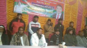 অবহেলা, বঞ্চনা ও ষড়যন্ত্রের শিকার কে.জি.এস. মহর সুবাহান মফিজ উদ্দিন উচ্চ বিদ্যালয়। বিদ্যালয়ের  প্রধান শিক্ষক জুলফিকার আলীর প্রতি চরম হয়রানি—৪৫০ শিক্ষার্থীর ভবিষ্যৎ আজ সংকটে

সাবহেডলাইন:
বিগত সরকারের প্রভাবশালী মহলের অনিয়ম ও অসাধু ব্যক্তিদের অপতৎপরতায় সরকারি অনুদান বন্ধ—পরিদর্শনে উঠে এলো প্রকৃত অবহেলার করুণ চিত্র; এলাকাবাসীর জরুরি ভিত্তিতে সরকারি হস্তক্ষেপের দাবি।

মাহবুবুল আলম বিজয় সংগ্রাম ৭১ টিভি । 
ব্যুরো প্রধান  ময়মনসিংহ বিভাগ। 

জামালপুর জেলার মেলানদাহ উপজেলার কে.জি.এস. মহর সুবাহান মফিজ উদ্দিন উচ্চ বিদ্যালয়—দীর্ঘদিনের শিক্ষা ঐতিহ্য বহনকারী একটি সম্ভাবনাময় শিক্ষাপ্রতিষ্ঠান। তবে গত কয়েক বছর ধরে প্রতিষ্ঠানটি ক্রমাগত অবহেলা, বঞ্চনা ও ষড়যন্ত্রের চক্রে আটকে পড়েছে। শিক্ষার মান বজায় রেখে ৪৫০-এর বেশি শিক্ষার্থীকে সেবা প্রদান করা সত্ত্বেও বিদ্যালয়টি সরকারি সুযোগ-সুবিধা থেকে আজ সম্পূর্ণরূপে বিচ্ছিন্ন।

এই অবনতিশীল পরিস্থিতির কেন্দ্রে রয়েছেন বিদ্যালয়ের প্রতিষ্ঠানের অন্যতম প্রতিষ্ঠাতা ও প্রধান জমি দাতার নিজের লোক হওয়ায় প্রধান শিক্ষক  এস. এম. জুলফিকার আলী—যিনি সততা, নীতি ও শিক্ষার প্রতি নিবেদিত মেধাবী দুইবারের শ্রেষ্ঠ শিক্ষক হওয়ায় তিনি  সকলের নিকট সুপরিচিত   অথচ তাঁকেই লক্ষ্য করে একদল প্রভাবশালী অসাধু ব্যক্তি ধারাবাহিকভাবে হয়রানি, অপপ্রচার এবং সামাজিকভাবে হেয় করার পাঁয়তারা চালিয়ে যাচ্ছে।

প্রতিষ্ঠানের অন্যতম প্রতিষ্ঠাতা ও প্রধান জমি দাতা তার নিজের লোক হওয়ায় সমাজের  কিছু অসাধু  লোকের কারণে প্রতিহিংসার  কারণ  প্রধান শিক্ষকের প্রতি অমানবিক আচরণ — ষড়যন্ত্রের জাল আরও ঘনিষ্ঠ

বিদ্যালয় নির্মাণে অন্যতম জমি দাতা নিজের লোক হওয়ার কারণ হিসেবে প্রধান শিক্ষক জুলফিকার আলীর অবদান অনস্বীকার্য। প্রতিষ্ঠালগ্ন থেকেই তিনি শিক্ষকতা, ব্যবস্থাপনা, অবকাঠামো উন্নয়নসহ বিভিন্ন ক্ষেত্রে অগ্রণী ও ত্যাগী ভূমিকা পালন করে আসছেন।

কিন্তু জমি সংক্রান্ত বিষয়কে কেন্দ্র করে কিছু অসৎ অরাজনৈতিক ও প্রভাবশালী মহল বিভিন্ন সময় তাঁর বিরুদ্ধে ভিত্তিহীন অভিযোগ তোলে। অভিযোগ, এই অসাধু দল প্রধান শিক্ষককে হেনস্তা করতে এবং বিদ্যালয়ের সম্পত্তি ও ব্যবস্থাপনায় প্রভাব বিস্তার করতে দীর্ঘদিন ধরে অপচেষ্টা চালিয়ে যাচ্ছে।

স্থানীয়রা জানান—
প্রতিষ্ঠানের প্রতিষ্ঠাতা ও জমি দাতা নিজের লোক হওয়ায় এবং প্রতিষ্ঠানের প্রধান শিক্ষক হওয়ার কারণে  তিনিই আজ হয়রানির শিকার—এটা শুধু অন্যায় নয়, শিক্ষা ব্যবস্থার প্রতি প্রকাশ্য অবজ্ঞা।”

সরকারি অনুদান স্থবির—অসাধু মহলের প্রভাবেই উন্নয়ন থেমে গেল

বিগত সরকারের সময় এলাকায় প্রভাব বিস্তারকারী কিছু ব্যক্তির অনিয়ম, স্বেচ্ছাচারিতা ও দলীয় প্রভাবের কারণে বিদ্যালয়টি বছরের পর বছর সরকারি অনুদান, অবকাঠামো উন্নয়ন, শিক্ষা উপকরণ, ক্রীড়া সামগ্রীসহ অন্যান্য মৌলিক সুবিধা থেকে সম্পূর্ণ বঞ্চিত থাকে।

যেখানে পাশের বিদ্যালয়গুলো একাধিক উন্নয়ন প্রকল্প পেয়েছে, সেখানে কে.জি.এস. মহর সুবাহান মফিজ উদ্দিন উচ্চ বিদ্যালয়টিতে একটি টাকাও বরাদ্দ হয়নি।

ফলে—

শ্রেণিকক্ষের ঘাটতি

অবকাঠামো নাজুক

পর্যাপ্ত আসবাব নেই

শিক্ষার্থীদের জন্য উপকরণ সংকট

ডিজিটাল সুবিধার অভাব

মাঠ ও ল্যাবরেটরি অবহেলা
সব মিলিয়ে বিদ্যালয়টি প্রায় ধ্বংসের পথে ঠেলে দেওয়া হয়েছে।

ব্যুরো প্রধানের পরিদর্শনে উঠে এলো উপেক্ষার ভয়াবহ বাস্তবতা

সম্প্রতি বিজয় সংগ্রাম ৭১ টিভি-এর ব্যুরো প্রধান মাহবুবুল আলম বিদ্যালয়টি সরেজমিনে পরিদর্শন করেন। তিনি প্রধান শিক্ষক ও সহকারী শিক্ষকদের সঙ্গে দীর্ঘক্ষণ কথা বলে বিদ্যালয়ের সমস্যাবলী, সরকারি বঞ্চনা এবং শিক্ষক–শিক্ষার্থীদের চরম দুর্দশার বাস্তব চিত্র তুলে ধরেন।

পরিদর্শন শেষে তিনি গভীর উদ্বেগ প্রকাশ করে বলেন—
“সরকারি প্রতিষ্ঠানের এমন অবহেলা অগ্রহণযোগ্য। শিক্ষার পরিবেশ নষ্ট করা মানে ভবিষ্যৎ প্রজন্মকে অন্ধকারে ঠেলে দেওয়া। এই বিদ্যালয়টি অবিলম্বে সরকারি নজরে আসা উচিত।”

৪৫০+ শিক্ষার্থীর ভার প্রধান শিক্ষকের কাঁধে — তবুও শিক্ষার মান অটুট

চরম প্রতিকূল পরিবেশেও প্রধান শিক্ষক জুলফিকার আলী তাঁর সহকারী শিক্ষকদের নিয়ে শিক্ষার্থীদের হাতে-কলমে শিক্ষা, নৈতিক উন্নয়ন এবং সুশৃঙ্খল পাঠদান অব্যাহত রেখেছেন।

তার নেতৃত্বে শিক্ষার মান জেলার বহু প্রতিষ্ঠানের চেয়েও উন্নত।
অভিভাবকদের মতে—
“অবহেলা থাকলেও শিক্ষকরা মনপ্রাণ দিয়ে পড়ান বলেই বিদ্যালয়টি এখনো টিকে আছে।”

এলাকাবাসীর ক্ষোভ ও দাবি—সরকারের জরুরি হস্তক্ষেপ অত্যাবশ্যক

স্থানীয় গণ্যমান্য ব্যক্তিবর্গ, অভিভাবক, শিক্ষার্থী ও সচেতন মহল সরকারের প্রতি কয়েক দফা দাবি জানিয়েছেন—

দাবিসমূহ:

1. বিদ্যালয়ের জমি সংক্রান্ত সকল জটিলতার দ্রুত সমাধান

2. প্রধান শিক্ষক এস. এম. জুলফিকার আলীর প্রতি ষড়যন্ত্র, অপপ্রচার ও হয়রানি বন্ধ

3. দীর্ঘদিনের স্থবির সরকারি অনুদান পুনর্বহাল

4. জরুরি ভিত্তিতে অবকাঠামো উন্নয়ন প্রকল্প বরাদ্দ

5. ডিজিটাল সুবিধা, ল্যাবরেটরি, ক্রীড়া উপকরণসহ পূর্ণাঙ্গ শিক্ষাসুবিধা নিশ্চিত

6. শিক্ষা মন্ত্রণালয় ও জেলা প্রশাসনের বিশেষ পর্যবেক্ষণ
এলাকাবাসীর মতে—
“সরকার একটু নজর দিলে বিদ্যালয়টি জেলার সেরা প্রতিষ্ঠানে পরিণত হতে পারে।”

উপসংহার
কে.জি.এস. মহর সুবাহান মফিজ উদ্দিন উচ্চ বিদ্যালয় শুধু একটি প্রতিষ্ঠান নয়—এটি মেলানদাহ উপজেলার শিশু–কিশোর শিক্ষার প্রাণকেন্দ্র। একজন সৎ, নীতি–আদর্শবান প্রধান শিক্ষককে হয়রানি করে এবং বিদ্যালয়কে বছরের পর বছর বঞ্চিত রেখে শুধু প্রতিষ্ঠান নয়, পুরো এলাকার ভবিষ্যৎকে বিপর্যয়ের দিকে ঠেলে দেওয়া হয়েছে।

এখন প্রয়োজন সুস্পষ্ট সরকারি সিদ্ধান্ত, দৃঢ় হস্তক্ষেপ এবং অবিলম্বে উন্নয়নমূলক উদ্যোগ—যাতে বিদ্যালয়টি তার স্বাভাবিক উন্নয়নধারা ফিরে পায় এবং শিক্ষার্থীরা একটি নিরাপদ, সুন্দর ও আধুনিক পরিবেশে পাঠদান করতে পারে।