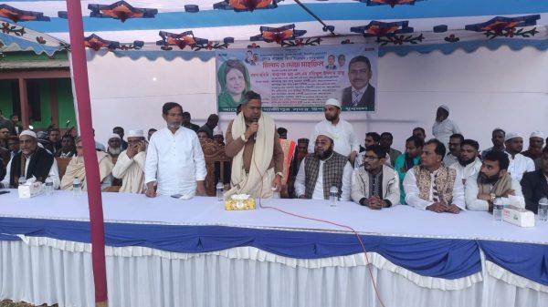 বাংলাদেশের অভিভাবক, বিএনপির চেয়ারপার্সন ও সাবেক প্রধানমন্ত্রী দেশনেত্রী বেগম খালেদা জিয়ার রোগমুক্তি ও সুস্থতা কামনায় গাজীপুরে দোয়া ও মিলাদ মাহফিল অনুষ্ঠিত... সওকত হোসাইন, বিশেষ প্রতিনিধি গাজীপুর জেলা। বিএনপির চেয়ারপার্সন ও সাবেক প্রধানমন্ত্রী দেশনেত্রী বেগম খালেদা জিয়ার রোগমুক্তি ও সুস্থতা কামনায় গাজীপুর সদর উপজেলা পিরুজালী ইউনিয়নের সড়কঘাট জমিরিয়া দাখিল মাদরাসার মাঠে (১২ ডিসেম্বর শুক্রবার বিকেলে)দোয়া ও মিলাদ মাহফিল অনুষ্ঠিত হয়েছে। গাজীপুর সদর উপজেলা যুবদলের উদ্যোগে আয়োজিত এ দোয়া মাহফিলে বিএনপি ও অঙ্গ সহযোগী সংগঠনের হাজারো নেতাকর্মী অংশগ্রহণ করেন। গাজীপুর সদর উপজেলা যুবদলের ভারপ্রাপ্ত আহ্বায়ক মোঃ নাজিম সরকার'র সভাপতিত্বে উক্ত অনুষ্ঠানে প্রধান অতিথি হিসেবে উপস্থিত ছিলেন বিএনপি কেন্দ্রীয় কমিটির সহ স্বাস্থ্য বিষয়ক সম্পাদক ও গাজীপুর জেলা বিএনপির সিনিয়র যুগ্ম আহ্বায়ক অধ্যাপক ডা. এস এম রফিকুল ইসলাম বাচ্চু। উক্ত অনুষ্ঠানে  বিশেষ অতিথি হিসেবে উপস্থিত ছিলেন, আলহাজ্ব মোঃ আবু তাহের মুসল্লী, আহ্বায়ক, গাজীপুর সদর উপজেলা বিএনপি আলহাজ্ব মোঃ আবু বকর সিদ্দিক, সদস্য সচিব, গাজীপুর সদর উপজেলা বিএনপি আলহাজ্ব মোঃ জয়নাল আবেদীন (রিজভী), আহ্বায়ক সদস্য, গাজীপুর জেলা বিএনপি ও সাবেক সাধারণ সম্পাদক, সদর উপজেলা বিএনপি আলহাজ্ব মোঃ ফজলুল হক মুসল্লী, আহ্বায়ক সদস্য, সদর উপজেলা বিএনপি বীর মুক্তিযোদ্ধা মোঃ আমিনুল ইসলাম, আহ্বায়ক সদস্য, গাজীপুর সদর উপজেলা  বিএনপি,  মোঃ আনোয়ার হোসেন বেপারী, ভারপ্রাপ্ত সদস্য সচিব, গাজীপুর জেলা যুবদল, ইয়াসিন আকরাম পলাশ সিদ্দিক, যুগ্ম আহ্বায়ক, গাজীপুর জেলা যুবদল।  সদস্য সচিব মোঃ এমারত  হোসেন মুসল্লী। এর সঞ্চালনয় উক্ত দোয়া অনুষ্ঠানে আরো  উপস্থিত ছিলেন, মোঃ নাজিম বেপারী আহবায়ক সদস্য সদর উপজেলা বিএনপি , আলহাজ্ব মোঃ হাবিবুর রহমান বেপারী আহবায়ক সদস্য সদর উপজেলা বিএনপি, মোঃ মাসুদুল কবির মোনায়েম আহবায়ক সদস্য সদর উপজেলা বিএনপি , ডি এম আজহার ইসলাম আহবায়ক সদস্য সদর উপজেলা বিএনপি,  আজহার ইসলাম মন্ডল আহবায়ক সদস্য সদর উপজেলা বিএনপি,  মোঃ আল-আমিন হোসেন, সিনিয়র যুগ্ম আহ্বায়ক গাজীপুর সদর উপজেলা যুবদল, মোঃ জহিরুল ইসলাম, আহ্বায়ক, পিরুজালী ইউনিয়ন যুবদলসহ বিএনপি ও অঙ্গ-সহযোগী সংগঠনের হাজার হাজার নেতাকর্মী। দোয়া মাহফিলে দেশনেত্রী বেগম খালেদা জিয়ার দ্রুত রোগমুক্তি, দীর্ঘায়ু এবং সুস্বাস্থ্য কামনা করে বিশেষ মোনাজাত করা হয়। অনুষ্ঠানটি আয়োজন করেন  গাজীপুর সদর উপজেলা যুবদল
