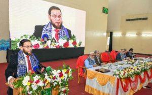 গাজীপুর কৃষি বিশ্ববিদ্যালয়ে আন্তর্জাতিক কৃষি সম্মেলন অনুষ্ঠিত... সওকত হোসাইন 
বিশেষ প্রতিনিধি । 

টেকসই খাদ্য নিরাপত্তা নিশ্চিতকরণে বিশ্বব্যাপী গবেষণা, অভিজ্ঞতা ও উদ্ভাবনের সমন্বয় গড়ে তোলার লক্ষ্যে প্রথমবারের মতো গাজীপুর কৃষি বিশ্ববিদ্যালয়ে (গাকৃবি) শুরু হলো দুই দিনব্যাপী “রিজেনারেটিভ এগ্রিকালচার ফর সাসটেইনেবল ফুড সিকিউরিটি” শীর্ষক আন্তর্জাতিক সম্মেলন। সম্মেলনের উদ্দেশ্য হলো রিজেনারেটিভ কৃষি ও আন্তর্জাতিক গবেষণা সহযোগিতার মাধ্যমে টেকসই খাদ্য নিরাপত্তা নিশ্চিত করার বৈশ্বিক রোডম্যাপ  তৈরি করা। আজ ১২ ডিসেম্বর (শুক্রবার) বিশ্ববিদ্যালয়ের বেগম সুফিয়া কামাল অডিটোরিয়ামে অনুষ্ঠিত প্রথম দিনের উদ্বোধনী ও টেকনিক্যাল অধিবেশন পুরো ক্যাম্পাসে এক উৎসবমুখর গবেষণা-আলোচনার পরিবেশ সৃষ্টি করে। অনুষ্ঠানের উদ্বোধনী সেশনে সভাপতিত্ব করেন গাকৃবির ভাইস-চ্যান্সেলর প্রফেসর ড. জিকেএম মোস্তাফিজুর রহমান। প্রধান অতিথি ছিলেন প্রধান উপদেষ্টার বিশেষ সহকারী ইমেরিটাস অধ্যাপক ড. আনিসুজ্জামান চৌধুরী এবং বিশেষ অতিথি হিসেবে উপস্থিত ছিলেন সুইজারল্যান্ডের এগ্রোস্কোপের প্রধান ড. স্টিফেন ম্যান। ঐতিহাসিক এ সম্মেলনে গাকৃবির প্রো-ভিসি, ট্রেজারার, ডিন, পরিচালক, রেজিস্ট্রার, প্রক্টর, রেজিস্ট্রেশনকারী শিক্ষক-শিক্ষার্থী, বিদেশি বিজ্ঞানী, বিশেষত পাকিস্তান, ইথিওপিয়া, সুইজারল্যান্ড, নাইজেরিয়া থেকে আগত গবেষক, বিভিন্ন বিশ্ববিদ্যালয়ের উপাচার্য, সরকারী-বেসরকারী গবেষণা প্রতিষ্ঠানের প্রতিনিধিবৃন্দসহ ১,২০০ নিবন্ধিত গবেষণবৃন্দ মিলিত হয়ে সম্মেলনকে এক বৈশ্বিক জ্ঞানমেলায় পরিণত করেন। জাতীয় সংগীত পরিবেশনার মধ্য দিয়ে অনুষ্ঠানের প্রাণবন্ত সূচনা হয়। এরপর সম্মেলনের অর্গানাইজিং কমিটির কনভেনার ও বিশ্ববিদ্যালয়ের ট্রেজারার প্রফেসর ড. মোঃ সফিউল ইসলাম আফ্রাদ উষ্ণ স্বাগত বক্তব্য প্রদান করেন। স্বাগত বক্তব্যের পর উন্মোচন করা হয় সম্মেলনের অ্যাবস্ট্রাক্ট বই। মূল প্রবন্ধ উপস্থাপন করেন পাকিস্তানের ইসলামিয়া ইউনিভার্সিটি অব ভাওয়ালপুর থেকে আগত প্রফেসর ড. ওয়াজিদ নাসিম যাতই। তিনি  রিজেনারেটিভ কৃষিব্যবস্থার বৈশ্বিক প্রেক্ষাপট, মাটির স্বাস্থ্য পুনরুদ্ধার এবং ভবিষ্যতের খাদ্য নিরাপত্তা নির্মাণে সমন্বিত পদক্ষেপের গুরুত্ব তুলে ধরেন। পরে বিশেষ অতিথি ও প্রধান অতিথি তাঁদের বক্তব্যে টেকসই খাদ্য ব্যবস্থার জন্য দেশ-বিদেশের গবেষকদের পারস্পরিক সহযোগিতা, তথ্য-উপাত্ত বিনিময় ও সম্মিলিত কর্মপরিকল্পনার প্রয়োজনীয়তা গভীরভাবে তুলে ধরেন। এ সময় সভাপতির সমাপনী বক্তব্যে ভাইস-চ্যান্সেলর বলেন, “মাটিকে বাঁচানো, কৃষিকে পুনরুজ্জীবিত করা এবং ভবিষ্যৎ প্রজন্মকে নিরাপদ খাদ্যের নিশ্চয়তা দেওয়া আমাদের মহান দায়িত্ব। তাই এ সম্মেলন শুধু জ্ঞান বিনিময়ের আয়োজন নয়, বরং বৈশ্বিক সহযোগিতা ও মানবিক দায়িত্ববোধের এক অনন্য সেতুবন্ধন। দেশ ও দেশের বাইরের নানা প্রান্ত থেকে আপনাদের অংশগ্রহণ আমাদের অনুপ্রাণিত করেছে। গাজীপুর কৃষি বিশ্ববিদ্যালয় বিশ্বাস করে সম্মিলিত প্রয়াসই একটি টেকসই, ক্ষুধামুক্ত ও সমৃদ্ধ পৃথিবী গড়ে তুলতে পারে।” উপাচার্যের বক্তব্যের পর ড. নাসিম যাতই পাকিস্তানের পক্ষ থেকে অতিথিবৃন্দদের ভালোবাসার প্রতীক হিসেবে সম্মাননা চাদর পরিয়ে দেন। এ সম্মেলন উপলক্ষে দেশের খ্যাতনামা সরকারি-বেসরকারি ও কোম্পানীসমূহ স্টলে পণ্য সাজিয়ে তাদেঁর ঐতিহ্যবাহী পণ্যের পরিচিতি তুলে ধরেন এবং বিক্রয় করেন যেগুলো উপাচার্য ও আগত অতিথিবৃন্দ পরিদর্শন করেন। পরবর্তী টেকনিক্যাল সেশনে ১০টি থিমেটিক এরিয়ায় ১০টি করে অগ্রগামী গবেষণাপত্র উপস্থাপন করা হয়, যেখানে খাদ্য উৎপাদনের স্থায়িত্ব, জলবায়ু পরিবর্তন মোকাবিলা, রিজেনারেটিভ ফার্মিং, ডিজিটাল এগ্রিকালচারসহ সমসাময়িক বিষয়গুলোতে গুরুত্বপূর্ণ আলোচনা হয়। সম্মেলনের দ্বিতীয় দিনে আরো ১০ টি থিমেটিক এরিয়ায় ১০টি গুরুত্বপূর্ণ প্রেজেন্টেশন অনুষ্ঠিত হবে। এছাড়া ওরাল ফ্ল্যাশ, পোস্টার  প্রেজেন্টেশন, র‌্যাপোর্টাস সামারি প্রভৃতির পাশাপাশি বিভিন্ন প্রতিযোগিতায় শ্রেষ্ঠদের পুরস্কার প্রদান করা হবে। উল্লেখ্য, অনুষ্ঠানে সঞ্চালনা করেন পরিচালক (ছাত্রকল্যাণ) প্রফেসর ড. মোহাম্মদ শরীফ রায়হান।