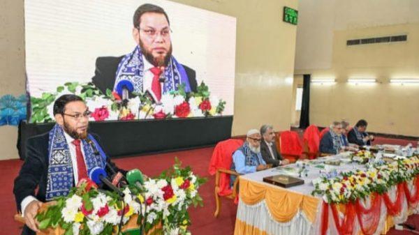 গাজীপুর কৃষি বিশ্ববিদ্যালয়ে আন্তর্জাতিক কৃষি সম্মেলন অনুষ্ঠিত... সওকত হোসাইন বিশেষ প্রতিনিধি । টেকসই খাদ্য নিরাপত্তা নিশ্চিতকরণে বিশ্বব্যাপী গবেষণা, অভিজ্ঞতা ও উদ্ভাবনের সমন্বয় গড়ে তোলার লক্ষ্যে প্রথমবারের মতো গাজীপুর কৃষি বিশ্ববিদ্যালয়ে (গাকৃবি) শুরু হলো দুই দিনব্যাপী “রিজেনারেটিভ এগ্রিকালচার ফর সাসটেইনেবল ফুড সিকিউরিটি” শীর্ষক আন্তর্জাতিক সম্মেলন। সম্মেলনের উদ্দেশ্য হলো রিজেনারেটিভ কৃষি ও আন্তর্জাতিক গবেষণা সহযোগিতার মাধ্যমে টেকসই খাদ্য নিরাপত্তা নিশ্চিত করার বৈশ্বিক রোডম্যাপ তৈরি করা। আজ ১২ ডিসেম্বর (শুক্রবার) বিশ্ববিদ্যালয়ের বেগম সুফিয়া কামাল অডিটোরিয়ামে অনুষ্ঠিত প্রথম দিনের উদ্বোধনী ও টেকনিক্যাল অধিবেশন পুরো ক্যাম্পাসে এক উৎসবমুখর গবেষণা-আলোচনার পরিবেশ সৃষ্টি করে। অনুষ্ঠানের উদ্বোধনী সেশনে সভাপতিত্ব করেন গাকৃবির ভাইস-চ্যান্সেলর প্রফেসর ড. জিকেএম মোস্তাফিজুর রহমান। প্রধান অতিথি ছিলেন প্রধান উপদেষ্টার বিশেষ সহকারী ইমেরিটাস অধ্যাপক ড. আনিসুজ্জামান চৌধুরী এবং বিশেষ অতিথি হিসেবে উপস্থিত ছিলেন সুইজারল্যান্ডের এগ্রোস্কোপের প্রধান ড. স্টিফেন ম্যান। ঐতিহাসিক এ সম্মেলনে গাকৃবির প্রো-ভিসি, ট্রেজারার, ডিন, পরিচালক, রেজিস্ট্রার, প্রক্টর, রেজিস্ট্রেশনকারী শিক্ষক-শিক্ষার্থী, বিদেশি বিজ্ঞানী, বিশেষত পাকিস্তান, ইথিওপিয়া, সুইজারল্যান্ড, নাইজেরিয়া থেকে আগত গবেষক, বিভিন্ন বিশ্ববিদ্যালয়ের উপাচার্য, সরকারী-বেসরকারী গবেষণা প্রতিষ্ঠানের প্রতিনিধিবৃন্দসহ ১,২০০ নিবন্ধিত গবেষণবৃন্দ মিলিত হয়ে সম্মেলনকে এক বৈশ্বিক জ্ঞানমেলায় পরিণত করেন। জাতীয় সংগীত পরিবেশনার মধ্য দিয়ে অনুষ্ঠানের প্রাণবন্ত সূচনা হয়। এরপর সম্মেলনের অর্গানাইজিং কমিটির কনভেনার ও বিশ্ববিদ্যালয়ের ট্রেজারার প্রফেসর ড. মোঃ সফিউল ইসলাম আফ্রাদ উষ্ণ স্বাগত বক্তব্য প্রদান করেন। স্বাগত বক্তব্যের পর উন্মোচন করা হয় সম্মেলনের অ্যাবস্ট্রাক্ট বই। মূল প্রবন্ধ উপস্থাপন করেন পাকিস্তানের ইসলামিয়া ইউনিভার্সিটি অব ভাওয়ালপুর থেকে আগত প্রফেসর ড. ওয়াজিদ নাসিম যাতই। তিনি রিজেনারেটিভ কৃষিব্যবস্থার বৈশ্বিক প্রেক্ষাপট, মাটির স্বাস্থ্য পুনরুদ্ধার এবং ভবিষ্যতের খাদ্য নিরাপত্তা নির্মাণে সমন্বিত পদক্ষেপের গুরুত্ব তুলে ধরেন। পরে বিশেষ অতিথি ও প্রধান অতিথি তাঁদের বক্তব্যে টেকসই খাদ্য ব্যবস্থার জন্য দেশ-বিদেশের গবেষকদের পারস্পরিক সহযোগিতা, তথ্য-উপাত্ত বিনিময় ও সম্মিলিত কর্মপরিকল্পনার প্রয়োজনীয়তা গভীরভাবে তুলে ধরেন। এ সময় সভাপতির সমাপনী বক্তব্যে ভাইস-চ্যান্সেলর বলেন, “মাটিকে বাঁচানো, কৃষিকে পুনরুজ্জীবিত করা এবং ভবিষ্যৎ প্রজন্মকে নিরাপদ খাদ্যের নিশ্চয়তা দেওয়া আমাদের মহান দায়িত্ব। তাই এ সম্মেলন শুধু জ্ঞান বিনিময়ের আয়োজন নয়, বরং বৈশ্বিক সহযোগিতা ও মানবিক দায়িত্ববোধের এক অনন্য সেতুবন্ধন। দেশ ও দেশের বাইরের নানা প্রান্ত থেকে আপনাদের অংশগ্রহণ আমাদের অনুপ্রাণিত করেছে। গাজীপুর কৃষি বিশ্ববিদ্যালয় বিশ্বাস করে সম্মিলিত প্রয়াসই একটি টেকসই, ক্ষুধামুক্ত ও সমৃদ্ধ পৃথিবী গড়ে তুলতে পারে।” উপাচার্যের বক্তব্যের পর ড. নাসিম যাতই পাকিস্তানের পক্ষ থেকে অতিথিবৃন্দদের ভালোবাসার প্রতীক হিসেবে সম্মাননা চাদর পরিয়ে দেন। এ সম্মেলন উপলক্ষে দেশের খ্যাতনামা সরকারি-বেসরকারি ও কোম্পানীসমূহ স্টলে পণ্য সাজিয়ে তাদেঁর ঐতিহ্যবাহী পণ্যের পরিচিতি তুলে ধরেন এবং বিক্রয় করেন যেগুলো উপাচার্য ও আগত অতিথিবৃন্দ পরিদর্শন করেন। পরবর্তী টেকনিক্যাল সেশনে ১০টি থিমেটিক এরিয়ায় ১০টি করে অগ্রগামী গবেষণাপত্র উপস্থাপন করা হয়, যেখানে খাদ্য উৎপাদনের স্থায়িত্ব, জলবায়ু পরিবর্তন মোকাবিলা, রিজেনারেটিভ ফার্মিং, ডিজিটাল এগ্রিকালচারসহ সমসাময়িক বিষয়গুলোতে গুরুত্বপূর্ণ আলোচনা হয়। সম্মেলনের দ্বিতীয় দিনে আরো ১০ টি থিমেটিক এরিয়ায় ১০টি গুরুত্বপূর্ণ প্রেজেন্টেশন অনুষ্ঠিত হবে। এছাড়া ওরাল ফ্ল্যাশ, পোস্টার প্রেজেন্টেশন, র‌্যাপোর্টাস সামারি প্রভৃতির পাশাপাশি বিভিন্ন প্রতিযোগিতায় শ্রেষ্ঠদের পুরস্কার প্রদান করা হবে। উল্লেখ্য, অনুষ্ঠানে সঞ্চালনা করেন পরিচালক (ছাত্রকল্যাণ) প্রফেসর ড. মোহাম্মদ শরীফ রায়হান।