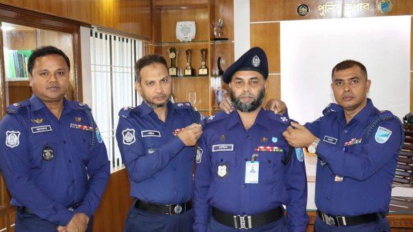 পদোন্নতিপ্রাপ্ত পুলিশ সদস্যকে র‍্যাংক ব্যাজ পরিধান অনুষ্ঠান সম্পন্ন.. সওকত হোসাইন, বিশেষ প্রতিনিধি : পদোন্নতিসূত্রে গাজীপুর জেলায় যোগদানকৃত কনস্টেবল মোঃ হাবিল উদ্দীন কনস্টেবল পদ হতে এ.এস.আই. (নিরস্ত্র) পদে পদোন্নতি প্রাপ্ত হওয়ায় আনুষ্ঠানিকভাবে তাঁকে “র‍্যাংক ব্যাজ” পরিয়ে দেন , গাজীপুর জেলার পুলিশ সুপার মোঃ শরিফ উদ্দীন। এ সময় পুলিশ সুপার সদ্য পদোন্নতিপ্রাপ্ত এ.এস.আই. মোঃ হাবিল উদ্দীনকে অভিনন্দন ও শুভকামনা জানিয়ে বলেন, পদোন্নতি দায়িত্ব ও কর্তব্য পালনে আরও নিষ্ঠা, সততা ও পেশাদারিত্ব বৃদ্ধিতে অনুপ্রেরণা যোগাবে। তিনি দায়িত্ব পালনে শৃঙ্খলা ও জনসেবার মান বজায় রাখার আহ্বান জানান। অনুষ্ঠানে উপস্থিত ছিলেন অতিরিক্ত পুলিশ সুপার (প্রশাসন ও অর্থ) জনাব মোঃ আবু খায়ের এবং অতিরিক্ত পুলিশ সুপার (ক্রাইম এন্ড অপস্) জনাব খন্দকার আশফাকুজ্জামান, বিপিএম। জেলা পুলিশ, গাজীপুরের পক্ষ থেকে পদোন্নতিপ্রাপ্ত পুলিশ সদস্যের উজ্জ্বল ভবিষ্যৎ কামনা করা হয়।