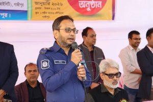 ৫৪তম শীতকালীন ক্রীড়া প্রতিযোগিতা-২০২৬ অনুষ্ঠিত.বিশেষ প্রতিনিধি:
গাজীপুর জেলা।
৫৪তম শীতকালীন ক্রীড়া প্রতিযোগিতা-২০২৬ উপলক্ষে পুরস্কার বিতরণ ও সমাপনী অনুষ্ঠান অনুষ্ঠিত হয়েছে।
বুধবার (১৪ জানুয়ারি ২০২৬ খ্রি.) গাজীপুরের ঐতিহ্যবাহী শহীদ বরকত স্টেডিয়াম প্রাঙ্গণে বর্ণাঢ্য আয়োজনে এ অনুষ্ঠান অনুষ্ঠিত হয়।
অনুষ্ঠানে প্রধান অতিথি হিসেবে উপস্থিত ছিলেন জনাব মোহাম্মদ আলম হোসেন, জেলা প্রশাসক, গাজীপুর।
এছাড়া বিশেষ অতিথি হিসেবে উপস্থিত ছিলেন জনাব মোঃ শরিফ উদ্দীন, পুলিশ সুপার, গাজীপুর।
সমাপনী অনুষ্ঠানে প্রধান অতিথি তাঁর বক্তব্যে বলেন, শীতকালীন ক্রীড়া প্রতিযোগিতা শিক্ষার্থী ও তরুণ সমাজকে শারীরিক ও মানসিকভাবে সুস্থ রাখতে গুরুত্বপূর্ণ ভূমিকা পালন করে। খেলাধুলার মাধ্যমে শৃঙ্খলা, সৌহার্দ্য ও নেতৃত্বের গুণাবলি বিকশিত হয়।
তিনি এ ধরনের ক্রীড়া আয়োজন নিয়মিতভাবে চালু রাখার ওপর গুরুত্বারোপ করেন।
বিশেষ অতিথির বক্তব্যে পুলিশ সুপার বলেন, খেলাধুলা যুব সমাজকে মাদক ও অপরাধমুখী কর্মকাণ্ড থেকে দূরে রাখে এবং সুস্থ ও সুন্দর সমাজ গঠনে সহায়ক ভূমিকা রাখে।
অনুষ্ঠান শেষে বিভিন্ন ইভেন্টে বিজয়ী প্রতিযোগীদের মাঝে ট্রফি, মেডেল ও সনদপত্র বিতরণ করা হয়। সমগ্র আয়োজনটি উৎসবমুখর পরিবেশে সফলভাবে সম্পন্ন হয়।