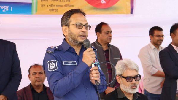 ৫৪তম শীতকালীন ক্রীড়া প্রতিযোগিতা-২০২৬ অনুষ্ঠিত. বিশেষ প্রতিনিধি: গাজীপুর জেলা। ৫৪তম শীতকালীন ক্রীড়া প্রতিযোগিতা-২০২৬ উপলক্ষে পুরস্কার বিতরণ ও সমাপনী অনুষ্ঠান অনুষ্ঠিত হয়েছে। বুধবার (১৪ জানুয়ারি ২০২৬ খ্রি.) গাজীপুরের ঐতিহ্যবাহী শহীদ বরকত স্টেডিয়াম প্রাঙ্গণে বর্ণাঢ্য আয়োজনে এ অনুষ্ঠান অনুষ্ঠিত হয়। অনুষ্ঠানে প্রধান অতিথি হিসেবে উপস্থিত ছিলেন জনাব মোহাম্মদ আলম হোসেন, জেলা প্রশাসক, গাজীপুর। এছাড়া বিশেষ অতিথি হিসেবে উপস্থিত ছিলেন জনাব মোঃ শরিফ উদ্দীন, পুলিশ সুপার, গাজীপুর। সমাপনী অনুষ্ঠানে প্রধান অতিথি তাঁর বক্তব্যে বলেন, শীতকালীন ক্রীড়া প্রতিযোগিতা শিক্ষার্থী ও তরুণ সমাজকে শারীরিক ও মানসিকভাবে সুস্থ রাখতে গুরুত্বপূর্ণ ভূমিকা পালন করে। খেলাধুলার মাধ্যমে শৃঙ্খলা, সৌহার্দ্য ও নেতৃত্বের গুণাবলি বিকশিত হয়। তিনি এ ধরনের ক্রীড়া আয়োজন নিয়মিতভাবে চালু রাখার ওপর গুরুত্বারোপ করেন। বিশেষ অতিথির বক্তব্যে পুলিশ সুপার বলেন, খেলাধুলা যুব সমাজকে মাদক ও অপরাধমুখী কর্মকাণ্ড থেকে দূরে রাখে এবং সুস্থ ও সুন্দর সমাজ গঠনে সহায়ক ভূমিকা রাখে। অনুষ্ঠান শেষে বিভিন্ন ইভেন্টে বিজয়ী প্রতিযোগীদের মাঝে ট্রফি, মেডেল ও সনদপত্র বিতরণ করা হয়। সমগ্র আয়োজনটি উৎসবমুখর পরিবেশে সফলভাবে সম্পন্ন হয়।
