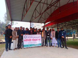 টাঙ্গাইল-জামালপুর জেলা প্রেস ক্লাব” আনুষ্ঠানিকভাবে যাত্রা শুরুরামচন্দ্র ঘোষ:

সত্য প্রকাশে অবিচল’ স্লোগানে যাত্রা শুরু করল টাঙ্গাইল-জামালপুর জেলা প্রেস ক্লাব।

‘সত্য প্রকাশে অবিচল’—এই দৃপ্ত স্লোগানকে সামনে রেখে আনুষ্ঠানিকভাবে যাত্রা শুরু করেছে সাংবাদিকদের নতুন সংগঠন টাঙ্গাইল-জামালপুর জেলা প্রেস ক্লাব। টাঙ্গাইল ও জামালপুর জেলার প্রতিটি উপজেলা থেকে সত্যনিষ্ঠ, পেশাদার ও দায়িত্বশীল সাংবাদিকদের সমন্বয়ে একটি সক্রিয়, ঐক্যবদ্ধ ও শক্তিশালী প্ল্যাটফর্ম গড়ে তোলাই এই সংগঠনের প্রধান লক্ষ্য।

সংগঠনের পক্ষ থেকে জানানো হয়, সমাজে সত্য ও ন্যায় প্রতিষ্ঠায় সাংবাদিকতার দায়িত্বশীল ভূমিকা আরও সুদৃঢ় করা এবং পেশাগত মানোন্নয়নের মাধ্যমে গণমাধ্যমকে শক্তিশালী করাই এ প্রেস ক্লাবের মূল উদ্দেশ্য। দীর্ঘ ছয় মাসের ধারাবাহিক প্রস্তুতি ও সাংগঠনিক কার্যক্রমের পর ২ ফেব্রুয়ারি ২০২৬ ইংরেজি, সোমবার সংগঠনটির একটি পূর্ণাঙ্গ কার্যনির্বাহী কমিটি গঠন করা হয়।

প্রধান উপদেষ্টা অ্যাডভোকেট খন্দকার মশিউর রহমান সজিব-এর দিকনির্দেশনা ও পরামর্শক্রমে এবং উপস্থিত সকল সাংবাদিকের প্রত্যক্ষ ভোটে সর্বসম্মতিক্রমে সভাপতি নির্বাচিত হন বিশিষ্ট লেখক, সাংবাদিক ও মানবাধিকার কর্মী জনাব রফিকুল ইসলাম। একই প্রক্রিয়ায় সাধারণ সম্পাদক নির্বাচিত হন বিশিষ্ট সাংবাদিক জনাব এস এম আব্দুর রাজ্জাক।

নবগঠিত কমিটির সাংগঠনিক সম্পাদক মোহাম্মদ রাশেদুল ইসলাম-এর সঞ্চালনায় এবং বয়োজ্যেষ্ঠ মুরুব্বী জনাব কে এম তৈয়ব আলী হীরা-র সভাপতিত্বে টাঙ্গাইল-জামালপুর জেলা প্রেস ক্লাবের কার্যনির্বাহী কমিটির সভা অনুষ্ঠিত হয়। সভায় সংগঠনের ভবিষ্যৎ কর্মপরিকল্পনা, লক্ষ্য ও দিকনির্দেশনা নিয়ে বিস্তারিত আলোচনা করা হয়।

অনুষ্ঠানের শেষ পর্বে নবগঠিত সংগঠনের উত্তরোত্তর সমৃদ্ধি, সাফল্য এবং সাংবাদিক সমাজের সার্বিক কল্যাণ কামনা করে বিশেষ দোয়া অনুষ্ঠিত হয়। দোয়ার মধ্য দিয়েই অনুষ্ঠানের আনুষ্ঠানিক সমাপ্তি ঘোষণা করা হয়।