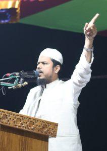 গাজীপুর -৩ আসন,নিরব বিপ্লব হবে রিক্সা মার্কার পক্ষে
গাজীপুর বিশেষ প্রতিনিধি :
গাজীপুর ৩ আসনে জোরেশোরে হচ্ছে নির্বাচনী প্রচারণা। চলছে মাইকিং মিছিল, লিফলেট বিতরণ ।
ভোট যুদ্ধে শেষ পর্যন্ত একটি সম্ভাবনাময় জায়গা দখল করে নিয়েছে ১১ দলীয় জোট প্রার্থী খেলাফত মজলিস নেতা মাওলানা এহসানুল হক। যার প্রতীক রিক্সা। দীর্ঘদিন ধরে এই আসনের শীর্ষস্থানীয় ইসলামী নেতৃবৃন্দ ঘরে ঘরে ভোট প্রার্থনা করেছিলেন। উঠান বৈঠক করেন। জামায়াতে ইসলামী, খেলাফত মজলিসের স্থানীয় নেতৃবৃন্দ জোটবদ্ধ হয়ে ভোট প্রার্থনা করেন এলাকায়। নেতৃত্ব দেন জামাতে ইসলামী জেলা সভাপতি ড জাহাঙ্গীর আলম। ভোটারদের মধ্যেও ব্যাপক সাড়া পাওয়া যায়। উচ্চশিক্ষিত মার্জিত, স্বচ্ছ ইমেজের লোক ইসলামী নেতা ,ঢাকা বিশ্ববিদ্যালয় থেকে স্নাতকোত্তর ডিগ্রী অর্জনকারী মাওলানা এহসানুল হককে মনোনয়ন দেওয়ার পর ভোটারদের মধ্যে তার গ্রহণযোগ্যতা বেড়ে যায়। মনোনয়ন পেয়ে তিনি ঘোষণা দেন, গাজীপুর ৩ এলাকা হবে শান্তির এলাকা। যেখানে প্রতিষ্ঠা করা হবে ন্যায় বিচার। বন্ধ করা হবে চাঁদাবাজি।এমন ঘোষণার পর ভোটাররা তার প্রতি সমর্থন বাড়িয়ে দেয়।
গাজীপুর ৩ আসনের সদর উপজেলাধীন মির্জাপুর , পিরুজালি , ভাওয়াল গড় এলাকার ভোটারগন জানালেন, ভোটযুদ্ধে অন্যান্য প্রার্থীর তুলনায় রিস্কা প্রতীকের মাওলানা এহসানুল হক এগিয়ে থাকবেন।
প্রার্থীর নিজ এলাকা শ্রীপুর উপজেলার ভোটার গণ শান্তিতে বসবাস করার জন্য ইতিমধ্যে রিক্সা প্রতীকে ভোট দিবেন বলে সিদ্ধান্ত নিয়েছেন। জানালেন ভোটারগন।
সুষ্ঠুভাবে নির্বাচন হলে নির্বাচনে জয় লাভ করবেন বলে আশাবাদ ব্যক্ত করেন ১১ দলীয় জোট প্রার্থী মাওলানা এহসানুল হক। তার সাথে অপর প্রতিদ্বন্দ্বি প্রার্থীরা হলেন স্বতন্ত্র প্রার্থী অধ্যক্ষ ইজাদুর রহমান ( প্রতীক ঘোড়া) ও বিএনপি মনোনীত প্রার্থী ডাঃ এস এম রফিকুল ইসলাম (ধানের শীষ)।