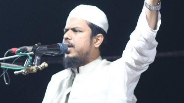গাজীপুর -৩ আসন, নিরব বিপ্লব হবে রিক্সা মার্কার পক্ষে গাজীপুর বিশেষ প্রতিনিধি : গাজীপুর ৩ আসনে জোরেশোরে হচ্ছে নির্বাচনী প্রচারণা। চলছে মাইকিং মিছিল, লিফলেট বিতরণ । ভোট যুদ্ধে শেষ পর্যন্ত একটি সম্ভাবনাময় জায়গা দখল করে নিয়েছে ১১ দলীয় জোট প্রার্থী খেলাফত মজলিস নেতা মাওলানা এহসানুল হক। যার প্রতীক রিক্সা। দীর্ঘদিন ধরে এই আসনের শীর্ষস্থানীয় ইসলামী নেতৃবৃন্দ ঘরে ঘরে ভোট প্রার্থনা করেছিলেন। উঠান বৈঠক করেন। জামায়াতে ইসলামী, খেলাফত মজলিসের স্থানীয় নেতৃবৃন্দ জোটবদ্ধ হয়ে ভোট প্রার্থনা করেন এলাকায়। নেতৃত্ব দেন জামাতে ইসলামী জেলা সভাপতি ড জাহাঙ্গীর আলম। ভোটারদের মধ্যেও ব্যাপক সাড়া পাওয়া যায়। উচ্চশিক্ষিত মার্জিত, স্বচ্ছ ইমেজের লোক ইসলামী নেতা ,ঢাকা বিশ্ববিদ্যালয় থেকে স্নাতকোত্তর ডিগ্রী অর্জনকারী মাওলানা এহসানুল হককে মনোনয়ন দেওয়ার পর ভোটারদের মধ্যে তার গ্রহণযোগ্যতা বেড়ে যায়। মনোনয়ন পেয়ে তিনি ঘোষণা দেন, গাজীপুর ৩ এলাকা হবে শান্তির এলাকা। যেখানে প্রতিষ্ঠা করা হবে ন্যায় বিচার। বন্ধ করা হবে চাঁদাবাজি।এমন ঘোষণার পর ভোটাররা তার প্রতি সমর্থন বাড়িয়ে দেয়। গাজীপুর ৩ আসনের সদর উপজেলাধীন মির্জাপুর , পিরুজালি , ভাওয়াল গড় এলাকার ভোটারগন জানালেন, ভোটযুদ্ধে অন্যান্য প্রার্থীর তুলনায় রিস্কা প্রতীকের মাওলানা এহসানুল হক এগিয়ে থাকবেন। প্রার্থীর নিজ এলাকা শ্রীপুর উপজেলার ভোটার গণ শান্তিতে বসবাস করার জন্য ইতিমধ্যে রিক্সা প্রতীকে ভোট দিবেন বলে সিদ্ধান্ত নিয়েছেন। জানালেন ভোটারগন। সুষ্ঠুভাবে নির্বাচন হলে নির্বাচনে জয় লাভ করবেন বলে আশাবাদ ব্যক্ত করেন ১১ দলীয় জোট প্রার্থী মাওলানা এহসানুল হক। তার সাথে অপর প্রতিদ্বন্দ্বি প্রার্থীরা হলেন স্বতন্ত্র প্রার্থী অধ্যক্ষ ইজাদুর রহমান ( প্রতীক ঘোড়া) ও বিএনপি মনোনীত প্রার্থী ডাঃ এস এম রফিকুল ইসলাম (ধানের শীষ)।
