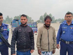 সিরাজগঞ্জের কাজিপুর উপজেলার যমুনার মেঘাই ঘাট এলাকা থেকে জবাই করা চারশ কেজি ঘোড়ার মাংস জব্দ করেছে থানা পুলিশ । শুক্রবার (২০ফেব্রুয়ারি)  সকাল দশটায় যমুনার মেঘাই  নৌবন্দর  এলাকায় অভিযান চালিয়ে মাংসগুলো উদ্ধার করে । এসময় মাংস  জবাই ও পরিবহনের অপরাধে দুইজনকে গ্রেপ্তার করে পুলিশ। গ্রেপ্তারকৃতরা হলো নীলফামারী জেলার কিশোরগঞ্জ উপজেলার নিতাইভাঙ্গা গ্রামের মৃত আরজুল্লার  পুত্র কাউসার আলী পলাশ (৩৫) এবং একই এলাকার মৃত জয়নাল আবেদীনের ছেলে শরিফুল ইসলাম ( ৪৫) । পরে কাজিপুর উপজেলা নির্বাহী অফিসার ও এক্সিকিউটিভ ম্যাজিস্ট্রেট মোস্তাফিজুর রহমান  ভ্রাম্যমাণ আদালত বসিয়ে ওই দুইজনকে পশু জবাই ও মাংসের মাণ নিয়ন্ত্রণ আইন’ ২০১১ এর ৪ (১) ধারা অনুযায়ী ২ হাজার টাকা জরিমানা এবং দুই মাসের কারাদণ্ড প্রদান করেন।