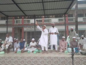 গাজীপুরে তারাবি পড়তে গিয়ে নিখোঁজ কিশোর, পরদিন লিচুবাগান থেকে পোড়া মরদেহ উদ্ধারবিশেষ প্রতিনিধি : গাজীপুর জেলা।  তারাবি নামাজ পড়তে বাসা থেকে বেরিয়ে নিখোঁজ হওয়ার এক দিন পর মাহবুব (১৪) নামে এক মাদ্রাসাছাত্রের আগুনে পোড়া মরদেহ উদ্ধার করেছে জয়দেবপুর থানার পুলিশ। শনিবার (২৮ ফেব্রুয়ারি) সকাল ১১টার দিকে ভবানীপুর এলাকার খুরশীদিয়া "মারকাযুল উলুম" ক্বওমী মাদরাসার পাশের লিচুবাগান সংলগ্ন এলাকা থেকে মরদেহটি উদ্ধার করা হয়।
নিহত মাহবুব পরিবারসহ ভবানীপুরে মোশারফ হোসেনের বাড়িতে ভাড়াটিয়া হিসেবে বসবাস করতেন। তার বাবা স্থানীয় একটি কারখানায় কর্মরত। মাহবুব খুরশীদিয়া মারকাযুল উলুম ক্বওমী মাদরাসার নাজেরানা বিভাগের শিক্ষার্থী ছিলেন। তাদের গ্রামের বাড়ি ময়মনসিংহ জেলার গৌরীপুর থানার দৌলতপুর গ্রামে। তিনি সোহাগের ছেলে।
স্থানীয়রা জানান, সকালে মোশারফ হোসেনের লিচুবাগানের পাশ দিয়ে যাওয়ার সময় আগুনে পোড়া একটি মরদেহ পড়ে থাকতে দেখে তারা পরিবারের সদস্যদের খবর দেন। পরে মাহবুবের স্বজনরা এসে মরদেহ শনাক্ত করেন এবং জয়দেবপুর থানার পুলিশকে জানানো হয়। খবর পেয়ে পুলিশ ঘটনাস্থলে গিয়ে মরদেহটি উদ্ধার করেন।
নিহতের বাবা সোহাগ জানান, শুক্রবার রাতে তারাবির নামাজ পড়তে ঘর থেকে বের হয় মাহবুব। রাত ৯টার দিকে বাসায় না ফিরলে খোঁজাখুঁজি শুরু করা হয়। সারারাত অপেক্ষার পরও কোনো সন্ধান মেলেনি। সকালে স্থানীয়দের মাধ্যমে মরদেহ উদ্ধারের খবর পান তারা। ঘটনাস্থলে গিয়ে তিনি ছেলেকে ঝোপঝাড়ের মধ্যে আগুনে পোড়া অবস্থায় দেখতে পান।
জয়দেবপুর থানার ভারপ্রাপ্ত কর্মকর্তা (ওসি) মোঃ তরিকুল ইসলাম বলেন, 'আমরা খবর পেয়ে পুলিশ ঘটনাস্থলে গিয়ে মরদেহ উদ্ধার করে ময়নাতদন্তের জন্য মর্গে পাঠিয়েছেন। প্রাথমিকভাবে ধারণা করা হচ্ছে, তাকে হত্যা করে আগুন ধরিয়ে দেওয়া হয়েছে। কারা এবং কী কারণে এ হত্যাকাণ্ড ঘটিয়েছে, তা তদন্ত করে দেখা হচ্ছে। এ ঘটনায় আইনগত প্রক্রিয়া চলমান রয়েছে।'