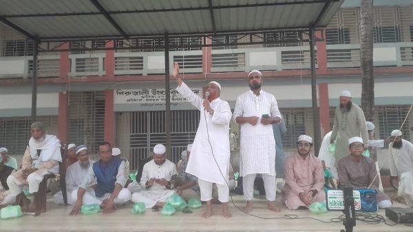 গাজীপুরে তারাবি পড়তে গিয়ে নিখোঁজ কিশোর, পরদিন লিচুবাগান থেকে পোড়া মরদেহ উদ্ধার বিশেষ প্রতিনিধি : গাজীপুর জেলা। তারাবি নামাজ পড়তে বাসা থেকে বেরিয়ে নিখোঁজ হওয়ার এক দিন পর মাহবুব (১৪) নামে এক মাদ্রাসাছাত্রের আগুনে পোড়া মরদেহ উদ্ধার করেছে জয়দেবপুর থানার পুলিশ। শনিবার (২৮ ফেব্রুয়ারি) সকাল ১১টার দিকে ভবানীপুর এলাকার খুরশীদিয়া "মারকাযুল উলুম" ক্বওমী মাদরাসার পাশের লিচুবাগান সংলগ্ন এলাকা থেকে মরদেহটি উদ্ধার করা হয়। নিহত মাহবুব পরিবারসহ ভবানীপুরে মোশারফ হোসেনের বাড়িতে ভাড়াটিয়া হিসেবে বসবাস করতেন। তার বাবা স্থানীয় একটি কারখানায় কর্মরত। মাহবুব খুরশীদিয়া মারকাযুল উলুম ক্বওমী মাদরাসার নাজেরানা বিভাগের শিক্ষার্থী ছিলেন। তাদের গ্রামের বাড়ি ময়মনসিংহ জেলার গৌরীপুর থানার দৌলতপুর গ্রামে। তিনি সোহাগের ছেলে। স্থানীয়রা জানান, সকালে মোশারফ হোসেনের লিচুবাগানের পাশ দিয়ে যাওয়ার সময় আগুনে পোড়া একটি মরদেহ পড়ে থাকতে দেখে তারা পরিবারের সদস্যদের খবর দেন। পরে মাহবুবের স্বজনরা এসে মরদেহ শনাক্ত করেন এবং জয়দেবপুর থানার পুলিশকে জানানো হয়। খবর পেয়ে পুলিশ ঘটনাস্থলে গিয়ে মরদেহটি উদ্ধার করেন। নিহতের বাবা সোহাগ জানান, শুক্রবার রাতে তারাবির নামাজ পড়তে ঘর থেকে বের হয় মাহবুব। রাত ৯টার দিকে বাসায় না ফিরলে খোঁজাখুঁজি শুরু করা হয়। সারারাত অপেক্ষার পরও কোনো সন্ধান মেলেনি। সকালে স্থানীয়দের মাধ্যমে মরদেহ উদ্ধারের খবর পান তারা। ঘটনাস্থলে গিয়ে তিনি ছেলেকে ঝোপঝাড়ের মধ্যে আগুনে পোড়া অবস্থায় দেখতে পান। জয়দেবপুর থানার ভারপ্রাপ্ত কর্মকর্তা (ওসি) মোঃ তরিকুল ইসলাম বলেন, 'আমরা খবর পেয়ে পুলিশ ঘটনাস্থলে গিয়ে মরদেহ উদ্ধার করে ময়নাতদন্তের জন্য মর্গে পাঠিয়েছেন। প্রাথমিকভাবে ধারণা করা হচ্ছে, তাকে হত্যা করে আগুন ধরিয়ে দেওয়া হয়েছে। কারা এবং কী কারণে এ হত্যাকাণ্ড ঘটিয়েছে, তা তদন্ত করে দেখা হচ্ছে। এ ঘটনায় আইনগত প্রক্রিয়া চলমান রয়েছে।'