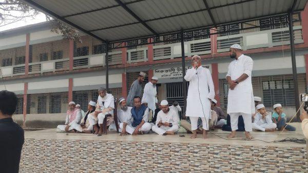 গাজীপুর সদরে বাংলাদেশ জামায়াতে ইসলামীর উদ্যোগে ইফতার ও দোয়া মাহফিল অনুষ্ঠিত... সওকত হোসাইন পিরুজালী। গাজীপুর সদরে বাংলাদেশ জামায়াতে ইসলামীর উদ্যোগে এক ইফতার ও দোয়া মাহফিল অনুষ্ঠিত হয় গত  সোমবার (০৯ মার্চ, ২০২৬) বিকেলে পিরুজালী উচ্চ বিদ্যালয়ের মাঠে। অনুষ্ঠানে প্রধান আলোচক  হিসেবে উপস্থিত ছিলেন বাংলাদেশ জামায়াতে ইসলামীর কেন্দ্রীয় মজলিস সুরার অন্যতম সদস্য,  গাজীপুর জেলা শাখার সংগ্রামী আমীর, বিশিষ্ট শিক্ষাবিদ ড. মোহাম্মদ জাহাঙ্গীর আলম। বিশেষ অতিথী হিসেবে রমজানের তাৎপর্য ও ফজিলত সম্পর্কে আলোচনা করেন গাজীপুর জেলা জামায়াতে ইসলামির সহকারী সেক্রেটারি অধ্যক্ষ মোস্তাফিজুর রহমান খান ও গাজীপুর সদর উপজেলার সংগ্রামী আমির মোঃ আলাউদ্দিন। পিরুজালী ইউনিয়নের জামায়াতে ইসলামীর সংগ্রামী আমির মোঃ কামরুজ্জামান মন্ডল'র সভাপতিত্বে ড. জাহাঙ্গীর আলম বলেন " রমযানের মাস, এ মাসেই কুরআন নাযিল করা হয়েছে, যা মানবজাতির জন্য পুরোপুরি হিদায়াত এবং এমন দ্ব্যর্থহীন শিক্ষা সম্বলিত, যা সত্য-সঠিক পথ দেখায় এবং হক ও বাতিলের পার্থক্য সুস্পষ্ট করে দেয়।" তিনি আরো বলেন" বাংলাদেশ জামায়াতে ইসলামী আল কোরআনের দাওয়াত মানুষের কাছে পৌঁছে দিয়েছে। বাংলাদেশ জামায়াতে ইসলামী কোরআন ও হাদীসের আলোকে একটি ন্যায় ও ইনসাফ ভিত্তিক রাষ্ট্রীয় ও সমাজ ব্যবস্থা গঠন করতে চায়, বাংলাদেশ জামায়াতে ইসলামী কোন চাঁদা বাজীর দল নয়, বাংলাদেশ জামায়াতে ইসলামী কোন স্ট্যান্ড দখলকারী দল নয়, বাংলাদেশ জামায়াতে ইসলামীর এদেশে ১ টাকা দূর্নীতির কোন ইতিহাস নাই" তিনি বিগত সরকারের সমালোচনা করে বলেন-" 'আমার দুঃখ হয়! গত নির্বাচনে ইন্জিনিয়ারিংএর মাধ্যমে জামাতে ইসলামী হারিয়ে দেওয়া হয়েছে, জামায়াতে ইসলামীকে ক্ষমতায় যেতে দেওয়া হয়ে নাই, উপদেষ্টা পরিষদের একজন উচ্চ পর্যায়ের একজন বলছে  'আমরা ইচ্ছে করে বিরোধী দলকে ক্ষমতায় যেতে দেইনি' ড. জাহাঙ্গীর আলম বলেন- " ইন্জিনিয়ারিং এ-র মাধ্যমে জামায়াতে ইসলামীকে হারিয়ে দেওয়া হয়েছে। সোমবার ফজরের নামাজের পর থেকে  শুরু হর পাকের প্রস্তুতি। তিন  হাজার দাওয়াতি মেহমানদের জন্য প্রায় পয়ত্রিশ শত লোকের ইফতারের আয়োজন করা হয়। এতে বড় আয়োজন কীভাবে সুসম্পাদিত হলো? সাংবাদিকদের  এমন প্রশ্নের উত্তরে পিরুজালী ইউনিয়ন জামায়াতের সেক্রেটারি মোঃ ফরহাদ বলেন- আজকের অনুষ্ঠানে ২৭০ কেজি চাউল গরুর গোস্ত ও মশারী ডালের সাথে মিশিয়ে  ১৮টি খিচুরীর ডেক পাকানো হয়েছে। সকালের দিকে আকাশ মেঘলা ছিল সারাদিন নাতিশীতুষ্ণ থাকায় বাবুর্চিদের তেমন কষ্ট হয়নি। জামাতের কর্মী ও নেতৃবৃন্দের স্বতঃস্ফূর্ত অংশগ্রহণ করে নিজের পকেটের টাকা ও শুভাকাঙ্ক্ষীদের সহযোগিতায় এই ইফতারের আয়োজন করা হয়েছে।    ১৮ টি পাতিলের খাবার প্রায় ৩২৫০ টি প্যাকেট এবং  সাথে খেজুর, শসা, কাঁচামরিচের আলাদা  পলি ও পানির বোতল একত্রে আবার একটি পলিতে প্যাকেট করা হয়েছে। এই সকল কাজগুলো অত্যান্ত সুশৃঙ্খল ভাবে গার্মেন্টস এর প্রোডাকশনের মতো কেউ খীচুরী প্যাকেট করে সেটা নিয়ে যায় বড় পলি ব্যাগের নিকটে, আবার একজন পানির বোতল সাপ্লাই দিচ্ছে, আর এক পালিতে খেজুর/শসা/ মরিচ দিয়ে সালাতের পলিটির মুখ আটকিয়ে পৌছিয়ে দিচ্ছে বড় পলির নিকটে, সেখানে দায়িত্বে আছেন পিরুজালী ইউনিয়ন জামায়াতের অফিস সম্পাদক ইন্জিনিয়ার জাহাঙ্গীর আলম।  তিনি সব চেক দিয়ে গিট্টি মেরে জমা রাখেন অন্য স্থানে। এখানে ৭ বছরের শিশু থেকে ৭৫ বছরের বয়সের লোকজন বিনা পারিশ্রমিকের মাধ্যমে আল্লাহর সন্তুষ্টির আশায় কাজ করেছেন। ইফতার বিতরণ যাতে সুশৃঙ্খলভাবে হয় সে জন্য মাঠে চট বিছিয়ে ৩০ টি লাইন করা হয়। প্রতিটি লাইনে ১০০ টি প্যাকেট সারি বদ্ধভাবে মেহমান আসার আগেই আমরা সাজিয়ে রাখি। প্রতি লাইনে ৩ জন্য করে লোক ছিল যারা মেহমান দের বিনয়ের সাথে  বলতেন "ভাই মেহেরবানি  করে সামনের সারিতে ইফতারের সামনে বসেন"। ৬ নং ওয়ার্ড সভাপতি প্রফেসর মোঃ খোরশেদ আলম মাইকে প্রচার করছিলেন "প্রচুর পরিমাণ ইফতারের প্যাকেট মওজুদ আছে আপনারা সারি বদ্ধ ভাবে লাইনে বসুন এখানে ইফতার করে দোয়া করে তারপর নামাজ পড়ে চলে যাবেন"। ইফতারের ১৫ মিনিটের পূর্বে সাজানো লাইনে ইফতারের প্যাকেট সামনে নিয়ে সকল মেহমান বসে পড়েন। তিনি আরো বলেন - জামায়াতের সংগঠন একটি সুশৃঙ্খল সংগঠন তাই প্রমাণ করল আজ। ইফতারের পর প্রায় ৪৫০টি প্যাকেট উদ্বৃত্ত থাকে। পরে বিভিন্ন মাদ্রাসার এতিমখানায় ও দরিদ্রদের বাড়িতে বাড়িতে তা পৌঁছিয়ে দেওয়া হয়। ইফতার মাহফিল সুন্দর সুশৃঙ্খল ভাবে সু- সম্পাদিত হওয়ায় অনুষ্ঠানের সভাপতি, গাজীপুর সদর উপজেলা জামায়াতের  সহ- সেক্রেটারি ও পিরুজালী ইউনিয়নের জামায়াতে ইসলামীর সংগ্রামী আমির এবং আসন্ন পিরুজালী ইউনিয়ন পরিষদের জামাতের মনোনীত  চেয়ারম্যান পদ প্রার্থী  মোঃ কামরুজ্জামান মন্ডল, এ সময় জামায়াতে ইসলামীর স্থানীয় পর্যায়ের নেতৃবৃন্দ এবং গণ্যমান্য ব্যক্তিবর্গসহ উপস্থিত সকল মেহমানদের ধন্যবাদ জ্ঞাপন ও আল্লাহর প্রসংশা  করেন।