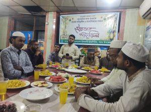 গাজীপুর সদরে ছাত্র শিবিরের ইফতার অনুষ্ঠিত..সওকত হোসাইন 
বিশেষ প্রতিনিধি :
গাজীপুর সদর উপজেলার বাংলাদেশ ইসলামী ছাত্র শিবিরের ইফতার মাহফিল অনুষ্ঠিত হয় রোজ সোমবার বিকাল ৫ ঘটিকায় , গাজীপুর সদর উপজেলার  ভাওয়ালগড় ইউনিয়ন হোতা পাড়া মোহাম্মদিয়া হোটেলে। গাজীপুর সদর উপজেলার ছাত্র শিবিরের
সভাপতি: মোঃ অফার আলী' র  
সভাপতিত্বে
উক্ত অনুষ্ঠানে 
প্রধান আতিথি হিসেবে উপস্থিত ছিলেন গাজীপুর জেলা বাংলাদেশ ইসলামী ছাত্র শিবিরের বায়তুলমাল সম্পাদক মোঃ আব্দুল্লাহিস সাকিব।
বিশেষ অতিথি হিসেবে উপস্থিত ছিলেন, গাজীপুর জেলা, ইসলামী ছাত্র শিবিরের মিডিয়া ও প্রচার সম্পাদক মোঃ হানজালা ওমর। 
গাজীপুর সদর উপজেলার ছাত্র শিবিরের  সেক্রেটরী মোঃ রাফিক মনুয়ার সাঈদী'র
সঞ্চালনায় 
দোয়া ও মুনাজাত: পরিচালনা করেন, বাংলাদেশ জামায়াতে ইসলামীর  মাওনা ইউনিয়ন ৬ নং ওয়ার্ড সভাপতি মোঃ আব্দুল বাতেন মোল্লা। 
মোনাজাতে দেশ ও জাতীর কল্যাণ এবং  বাংলাদেশ ইসলামি ছাত্র শিবিরের উত্তর উত্তর মঙ্গল কামনা করা হয়।