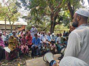 পিরুজালী ইউনিয়ন জামায়াতের আমির মোঃ কামরুজ্জামান মন্ডল'র বাড়িতে ঈদ উপহার বিতরণ সম্পন্ন.. সওকত হোসাইন :
বিশেষ প্রতিনিধি :
বাংলাদেশ জামায়াতে ইসলামী র উদ্যোগে পিরুজালী ইউনিয়ন জামায়াতের আমির মোঃ কামরুজ্জামান মন্ডল"র নেতৃত্বে ও পিরুজালী ইউনিয়নের নেতা কর্মীদের সম্মিলিত প্রচেষ্টায় হতদরিদ্র পুরুষ এবং মহিলাদের মাঝে ঈদ উপহার বিতরণ করেন। ১৯ মার্চ বৃহস্পতি বার সকাল ১১ টার সময় কামরুজ্জামান মন্ডল এ-র নিজ বাড়িতে ঐ ঈদ সামগ্রিক বিতরণ করা হয়। উক্ত অনুষ্ঠানে হাফেজ মাওলানা তৌফিকুল ইসলাম এর অর্থসহ কোরআন তেলাওয়াতের সূচনায় প্রধান অতিথি হিসেবে বক্তব্য রাখেন বাংলাদেশ জামায়াতে ইসলামী গাজীপুর সদর উপজেলার সহ সেক্রেটারী ও পিরুজালী ইউনিয়ন জামায়াতের সংগ্রামী আমির এবং আসন্ন পিরুজালী ইউনিয়ন পরিষদ নির্বাচনে জামায়াত মনোনীত চেয়ারম্যান পদ প্রার্থী , মোঃ কামরুজ্জামান মন্ডল। আরো বক্তব্য রাখেন পিরুজালী ইউনিয়ন জামায়াতের সেক্রেটারি মোঃ ফরহাদ হোসেন। পিরুজালী ইউনিয়ন ৬ নং ওয়ার্ডের সভাপতি, অধ্যাপক মোঃ খোরশেদ আলম এর সঞ্চালনায় কামরুজ্জামান মন্ডল বলেন- " আমরা জামায়াতে ইসলামীর পক্ষ থেকে যে ঈদ উপহার দিচ্ছি এটা আপনাদের নিকট সামান্য কিছু হতে পারে কিন্তু আমাদের সামর্থ্য অনুযায়ী এটা করা হয়েছে। আগামী নির্বাচনে পিরুজালী ইউনিয়ন পরিষদের চেয়ারম্যান যদি জামায়াতের হয়, আপনারা যদি ভোট দিয়ে নির্বাচিত করেন তাহলে আপনাদের আর কষ্ট করে আমার বাড়িতে আসতে হবেনা আমি নিজে চালের বস্তা মাথায় নিয়ে হজরত ওমরের মতো আপনার বাসায় পৌছিয়ে দেব। এই কাজটাই জামায়াতে ইসলামী করতে চায়"।
তিনি আরো বলেন, " আপনারা সহযোগিতা করলে আমি রাসুলের সমাজ পিরুজালীতে প্রতিষ্ঠা করব ইনশাআল্লাহ"।
উৎসুক জনগণ ঈদ সামগ্রী পেয়ে খুব খুশি হন এবং আগামী ইউপি নির্বাচনে জামাতে ইসলামী চেয়ারম্যান পদ প্রার্থী কামরুজ্জামান মন্ডলকে ভোট দিয়ে জয়যুক্ত করার আশা ব্যক্ত করেন।
উক্ত অনুষ্ঠানে আরো
উপস্থিত ছিলেন পিরুজালী ইউনিয়নের বিভিন্ন ওয়ার্ডের
জামায়াতের সভাপতি ও বিভিন্ন পর্যায়ের নেতৃবৃন্দ।