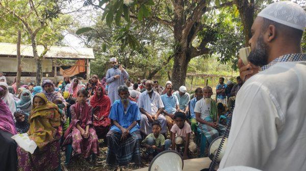 পিরুজালী ইউনিয়ন জামায়াতের আমির মোঃ কামরুজ্জামান মন্ডল'র বাড়িতে ঈদ উপহার বিতরণ    সম্পন্ন.. সওকত হোসাইন : বিশেষ প্রতিনিধি : বাংলাদেশ জামায়াতে ইসলামী র উদ্যোগে পিরুজালী ইউনিয়ন জামায়াতের আমির মোঃ কামরুজ্জামান মন্ডল"র নেতৃত্বে ও পিরুজালী ইউনিয়নের নেতা কর্মীদের সম্মিলিত প্রচেষ্টায় হতদরিদ্র পুরুষ এবং মহিলাদের মাঝে ঈদ উপহার বিতরণ  করেন। ১৯ মার্চ বৃহস্পতি বার সকাল ১১ টার সময় কামরুজ্জামান মন্ডল এ-র নিজ বাড়িতে ঐ ঈদ সামগ্রিক বিতরণ করা হয়। উক্ত অনুষ্ঠানে হাফেজ মাওলানা তৌফিকুল ইসলাম এর অর্থসহ কোরআন তেলাওয়াতের সূচনায় প্রধান অতিথি হিসেবে বক্তব্য রাখেন বাংলাদেশ  জামায়াতে ইসলামী  গাজীপুর সদর উপজেলার সহ সেক্রেটারী ও পিরুজালী ইউনিয়ন জামায়াতের সংগ্রামী আমির এবং আসন্ন পিরুজালী ইউনিয়ন পরিষদ নির্বাচনে জামায়াত মনোনীত চেয়ারম্যান পদ প্রার্থী ,  মোঃ কামরুজ্জামান মন্ডল। আরো   বক্তব্য রাখেন পিরুজালী ইউনিয়ন জামায়াতের সেক্রেটারি মোঃ ফরহাদ হোসেন।  পিরুজালী ইউনিয়ন ৬ নং ওয়ার্ডের সভাপতি, অধ্যাপক মোঃ খোরশেদ আলম এর সঞ্চালনায় কামরুজ্জামান মন্ডল বলেন- " আমরা জামায়াতে ইসলামীর পক্ষ থেকে যে ঈদ উপহার দিচ্ছি এটা আপনাদের নিকট সামান্য কিছু হতে পারে কিন্তু আমাদের সামর্থ্য অনুযায়ী এটা করা হয়েছে। আগামী নির্বাচনে পিরুজালী ইউনিয়ন পরিষদের চেয়ারম্যান যদি জামায়াতের হয়, আপনারা যদি ভোট দিয়ে নির্বাচিত করেন তাহলে আপনাদের আর কষ্ট করে  আমার বাড়িতে আসতে  হবেনা আমি নিজে চালের বস্তা মাথায় নিয়ে হজরত ওমরের মতো  আপনার বাসায় পৌছিয়ে দেব। এই কাজটাই জামায়াতে ইসলামী করতে চায়"। তিনি আরো বলেন, " আপনারা সহযোগিতা করলে আমি রাসুলের সমাজ পিরুজালীতে প্রতিষ্ঠা করব ইনশাআল্লাহ"। উৎসুক জনগণ ঈদ সামগ্রী পেয়ে খুব খুশি হন এবং আগামী ইউপি নির্বাচনে জামাতে ইসলামী চেয়ারম্যান পদ প্রার্থী কামরুজ্জামান মন্ডলকে ভোট দিয়ে জয়যুক্ত করার আশা ব্যক্ত করেন। উক্ত অনুষ্ঠানে আরো উপস্থিত ছিলেন পিরুজালী ইউনিয়নের বিভিন্ন ওয়ার্ডের জামায়াতের সভাপতি ও বিভিন্ন পর্যায়ের নেতৃবৃন্দ।