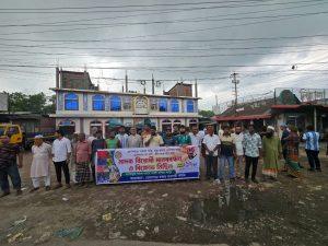 মাদকবিরোধী মানববন্ধন ও বিক্ষোভ মিছিল​বিশেষ প্রতিনিধি : গাজীপুর

“মাদকমুক্ত সমাজ গড়ি, সুস্থ সুন্দর ভবিষ্যৎ গড়ি, মাদককে না বলি, জীবনকে হ্যাঁ বলি”— এই প্রতিপাদ্যকে সামনে রেখে গাজীপুরের হোতাপাড়ায় মাদকবিরোধী মানববন্ধন ও বিক্ষোভ মিছিল অনুষ্ঠিত হয়েছে। বুধবার (১৭ জুন) সকাল ১০টায় গাজীপুর সদর উপজেলার ভাওয়ালগড় ইউনিয়নের হোতাপাড়া বাজার ব্যবসায়ী সমিতির উদ্যোগে এই কর্মসূচির আয়োজন করা হয়।
​হোতাপাড়া কেন্দ্রীয় মসজিদের সামনে আয়োজিত এ কর্মসূচিতে ব্যবসায়ী, রাজনৈতিক নেতৃবৃন্দ, সাংবাদিক, সামাজিক সংগঠনের প্রতিনিধি এবং স্থানীয় শতাধিক নারী-পুরুষ অংশগ্রহণ করেন। মানববন্ধন শেষে একটি বিক্ষোভ মিছিল বের হয়ে হোতাপাড়া বাজারের গুরুত্বপূর্ণ সড়কগুলো প্রদক্ষিণ করে।
​মানববন্ধনে প্রধান অতিথি হিসেবে বক্তব্য রাখেন গাজীপুর জেলা বিএনপির আহ্বায়ক সদস্য, সদর উপজেলা বিএনপির সাবেক সাধারণ সম্পাদক এবং ভাওয়ালগড় ইউনিয়ন পরিষদের চেয়ারম্যান পদপ্রার্থী আলহাজ্ব জয়নাল আবেদীন রিজভী।
​প্রধান অতিথির বক্তব্যে তিনি বলেন, “আমাদের গাজীপুর এবং ভাওয়ালগড় ইউনিয়নে মাদকের কোনো স্থান নেই। মাদক ব্যবসায়ীরা সমাজের শত্রু। যেখানেই তাদের খুঁজে পাওয়া যাবে, সেখান থেকেই আইনশৃঙ্খলা বাহিনীর হাতে তুলে দেওয়া হবে। মাদক নির্মূলে রাজনৈতিক পরিচয় নয়, প্রয়োজন সামাজিক ঐক্য ও জনসচেতনতা।”
​আইনি সীমাবদ্ধতার কথা উল্লেখ করে তিনি আরও বলেন, “বর্তমান আইনের কিছু সীমাবদ্ধতার কারণে অনেক মাদক ব্যবসায়ী অল্প সময়ের মধ্যেই জামিনে বের হয়ে আবারও অপরাধমূলক কর্মকাণ্ডে জড়িয়ে পড়ছে। তাই মাদক নিয়ন্ত্রণে আরও কার্যকর ও কঠোর আইন প্রণয়ন এবং তার যথাযথ বাস্তবায়ন প্রয়োজন।” পরে মাদক নির্মূলে প্রশাসনের জোরালো পদক্ষেপ কামনা করে তিনি জয়দেবপুর থানার ভারপ্রাপ্ত কর্মকর্তার (ওসি) মাধ্যমে সংশ্লিষ্ট কর্তৃপক্ষের কাছে একটি স্মারকলিপি প্রদান করেন।
​বিশেষ অতিথির বক্তব্যে কবি, লেখক ও সাংবাদিক শাহান শাহাবুদ্দিন বলেন, “মাদক শুধু একজন ব্যক্তিকে নয়, একটি পরিবার, একটি সমাজ এবং একটি জাতির ভবিষ্যৎকে ধ্বংস করে। মাদকের বিরুদ্ধে সামাজিক আন্দোলন গড়ে তুলতে হবে এবং নতুন প্রজন্মকে খেলাধুলা, শিক্ষা ও সাংস্কৃতিক কর্মকাণ্ডের সঙ্গে সম্পৃক্ত করতে হবে।”
​সদর উপজেলা বিএনপির আহ্বায়ক সদস্য মোঃ আজহার ইসলাম মণ্ডল বলেন, “মাদকমুক্ত সমাজ গড়তে রাজনৈতিক দল, প্রশাসন, জনপ্রতিনিধি ও সাধারণ জনগণকে একসঙ্গে কাজ করতে হবে। শুধুমাত্র আইন প্রয়োগ নয়, সামাজিক প্রতিরোধও জরুরি।”
​সন্তানদের প্রতি অভিভাবকদের সচেতনতার তাগিদ দিয়ে সদর উপজেলা বিএনপির আহ্বায়ক সদস্য মোঃ নুরুল আমিন মাস্টার বলেন, “প্রতিটি পরিবারকে সচেতন হতে হবে। সন্তানদের প্রতি অভিভাবকদের নজরদারি বৃদ্ধি করতে হবে, যাতে তারা মাদকের ভয়াবহ ছোবল থেকে রক্ষা পায়।”
​কর্মসূচিতে আরও বক্তব্য রাখেন ছাত্রদল নেতা মাজারুল ইসলাম এবং বন ও পরিবেশ রক্ষা আন্দোলন কমিটির সভাপতি ইঞ্জিনিয়ার মোঃ সাইফুল ইসলাম। তারা তরুণ সমাজকে মাদকের অন্ধকার পথ থেকে ফিরিয়ে আনতে শিক্ষাপ্রতিষ্ঠানভিত্তিক সচেতনতামূলক কার্যক্রম বাড়ানো এবং প্রতিটি নাগরিককে দায়িত্বশীল ভূমিকা পালন করার আহ্বান জানান।
​এসময় বিএনপি ও এর অঙ্গ-সহযোগী সংগঠনের নেতাকর্মী, স্থানীয় ব্যবসায়ী, শিক্ষক, সাংবাদিক, সামাজিক সংগঠনের প্রতিনিধি এবং বিপুল সংখ্যক এলাকাবাসী উপস্থিত ছিলেন। মানববন্ধনে অংশগ্রহণকারীরা মাদক ব্যবসায়ী ও মাদকসেবীদের বিরুদ্ধে কঠোর ব্যবস্থা গ্রহণ এবং যুব সমাজকে রক্ষা করে একটি নিরাপদ সমাজ গড়ে তুলতে সংশ্লিষ্ট সকলের প্রতি জোর দাবি জানান